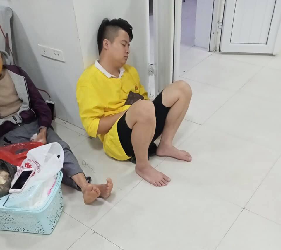 HÃY BÊN VỢ BẠN LÚC VỢ BẠN ĐẺ.
VÌ CHẲNG LÚC NÀO VỢ CẦN BẠN HƠN LÚC NÀY.
Hí anh em. Nay mình than thở vài lời về hành trình vượt cạn của Vợ và Milk.
Mình đã chuẩn bị sẵn tâm lý sẽ cùng vk vượt cạn, hỏi cả phòng dịch vụ ở BV Sản nhi, hỏi cả việc có được vào cạnh vợ lúc sinh hay là có được quay fipm chụp hình hay k. Nhưng tất cả đều khác trên youtube 😂.
12h đêm ngày 10/11 vợ bắt đầu có dấu hiệu, đó là khi huyết hồng tràn ra ngày càng nhiều. Mình thì đang cố gắng làm cho xong việc và bàn giao công việc lại cho nhân viên. Rồi ráng đợi thêm 1 chút xem tình hình ntn. Vợ bắt đầu run run. Chỉ có thề đứng cạnh rồi ôm vợ.
1h30 sáng 11/11. Huyết càng ngày càng nhiều. Mình chở vợ nhập viện sản nhi luôn. May là hành lý đều sẵn sàng nay chỉ nhấc mông đi. 🥰 mình cố tình tìm cái bài hát gì gì của Đông Nhi nhưng mãi k nhớ ra tên, thôi thì làm tạm quả Nhật Ký của Mẹ cho bạn ấy đỡ căng thẳng. Sau tới viện mới nhớ bài của Đông Nhi là bài Khi con là mẹ. (Các anh sau này nhớ bài này mà mở, giảm căng thẳng ngay).
Vì 2 vc ở Vinh nên quyết định k gọi cho 2 bà ở quê, sợ nửa đêm tội bà.
Thế rồi nhập viện, mọi thứ cũng đơn giản.nhận bộ đồ huyền thoại rồi đi siêu âm khám.  Nhưng hình như vợ lo, không ngủ đc. À còn phải đo độ gò của con nữa. Đo tận 30p, mình cố gắng đánh 1 giấc để cbi cho ngày mai nhưng tiếng máy cứ ọt ọt ọt ọt k ngủ được. Kkkk. 😂
Sáng ra hỏi vợ muốn ăn gì, chưa kịp nói thì mình đề xuất ngay súp lươn bà Lợi ngay Phan Đình Phùng 😂 cũng k biết ả ăn vì đói hay ăn để lấy sức chuẩn bị mà ăn thừa mỗi hành.
Điều hay ho là cả phòng chờ mỗi mình con trai, còn lại toàn bà gia hoặc mẹ đẻ đi chăm con. Ai cũng nhìn rành hay ho. Những lúc thay bỉm cho vk k còn rầy hay ngại chi nữa. K thấy bẩn luôn, cứ thế làm phát một. 💪💪💪
Vợ đau râm râm chứ k quằn quại như mấy bà hàng xóm hay đồng nghiệp doạ. 🤣🤣🤣
Sáng ra báo thông tin cho 2 bà ở quê, 2 bà nhanh nhanh phi xuống, nhưng nội quy BV Nhi là mếu cho ng ngoài vào thăm, chỉ ai có chiếc áo vàng huyền thoại kia mới đc vào, rồi mịn chiếm spotlight hơi nhiều với quả áo kia. Sau bảo 2 bà với mự về nhà nghỉ ngơi. Khúc này đúng thực sự, mẹ chăm con k bằng chồng chăm vợ đâu vì những lúc này ck là chỗ dựa tốt nhất.
Đến 3h chiều vk bắt đầu co thắt, mở đến 6p rồi nhập phòng. Khúc này bị bác sỹ thụt để cbi đẻ. Rồi vk chạy nhanh vào nhà vs để cbi (lại gặp mịa 1 con mẹ tranh thủ tắm, kêu mãi k ra bảo đợi tắm xong rồi ra - mình điên sôi máu lên định chửi thì may mọi ng dục nên bà ấy mở cửa).
Mình vào nhà vệ sinh vs vk. Thay bỉm xong, rồi đưa cho vk thêm 3 quả bỉm theo lời dặn của BS thế là tung tăng lên phòng đẻ. 🧐🧐🧐
Cứ nghĩ là lên sẽ đẻ liền như trong phim.🤔🤔🤔 Nhưng trồi ôi, lên phải chuyền rồi phải đợi. Và lần thừ n một mình mình là đàn ông đợi với 1 tập thể phụ nữ là các mẹ các bà 😂.  Các bà kêu con trai k nên ở đây vì ở đây mắc vía vk sẽ k đẻ đc 🤣 lại lần thứ 3 thấy khác trong phim, k giống cảnh ck đứng bên động viên an ủi cổ vũ vợ đẻ đâu. Nhưng mình đếch quan tâm cứ im lặng đi qua đi lại.
Rồi qua giờ hành chính 2 bà và cậu mự của 2 vc cũng đc lên thăm 😊😊😊. Nhưng lại tiếp tục phải đợi mình nóng ruột nhưng do mệt quá nên dựa tường ngủ luôn.
Nhìn qua khe cửa thấy vk mình nằm 1 mình, chỉ có 1 cô điều dưỡng đứng bên tiếp nc và sữa (k phải nguyên ekip động viện Hạnh ơi cố lên, em làm được đâu - mà là ai mở trước rặn khoẻ sẽ đc ưu tiên đỡ trc, còn nếu k thì cứ rứa mà rặn) thực sự nóng ruột.
Cứ lần lượt bác sỹ ra báo tin chúc mừng chị Hoa, chị Hữu... mà mình lại càng lo.
Thế rồi chị Lâm mà vk mình nhờ từ trc nt cho mình, chị đang ở vên Hạnh. Em nó mạnh mẽ lắm, lát bé sinh chị quay clip lại cho 🥰🥰🥰. Nghĩ tới khúc này mình vui thực sự.
18:38 chị Lâm ra khỏi phòng mổ tìm mình, bảo ck Hạnh đâu rồi đưa quần áo cho chị 🤩🤩🤩🤩 cảm xúc khó tả lắm, mình vui quá chỉ kịp hỏi bé sinh khi mấy h c. Chị báo 18:25p nặng 3,5kg.
Cả bà ngoại bà nội đều vui tột độ và mừng khoé mắt đỏ hoe.
Nhưng chưa đc gặp vk con liền. Lại phải đợi 30p để khâu. Rồi bắt đầu công cuộc đi xin sữa non (vợ đẻ ra chưa có sữa liền đâu, phải đi xin sữa của mẹ bầu khác hoặc uống sữa thanh meji) và công cuộc của mình với cậu (em vợ) 2 tiếng chạy đi xin sữa nhờ chị bạn của vk vắt 1 lần. Chỉ được lấy sữa nóng chứ k được hâm vì bé mới sinh...
Vậy đó. Mình đã đồng hành cùng vợ ở cái thời điểm vui nhất của cuộc đời. Mọi thứ trôi qua thật nhẹ nhàng nhưng những người trong cuộc thì đó là thời điểm của tình yêu thương, gia đình và mẫu tử.
Mình xin kết thúc những bài viết và lời chúc về cuộc vượt cạn của vk con ở đây.
Và gửi lời cảm ơn tới mọi người hôm qua tới giờ đã chúc cho gia đình mình.  Yêu thương.
Ps. Còn 1 vài chi tiết nhỏ mình k tiện kể hết kkk.
Nay con được gần 3 tháng roài nhưng vẫn muốn chia sẻ cho các anh em tí hehe.
