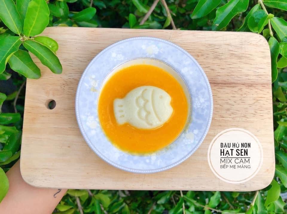 Ngoài ĐẬU HŨ NON YẾN MẠCH ra thì mẹ học lỏm được thêm vài món làm đậu hủ non từ : khoai lang tím - hạt sen - đậu xanh . Ngon & bổ dưỡng lắm 😝

🌻 ĐẬU HŨ YẾN MẠCH - KHOAI LANG TÍM: 
- Nguyên liệu : nữa củ khoai lang tím , 50gr yến mạch ( mình dùng loại yến mạch cán vỡ Nhật nhe ) , 150ml nước lọc . 
- Cách làm : 
1. Khoai lang tím gọt vỏ , rửa sạch , ngâm bớt mủ , cắt hạt lựu , hấp chín . 
2. Yến mạch ko ngâm . ( Hoặc ngâm xong lấy cã nước ngâm lun nha . Ko rửa yến mạch sẽ mất chất ạ )
3. Cho khoai lang hấp chín + yến mạch cùng 150ml nước vào máy xay nhuyễn . 
4. Lọc hỗn hợp vừa xay qua rây nhìu lần cho sạch bã.
5. Cho vào nồi bắt lửa nhỏ liu riu . Khoáy đều tay đến khi hỗn hợp sền sệt như hồ dán là dc . 
6. Cho vào khuôn ( khuôn nên thoa 1 tí dầu olive - hạnh nhân- óc chó j cũng dc miễn dầu ăn trẻ em là dc ) . Để khi lấy dễ mà ko bị dính ấy ạ . 

🌻 ĐẬU HŨ NON HẠT SEN - HẠT SEN: 
Tỉ lệ 1 đậu : 3 nước . Cách làm cũng giống ở trên nhưng đậu nên xay lúc còn sống thì khi mình nấu hỗn hợp sẽ sệt và kết dính hơn .

🌻 PUDDING THANH LONG ĐỎ - XOÀI MIX SỮA MẸ/SỮA CTH
- Nguyên liệu : 1 trái xoài ( hoặc nữa trái thanh long đỏ ) , 2 lá gelatine , 60ml sữa mẹ ( hoặc sữa cthuc ) , 60ml nước lọc . 
- Cách làm : 
1. Gelatine : cho 1 lá vào tô đổ ít nước ngâm cho nở . 
2. Xoài ( thanh long đỏ ) cắt lấy phần thịt cho vào máy xay nhuyễn cùng 1 ít nước lọc . Lọc qua rây sạch bã . 
3. Lấy lá gelatine đã ngâm nở cho vào chén , thêm 30ml nước lọc bắt bếp hấp cách thuỷ cho tan . Sau khi tan để nguội . 
4. Cho hỗn hợp xoài ( thanh long đỏ ) cùng gelatine trộn đều . Đổ vào hủ thuỷ tinh . Nếu mún nghiêng thì đặt hủ thuỷ tinh nằm nghiêng trog 1 cái chén hoặc hộp nhựa . Rồi cho vào ngăn mát tủ lạnh 2h cho đông . 
5. Cho 1 lá gelatine còn lại ngâm nước 15' cho nở . Sau khi nở vớt ra cho vào chén cùng 30ml nước lọc hấp cách thuỷ cho tan . Sau khi tan để nguội .
6. Cho 60ml sữa mẹ ( hoặc sữa cthuc ) còn ấm vào gelatine  trộn đều để nguội bớt . Rồi cho vào hủ đựng xoài hoặc thanh long đỏ . Mang để ngăn mát tủ lạnh 2h cho đông . 

Pudding làm vừa phải , mềm tan trong miệng em bé rất thích . Các mẹ đừng ham cho nhìu gelatine thì pudding bị cứng con ăn ko dc ấy ạ . Lúc làm chịu khó để thật đông hỗn hợp trái cây rồi hãy đổ thêm sữa vào ko thì nó sẽ bị lỏng ạ . 

Chúc các mẹ thành công nhé
Nguồn : bếp mẹ măng