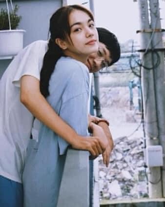 [Góc dễ thương]
Đặt gạch 1 nụ hôn từ 23 năm trước mới cưới được em ❤ 

Trong các bộ phim ngôn tình, chuyện cặp đôi là ‘thanh mai trúc mã’ từ nhỏ, có một tình yêu như mơ ,tưởng chỉ có trong phim hoá ra cũng tồn tại ngoài đời thật…

Nếu bạn không tin thì những tấm ảnh dưới đây là bằng chứng ❤️

ảnh : Bảo Quý Trọng Thuận