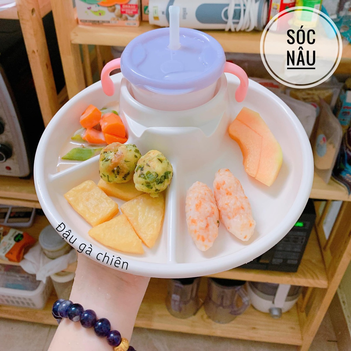 ❌❌❌ THỰC ĐƠN BLW CHO BÉ 8M+ ❌❌❌

Mình đã trải qua giai đoạn ăn dặm cho con. Và thành quả của mình là có 1 em bé rất mê ăn, ăn cả Thế Giới. 

👉Với mình thì ăn dặm BLW thật sự rất tuyệt vời. 
✅Giúp con tự lập
✅Giúp con học được kĩ năng vận động tinh rất tốt
✅Con được tự do khám phá
✅Hơn hết là con cảm nhận được mình đc tôn trọng trong ăn uống 
Và rất nhiều điều tuyệt vời nữa.........

BLW bé có thể thời gian đầu con ăn ít hơn các bạn ăn đút 1 chút. Mẹ có thể sẽ lo lắng 1 chút. Nhưng các mẹ hãy yên tâm nha. Mình có 1 em bé đã 13m rồi. Con ăn BLW hoàn toàn tới 11m và con phát triển rất tốt các mẹ nhé. Thậm chí là con đi học khi 11m được cô khen ăn còn tốt hơn nhiều bạn lớn hơn đó ạ.

🚫Ảnh có thể không đẹp, không long lanh. Nhưng cũng là tâm huyết là tình yêu của 1 người mẹ dành cho con. Mình chia sẻ với các mom để các mom có động lực hơn, kiên trì hơn nếu em bé nhà các mom đang theo BLW.