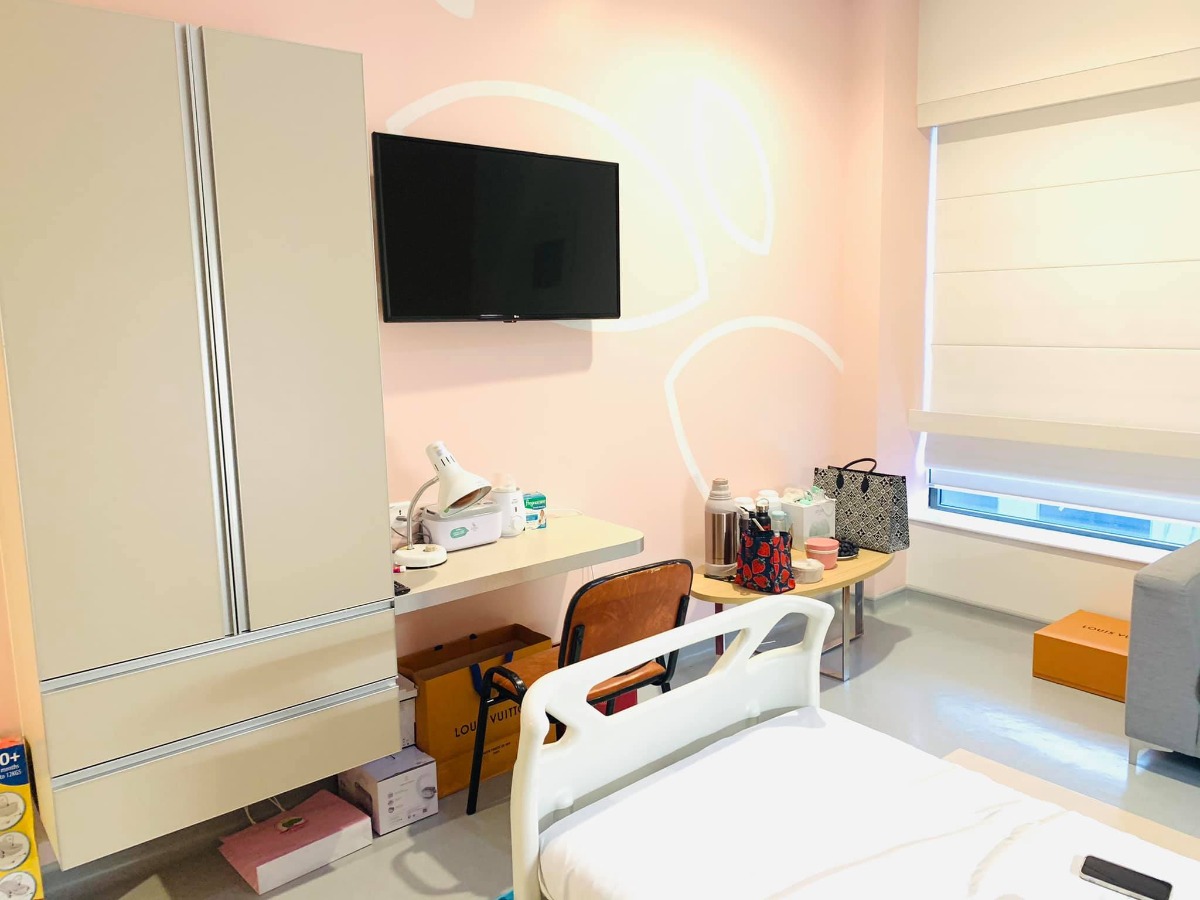 ✌️ [Review đẻ thường Việt Pháp - tháng 1/2021] 💛💛

✅ Gói thai sản 12 tuần

- Bác sĩ khám: Hồi đầu em đặt lịch khám tất cả các  bác hay sao ấy😂 mỗi lần 1 bác cho đến khi vào group nghe danh bác Nghị là chân ái nên sau là e book bác Nghị. Nhìn chung các bác đều khám nhẹ nhàng, ân cần thăm hỏi, dặn dò chu đáo. Nhưng bác Nghị vẫn là the best doctor❤️ Lúc nào cũng tận tâm và cẩn thân.

- Siêu âm: 3 lần 4D còn lần nào đi khám cũng đx siêu âm 2D tuy nhiên máy s/a ở Việt Pháp chắc tuổi cao sức yếu nên chả bao h nhìn đc mặt con 😂

- Gói 12 tuần là 46.900k . E đi hội thảo đc giảm 2tr còn 45tr. Khi xét nghiệm double test sẽ được giảm 20% và đc 1 phiếu miễn phí khám chuyên khoa bất kì. 

-Ngoài ra e đăng kí ở phòng vip cũng đc giảm 50% ngày đầu tiên còn 5tr đêm thôi ạ. Vì sinh xong phải chờ 72 giờ để lấy máu gót chân sàng lọc mà ở đây cứ bấm chuông là các chị hộ sinh có mặt ngay lập tức🥰 nên nhà e dki ở lại thêm 2 đêm. Những đêm sau thì chi phí 8tr/ đêm. Tổng e ở lại 4 ngày 3 đêm là 21tr tiền phòng. 

-Mua gói tiêm cho e bé cũng đc giảm 2tr còn 16tr vì từng đi hội thảo nha các mẹ. 

- Ra viện bsi sẽ yêu cầu mua thêm thuốc bổ cho mẹ và bé ( bổ máu, canxincho mẹ và dd vệ sinh vết khâu; vitamin D và cồn rửa rốn cho e bé) khoảng 2tr gì đó

- Mỗi lần đi khám nếu gặp vấn đề bên ngoài đều mất phí khám và xét nghiệm nhé. E bị tiểu đường thai kì nên mỗi lần đi khám với xn cũng mất thêm 2-3tr. 

- Từ tuần 36 sẽ chạy monitoring 30' mỗi buổi khám. Ngoài ra có 1 buổi khám với bác sĩ gây tê, bác sĩ giải thích nhẹ nhàng nhung mặt bsi thì rất khó hiểu 😂

✅ Đi sinh

- Phòng sinh thường- chồng được vào theo dõi tim thai và cơn co tử cung. E có sử dụng gây tê ngoài màng cứng (có trong gói), lúc làm thủ thuật tầm 15' người nhà sẽ ra ngoài. E ko biết hậu qả sau này của việc gây tê nhưng e biết ơn ng phát minh ra nó vô cùng vì nếu ko đc gây tê chắc e ngáo mất 😭. 

- E may mắn được bác Thu đỡ ❤️ Vì bác chuyên môn cao + các chị hộ sinh nhiệt tình nên e rặn 3p là e bé đã chào đời r. Vì đc gây tê nên khâu ko thấy hề hấn gì luôn ạ😆. Đến tận ngày hsau mới bdau thấy đau.

- Sinh xong sẽ đc đẩy qa phòng bên nghỉ để theo dõi 1 , 2 tiếng tại đó.

- Hàng ngày bác sĩ sản và có vào thăm khám, kiểm tra bụng và phần phụ của mẹ xem hồi phục ok ko. Các cô y tá sẽ vào đo huyết áp và các cô lao công dọn dẹp 2 lần/ ngày.

- Cơm viện nhìn ngon, hàng ngày có chị lên hỏi đủ thực đơn bò gà tôm cá, ngày 2 bữa cơm, tráng miệng có sữa chua hoặc sữa hộp, sáng các mẹ có thể chọn ăn cháo hoặc các loại bánh mì. Nhưng mẹ chồng e tự nấu e đem vào nên e vẫn chưa đc thử mùi cơm viện 😭

- Hàng ngày bé sẽ được tắm sau 8h sáng, gội đầu tắm rửa xà phòng sạch sẽ thơm tho. Mẹ được chiếu tia plasma giúp vết thương mau lành.

- Quà tặng của viện bao gồm: 1 bộ quần áo Vp cho bé + trà lợi sữa, khung ảnh, gấu bông, Bỉm và BVS cho mẹ. Nói chung là đủ đồ cơ bản, mẹ nào muốn mang thêm đồ cá nhân thì chủ động nhé. 

- QUAN TRỌNG, buổi đêm sau 10h có thể nhờ các chị y tá hỗ trợ trông bé đêm nếu mẹ nào cảm thấy mệt quá. Nhưng vợ chồng e nhớ con lắm, 30p lại p bấm chuông nhờ các c đưa con về phòng. E bé cứ khóc là lại bấm chuông nhờ ng hỗ trợ😂. Mấy hôm ở viện học được đủ skill cho bé ăn, dỗ bé khóc, vỗ ợ ... bla bla nên e thấy nếu được ở viện để học hỏi thêm 2,3 ngày là rất cần thiết.

✅ Ra viện
- Thủ tục làm nhanh, đóng tiền xong là lấy giấy chứng sinh cho con thôi. Gọi các chị vào check out phòng rồi đi về thôi ạ.

Chúc các mẹ năm mới mạnh khoẻ và các con hay ăn chóng nhớn nhé ❤️