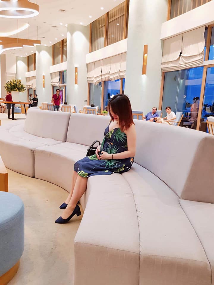 TOP 8 SAI LẦM THAI GIÁO PHỔ BIẾN NHẤT
(Và cách Mamibabi giúp mẹ tránh các sai lầm này để thai giáo cho bé an toàn, khỏe mạnh)

Beethoven, nhà soạn nhạc nổi tiếng người Đức, chắc đã rất quen thuộc với các mẹ. Thầy dạy nhạc đầu tiên cho Beethoven là cha ông. Cha Beethoven vốn rất ngưỡng mộ Mozart – người chỉ mới 5 tuổi đã biết soạn nhạc. 

Thấy Beethoven còn nhỏ mà đã thích bấm lên những phím đàn piano, cha muốn ông trở thành một thiên tài âm nhạc như Mozart nên cho ông tập đàn từ khi 3 tuổi. Tuy nhiên, sự kỷ luật nghiêm ngặt của bố lại làm ngăn cản sự phát triển của Beethoven. 

Cha Beethoven thường giục ông dậy vào lúc nửa đêm để tập chơi piano. Do vậy Beethoven thường rất mệt mỏi. Mối quan hệ giữa 2 cha con rất căng thẳng và xa cách. May mắn sau đó Beethoven đã được học nhạc với các thầy dạy nhạc khác, và thành công như hôm nay. 

Trong cuộc sống, đa số những sự ép buộc đều ko mang lại kết quả tốt, kể cả với thiên tài như Beethoven.

Tới đây, mình xin chia sẻ sai lầm đầu tiên các mẹ thường gặp khi thai giáo:

1. Ép mình nghe nhạc cổ điển, nhạc bác học:

Nếu ko thích nghe nhạc cổ điển, mẹ đừng ép mình nghe, cũng đừng ép bé nghe, cũng đừng bật to bắt chồng hay cả nhà phải cùng nghe.

Chưa có nghiên cứu nào chứng minh nhạc cổ điển sẽ có hiệu quả cao hơn các thể loại nhạc khác. Hãy nghe loại nhạc mình yêu thích, chú ý tránh các thể loại nhạc u buồn, ca từ tiêu cực hoặc nhạc quá mạnh như Rock... sẽ ảnh hưởng không tốt đến thính giác của bé.

Mamibabi có thư viện nhạc thai giáo lên tới hàng ngàn bài hát, rất đa dạng thể loại để mẹ có thể lựa chọn mỗi ngày.

2. Úp tai nghe vào bụng hoặc nghe nhạc quá to

Khi cho con nghe nhạc, mẹ đừng sử dụng tai nghe úp vào bụng hoặc đừng bật âm lượng quá lớn. Nhiều mẹ sợ con trong bụng sẽ ko nghe được nhạc mình bật bên ngoài nên bật to. Thực tế, nước ối khuếch đại âm thanh, con sẽ nghe thấy to hơn mình nghĩ. Nếu nghe quá to sẽ khiến bé khó chịu và ảnh hưởng không tốt đến thính giác.

Mẹ nên đặt điện thoại cạnh bụng, mở loa ngoài vừa đủ nghe. Có thể hẹn giờ trên app Mamibabi để sau đó nhạc tự tắt và 2 mẹ con cùng chìm vào giấc ngủ.

3. Áp dụng các hoạt động thai giáo sai giai đoạn

Ví dụ với hoạt động xoa bụng bầu (thai giáo vận động). Đây là hoạt động chỉ nên làm ở giai đoạn 3 tháng giữa và nếu đi khám thai nhi đã ổn định. Xoa bụng nhiều ở 3 tháng đầu dễ dẫn đến sảy thai, 3 tháng cuối dễ dẫn đến sinh non. 

Một cách an toàn hơn cho mẹ đó là cùng bố ôm ấp, nâng niu bụng bầu như đang ôm con và nói chuyện với con.

Với Mamibabi, lộ trình thai giáo mỗi ngày cần làm gì đã được sắp xếp và biên tập kỹ lưỡng, mỗi ngày mẹ chỉ cần làm theo mục Thai giáo hôm nay ngay khi mở app, không còn lo lắng về việc áp dụng sai giai đoạn nữa.

4. Lạm dụng thai giáo ánh sáng

Do được nhắc đến nhiều và bé cũng thường đáp ứng lại khi được mẹ thai giáo ánh sáng nên các mẹ rất hay lạm dụng hoạt động này. Thai giáo ánh sáng quá nhiều khiến  con mệt mỏi và ảnh hưởng đến thị giác do thị giác của con trong bụng mẹ còn non yếu và chưa hoàn thiện.

Mẹ chỉ nên thai giáo ánh sáng khi con được 27 tuần và mỗi lần nhiều nhất là 5 phút. Nếu con ko hợp tác cũng đừng buồn bã, mẹ hãy thử lại vào lần khác nhé. Mẹ xem thêm hướng dẫn tại đây: Https://mamibabi.com.vn/r/394215

5. Lười, ngại vì nghĩ thai giáo không cần thiết

Tâm lý này thường do mẹ chưa hiểu kỹ về thai giáo. Nhiều mẹ thường tới khi bầu bé thứ hai mới tiếc vì đã ko thai giáo cho bé đầu. 

Hơn nữa, khi mẹ tự làm các hoạt động thai giáo, ko theo lộ trình đầy đủ, chỉ xem theo các bài hướng dẫn trên mạng rồi mong có kết quả ngay, dẫn đến dễ bỏ dở giữa chừng. Công việc bận rộn cũng thường khiến các mẹ quên thai giáo cho bé, tối đi làm về mệt lại phải lên mạng xem hôm nay nên thai giáo gì... rất mất thời gian và rất ngại.

Mamibabi sinh ra giúp mẹ không còn những trở ngại này nữa. Tuy nhiên, Mamibabi sẽ ko thể giúp mẹ nếu như chính mẹ còn chưa hiểu về thai giáo và vai trò của thai giáo. Nếu chưa nắm được, mẹ hãy đọc thêm bài này nhé: Https://mamibabi.com.vn/r/875403

6. Để không khí gia đình căng thẳng

Nói tới gia đình phải nói tới sai lầm tiếp theo khi thai giáo là ko chú trọng ko khí gia đình, vợ chồng hay cáu gắt, mẹ con cãi nhau, lớn tiếng… Việc này ảnh hưởng rất ko tốt đến thai nhi vì con sẽ nhận được những năng lượng tiêu cực từ mẹ

Mẹ cần sống trong bầu ko khí hạnh phúc, đây chính là thai giáo tinh thần, một hình thức thai giáo gián tiếp. Hãy chú trọng các mối quan hệ trong gia đình, quan trọng nhất là lời ăn tiếng nói với nhau mẹ nhé.

7. Sai lầm khi không nói chuyện với thai nhi:

Nhiều mẹ nghĩ bé chưa hiểu gì hoặc sợ người nhà thấy ngồi nói chuyện một mình (hơi giống tự kỷ 🤣) nên hay ngại làm hoạt động này. 

Thực tế, bố mẹ tâm sự với bé sẽ đem lại năng lượng tích cực, giúp con cảm thấy an tâm. Bé rất thích nghe giọng của bố mẹ, sau này khi ra đời, bé đã cảm thấy thân thuộc và sẽ rất hợp tác. Nhiều bé còn mỉm cười khi nghe thấy giọng mẹ ngay khi vừa ra khỏi bụng.

Mẹ hãy rủ bố nói chuyện với con nữa nhé. Nếu bố đi làm cả ngày mệt hoặc ko giỏi bày tỏ cảm xúc, mẹ đừng ép làm bố căng thẳng. Đôi khi bố chỉ cần đặt tay lên bụng mẹ thôi cũng là thai giáo rồi vì con sẽ cảm nhận được hơi ấm và “vùng tối” tay bố tạo ra.

8. Cho rằng đi du lịch khi mang thai là điều nguy hiểm

Sai lầm cuối cùng, cũng liên quan tới thai giáo vận động, đó là cho rằng khi bầu thì ko nên đi du lịch. 

Thực tế, du lịch vừa tốt cho tinh thần vừa tốt cho thể chất của mẹ, chỉ cần mẹ chú ý là đi du lịch phải đảm bảo an toàn trên hết, tránh các hoạt động mạnh hoặc tránh những vùng thời tiết quá khắc nghiệt.

Trong ảnh là hình hai vợ chồng đi Quy Nhơn khi bé Heo đc 24 tuần. Mình sẽ chia sẻ những điều cần lưu ý khi đi du lịch trong thai kỳ ở một bài viết khác.
---
Trên đây là Top 8 sai lầm phổ biến nhất khi thai giáo mà nếu gặp phải rất có thể sẽ ảnh hưởng không tốt đến em bé.

Chúc các mẹ thai giáo thật hiệu quả cùng Mamibabi!
Thang Pham - CEO Mamibabi
---
Một số link hữu ích cho mẹ mới thai giáo:
- Thai giáo là gì? Https://mamibabi.com.vn/r/875403
- Bắt đầu thai giáo như thế nào? Https://mamibabi.com.vn/r/571946
- Thai giáo gồm những hoạt động nào? Phần 1: Thai giáo trực tiếp: Https://mamibabi.com.vn/r/292561
- Thai giáo gồm những hoạt động nào? Phần 2: Thai giáo gián tiếp: Https://mamibabi.com.vn/r/825197