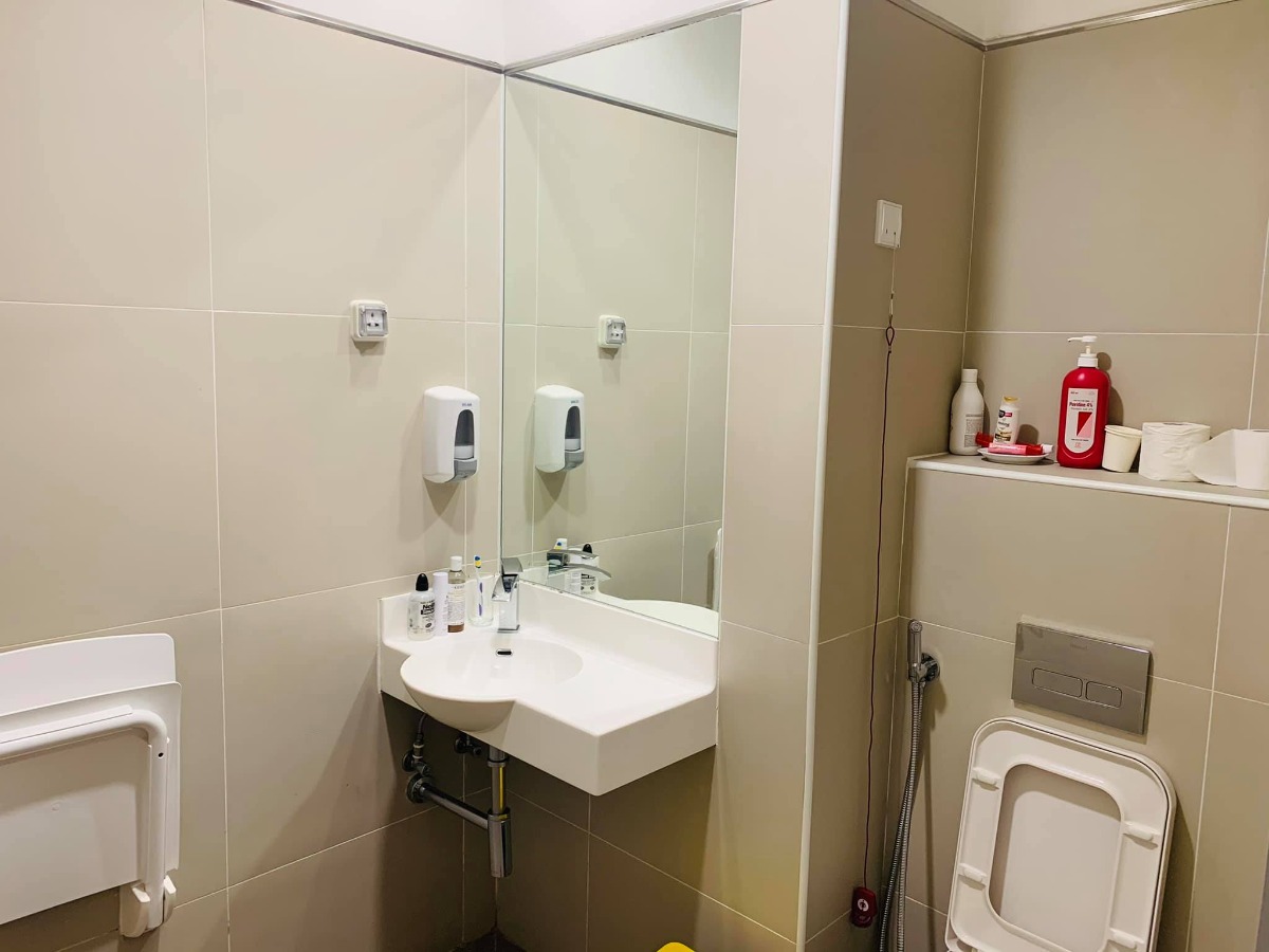 ✌️ [Review đẻ thường Việt Pháp - tháng 1/2021] 💛💛

✅ Gói thai sản 12 tuần

- Bác sĩ khám: Hồi đầu em đặt lịch khám tất cả các  bác hay sao ấy😂 mỗi lần 1 bác cho đến khi vào group nghe danh bác Nghị là chân ái nên sau là e book bác Nghị. Nhìn chung các bác đều khám nhẹ nhàng, ân cần thăm hỏi, dặn dò chu đáo. Nhưng bác Nghị vẫn là the best doctor❤️ Lúc nào cũng tận tâm và cẩn thân.

- Siêu âm: 3 lần 4D còn lần nào đi khám cũng đx siêu âm 2D tuy nhiên máy s/a ở Việt Pháp chắc tuổi cao sức yếu nên chả bao h nhìn đc mặt con 😂

- Gói 12 tuần là 46.900k . E đi hội thảo đc giảm 2tr còn 45tr. Khi xét nghiệm double test sẽ được giảm 20% và đc 1 phiếu miễn phí khám chuyên khoa bất kì. 

-Ngoài ra e đăng kí ở phòng vip cũng đc giảm 50% ngày đầu tiên còn 5tr đêm thôi ạ. Vì sinh xong phải chờ 72 giờ để lấy máu gót chân sàng lọc mà ở đây cứ bấm chuông là các chị hộ sinh có mặt ngay lập tức🥰 nên nhà e dki ở lại thêm 2 đêm. Những đêm sau thì chi phí 8tr/ đêm. Tổng e ở lại 4 ngày 3 đêm là 21tr tiền phòng. 

-Mua gói tiêm cho e bé cũng đc giảm 2tr còn 16tr vì từng đi hội thảo nha các mẹ. 

- Ra viện bsi sẽ yêu cầu mua thêm thuốc bổ cho mẹ và bé ( bổ máu, canxincho mẹ và dd vệ sinh vết khâu; vitamin D và cồn rửa rốn cho e bé) khoảng 2tr gì đó

- Mỗi lần đi khám nếu gặp vấn đề bên ngoài đều mất phí khám và xét nghiệm nhé. E bị tiểu đường thai kì nên mỗi lần đi khám với xn cũng mất thêm 2-3tr. 

- Từ tuần 36 sẽ chạy monitoring 30' mỗi buổi khám. Ngoài ra có 1 buổi khám với bác sĩ gây tê, bác sĩ giải thích nhẹ nhàng nhung mặt bsi thì rất khó hiểu 😂

✅ Đi sinh

- Phòng sinh thường- chồng được vào theo dõi tim thai và cơn co tử cung. E có sử dụng gây tê ngoài màng cứng (có trong gói), lúc làm thủ thuật tầm 15' người nhà sẽ ra ngoài. E ko biết hậu qả sau này của việc gây tê nhưng e biết ơn ng phát minh ra nó vô cùng vì nếu ko đc gây tê chắc e ngáo mất 😭. 

- E may mắn được bác Thu đỡ ❤️ Vì bác chuyên môn cao + các chị hộ sinh nhiệt tình nên e rặn 3p là e bé đã chào đời r. Vì đc gây tê nên khâu ko thấy hề hấn gì luôn ạ😆. Đến tận ngày hsau mới bdau thấy đau.

- Sinh xong sẽ đc đẩy qa phòng bên nghỉ để theo dõi 1 , 2 tiếng tại đó.

- Hàng ngày bác sĩ sản và có vào thăm khám, kiểm tra bụng và phần phụ của mẹ xem hồi phục ok ko. Các cô y tá sẽ vào đo huyết áp và các cô lao công dọn dẹp 2 lần/ ngày.

- Cơm viện nhìn ngon, hàng ngày có chị lên hỏi đủ thực đơn bò gà tôm cá, ngày 2 bữa cơm, tráng miệng có sữa chua hoặc sữa hộp, sáng các mẹ có thể chọn ăn cháo hoặc các loại bánh mì. Nhưng mẹ chồng e tự nấu e đem vào nên e vẫn chưa đc thử mùi cơm viện 😭

- Hàng ngày bé sẽ được tắm sau 8h sáng, gội đầu tắm rửa xà phòng sạch sẽ thơm tho. Mẹ được chiếu tia plasma giúp vết thương mau lành.

- Quà tặng của viện bao gồm: 1 bộ quần áo Vp cho bé + trà lợi sữa, khung ảnh, gấu bông, Bỉm và BVS cho mẹ. Nói chung là đủ đồ cơ bản, mẹ nào muốn mang thêm đồ cá nhân thì chủ động nhé. 

- QUAN TRỌNG, buổi đêm sau 10h có thể nhờ các chị y tá hỗ trợ trông bé đêm nếu mẹ nào cảm thấy mệt quá. Nhưng vợ chồng e nhớ con lắm, 30p lại p bấm chuông nhờ các c đưa con về phòng. E bé cứ khóc là lại bấm chuông nhờ ng hỗ trợ😂. Mấy hôm ở viện học được đủ skill cho bé ăn, dỗ bé khóc, vỗ ợ ... bla bla nên e thấy nếu được ở viện để học hỏi thêm 2,3 ngày là rất cần thiết.

✅ Ra viện
- Thủ tục làm nhanh, đóng tiền xong là lấy giấy chứng sinh cho con thôi. Gọi các chị vào check out phòng rồi đi về thôi ạ.

Chúc các mẹ năm mới mạnh khoẻ và các con hay ăn chóng nhớn nhé ❤️