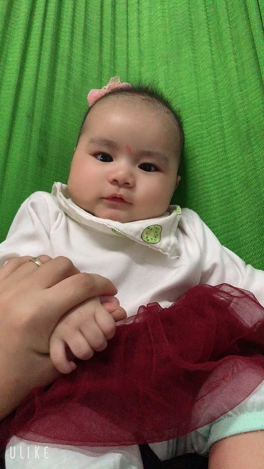 Ở tháng thứ bảy của thai kỳ, bác sỹ chẩn đoán là ngôi thai ngược. Tối hôm đó, mình đã nói với bé: "Đầu con hãy ra trước nhé”, rồi ngủ thiếp đi.

Nửa đêm, mình cảm nhận được sự chuyển động diệu kỳ của bé mà trước giờ mình chưa hề cảm thấy. Có vẻ như bé đã tự xoay ngược lại. Lần chẩn đoán tiếp theo thì kết quả đúng là như vậy. 

Mình vô cùng ngạc nhiên, nhưng cũng cảm nhận được rằng vào giai đoạn này, chỉ cần mình nói chuyện thì bé sẽ nghe và hiểu được hết những điều đó.