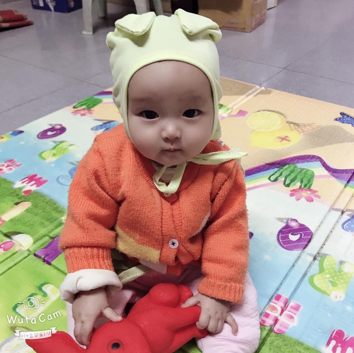 con 8m đang tập ngồi đây ạ, bé nhà các mẹ đã ngồi đc chưa