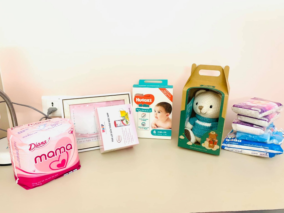 ✌️ [Review đẻ thường Việt Pháp - tháng 1/2021] 💛💛

✅ Gói thai sản 12 tuần

- Bác sĩ khám: Hồi đầu em đặt lịch khám tất cả các  bác hay sao ấy😂 mỗi lần 1 bác cho đến khi vào group nghe danh bác Nghị là chân ái nên sau là e book bác Nghị. Nhìn chung các bác đều khám nhẹ nhàng, ân cần thăm hỏi, dặn dò chu đáo. Nhưng bác Nghị vẫn là the best doctor❤️ Lúc nào cũng tận tâm và cẩn thân.

- Siêu âm: 3 lần 4D còn lần nào đi khám cũng đx siêu âm 2D tuy nhiên máy s/a ở Việt Pháp chắc tuổi cao sức yếu nên chả bao h nhìn đc mặt con 😂

- Gói 12 tuần là 46.900k . E đi hội thảo đc giảm 2tr còn 45tr. Khi xét nghiệm double test sẽ được giảm 20% và đc 1 phiếu miễn phí khám chuyên khoa bất kì. 

-Ngoài ra e đăng kí ở phòng vip cũng đc giảm 50% ngày đầu tiên còn 5tr đêm thôi ạ. Vì sinh xong phải chờ 72 giờ để lấy máu gót chân sàng lọc mà ở đây cứ bấm chuông là các chị hộ sinh có mặt ngay lập tức🥰 nên nhà e dki ở lại thêm 2 đêm. Những đêm sau thì chi phí 8tr/ đêm. Tổng e ở lại 4 ngày 3 đêm là 21tr tiền phòng. 

-Mua gói tiêm cho e bé cũng đc giảm 2tr còn 16tr vì từng đi hội thảo nha các mẹ. 

- Ra viện bsi sẽ yêu cầu mua thêm thuốc bổ cho mẹ và bé ( bổ máu, canxincho mẹ và dd vệ sinh vết khâu; vitamin D và cồn rửa rốn cho e bé) khoảng 2tr gì đó

- Mỗi lần đi khám nếu gặp vấn đề bên ngoài đều mất phí khám và xét nghiệm nhé. E bị tiểu đường thai kì nên mỗi lần đi khám với xn cũng mất thêm 2-3tr. 

- Từ tuần 36 sẽ chạy monitoring 30' mỗi buổi khám. Ngoài ra có 1 buổi khám với bác sĩ gây tê, bác sĩ giải thích nhẹ nhàng nhung mặt bsi thì rất khó hiểu 😂

✅ Đi sinh

- Phòng sinh thường- chồng được vào theo dõi tim thai và cơn co tử cung. E có sử dụng gây tê ngoài màng cứng (có trong gói), lúc làm thủ thuật tầm 15' người nhà sẽ ra ngoài. E ko biết hậu qả sau này của việc gây tê nhưng e biết ơn ng phát minh ra nó vô cùng vì nếu ko đc gây tê chắc e ngáo mất 😭. 

- E may mắn được bác Thu đỡ ❤️ Vì bác chuyên môn cao + các chị hộ sinh nhiệt tình nên e rặn 3p là e bé đã chào đời r. Vì đc gây tê nên khâu ko thấy hề hấn gì luôn ạ😆. Đến tận ngày hsau mới bdau thấy đau.

- Sinh xong sẽ đc đẩy qa phòng bên nghỉ để theo dõi 1 , 2 tiếng tại đó.

- Hàng ngày bác sĩ sản và có vào thăm khám, kiểm tra bụng và phần phụ của mẹ xem hồi phục ok ko. Các cô y tá sẽ vào đo huyết áp và các cô lao công dọn dẹp 2 lần/ ngày.

- Cơm viện nhìn ngon, hàng ngày có chị lên hỏi đủ thực đơn bò gà tôm cá, ngày 2 bữa cơm, tráng miệng có sữa chua hoặc sữa hộp, sáng các mẹ có thể chọn ăn cháo hoặc các loại bánh mì. Nhưng mẹ chồng e tự nấu e đem vào nên e vẫn chưa đc thử mùi cơm viện 😭

- Hàng ngày bé sẽ được tắm sau 8h sáng, gội đầu tắm rửa xà phòng sạch sẽ thơm tho. Mẹ được chiếu tia plasma giúp vết thương mau lành.

- Quà tặng của viện bao gồm: 1 bộ quần áo Vp cho bé + trà lợi sữa, khung ảnh, gấu bông, Bỉm và BVS cho mẹ. Nói chung là đủ đồ cơ bản, mẹ nào muốn mang thêm đồ cá nhân thì chủ động nhé. 

- QUAN TRỌNG, buổi đêm sau 10h có thể nhờ các chị y tá hỗ trợ trông bé đêm nếu mẹ nào cảm thấy mệt quá. Nhưng vợ chồng e nhớ con lắm, 30p lại p bấm chuông nhờ các c đưa con về phòng. E bé cứ khóc là lại bấm chuông nhờ ng hỗ trợ😂. Mấy hôm ở viện học được đủ skill cho bé ăn, dỗ bé khóc, vỗ ợ ... bla bla nên e thấy nếu được ở viện để học hỏi thêm 2,3 ngày là rất cần thiết.

✅ Ra viện
- Thủ tục làm nhanh, đóng tiền xong là lấy giấy chứng sinh cho con thôi. Gọi các chị vào check out phòng rồi đi về thôi ạ.

Chúc các mẹ năm mới mạnh khoẻ và các con hay ăn chóng nhớn nhé ❤️