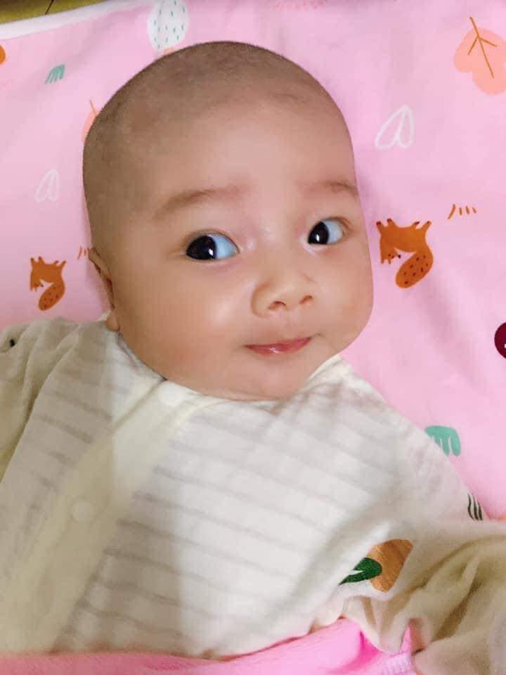 Đây là khuôn mặt đòi bú nhưng bà mẹ cố tình ghẹo không chó bú, để giận đỏ mặt tía tai như vầy nè...
Và sau đó là khuôn mặt đã được no nê của ẻm...!
Cre: Linh Trần