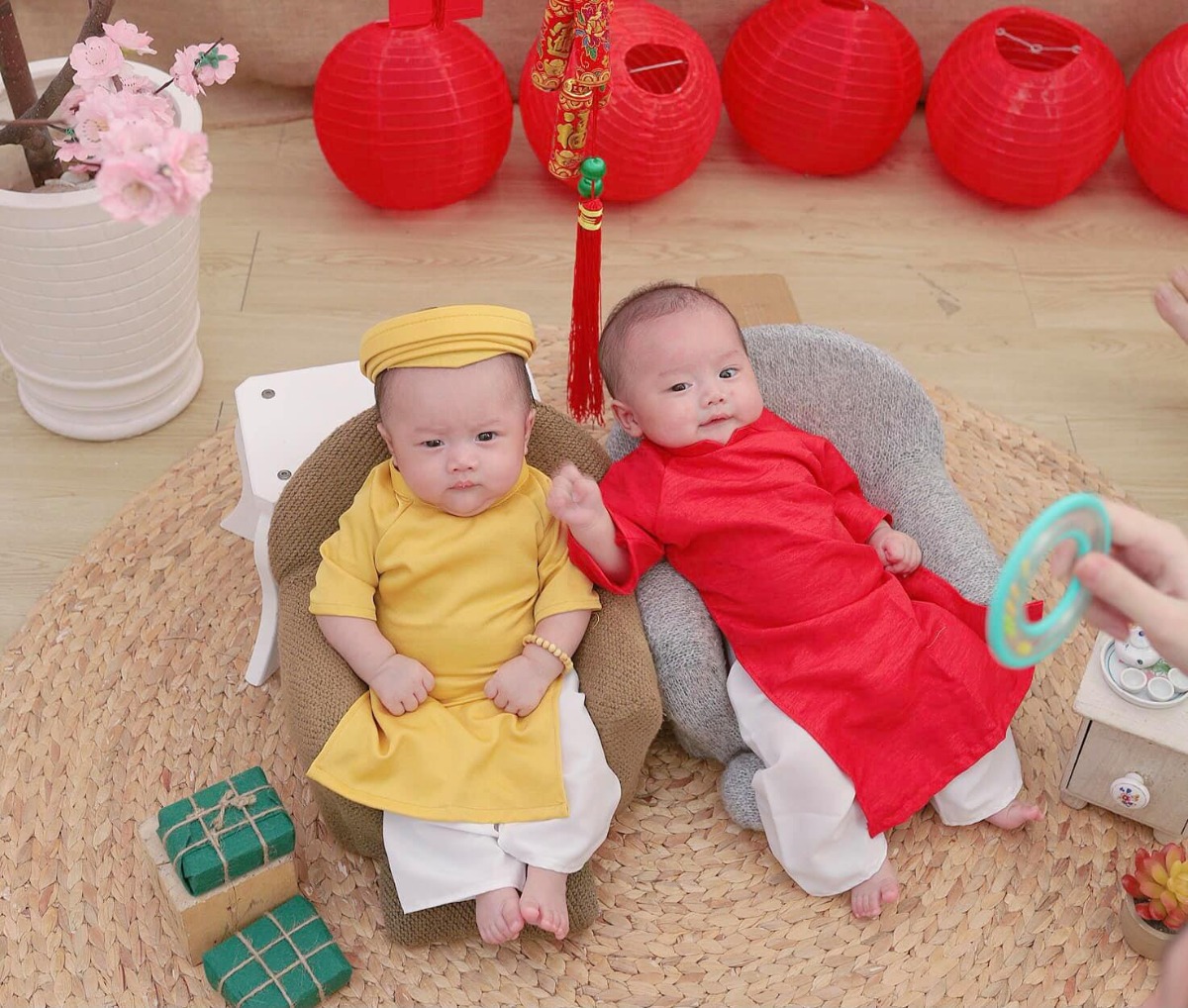 Chào mọi người tụi con là chuột con tháng 11 🐭🐭  
Bây giờ 2 ông cụ non được 2 tháng rưỡi rồi 🥰🥰 có bầu trộm vía mình không nghén ngày nào trong suốt thai kì luôn.. cả 2 bên nội ngoại đều không có ai sinh đôi nhưng hông biết sao lòi ra 2 mặt quậy này 😄 Niềm vui nhân đôi, bây giờ thì mệt cũng gấp đôi, mẹ đuối quá luôn hâhha.. 
chúc các mom thai kì khoẻ mạnh và thiệt nhiều năng lượng để chăm nỗi mấy thiên thần nhỏ hay la làng của chúng ta nha 🥰