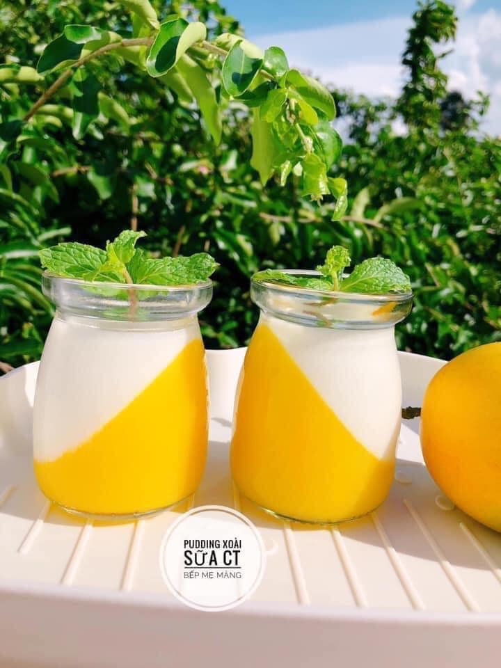 Ngoài ĐẬU HŨ NON YẾN MẠCH ra thì mẹ học lỏm được thêm vài món làm đậu hủ non từ : khoai lang tím - hạt sen - đậu xanh . Ngon & bổ dưỡng lắm 😝

🌻 ĐẬU HŨ YẾN MẠCH - KHOAI LANG TÍM: 
- Nguyên liệu : nữa củ khoai lang tím , 50gr yến mạch ( mình dùng loại yến mạch cán vỡ Nhật nhe ) , 150ml nước lọc . 
- Cách làm : 
1. Khoai lang tím gọt vỏ , rửa sạch , ngâm bớt mủ , cắt hạt lựu , hấp chín . 
2. Yến mạch ko ngâm . ( Hoặc ngâm xong lấy cã nước ngâm lun nha . Ko rửa yến mạch sẽ mất chất ạ )
3. Cho khoai lang hấp chín + yến mạch cùng 150ml nước vào máy xay nhuyễn . 
4. Lọc hỗn hợp vừa xay qua rây nhìu lần cho sạch bã.
5. Cho vào nồi bắt lửa nhỏ liu riu . Khoáy đều tay đến khi hỗn hợp sền sệt như hồ dán là dc . 
6. Cho vào khuôn ( khuôn nên thoa 1 tí dầu olive - hạnh nhân- óc chó j cũng dc miễn dầu ăn trẻ em là dc ) . Để khi lấy dễ mà ko bị dính ấy ạ . 

🌻 ĐẬU HŨ NON HẠT SEN - HẠT SEN: 
Tỉ lệ 1 đậu : 3 nước . Cách làm cũng giống ở trên nhưng đậu nên xay lúc còn sống thì khi mình nấu hỗn hợp sẽ sệt và kết dính hơn .

🌻 PUDDING THANH LONG ĐỎ - XOÀI MIX SỮA MẸ/SỮA CTH
- Nguyên liệu : 1 trái xoài ( hoặc nữa trái thanh long đỏ ) , 2 lá gelatine , 60ml sữa mẹ ( hoặc sữa cthuc ) , 60ml nước lọc . 
- Cách làm : 
1. Gelatine : cho 1 lá vào tô đổ ít nước ngâm cho nở . 
2. Xoài ( thanh long đỏ ) cắt lấy phần thịt cho vào máy xay nhuyễn cùng 1 ít nước lọc . Lọc qua rây sạch bã . 
3. Lấy lá gelatine đã ngâm nở cho vào chén , thêm 30ml nước lọc bắt bếp hấp cách thuỷ cho tan . Sau khi tan để nguội . 
4. Cho hỗn hợp xoài ( thanh long đỏ ) cùng gelatine trộn đều . Đổ vào hủ thuỷ tinh . Nếu mún nghiêng thì đặt hủ thuỷ tinh nằm nghiêng trog 1 cái chén hoặc hộp nhựa . Rồi cho vào ngăn mát tủ lạnh 2h cho đông . 
5. Cho 1 lá gelatine còn lại ngâm nước 15' cho nở . Sau khi nở vớt ra cho vào chén cùng 30ml nước lọc hấp cách thuỷ cho tan . Sau khi tan để nguội .
6. Cho 60ml sữa mẹ ( hoặc sữa cthuc ) còn ấm vào gelatine  trộn đều để nguội bớt . Rồi cho vào hủ đựng xoài hoặc thanh long đỏ . Mang để ngăn mát tủ lạnh 2h cho đông . 

Pudding làm vừa phải , mềm tan trong miệng em bé rất thích . Các mẹ đừng ham cho nhìu gelatine thì pudding bị cứng con ăn ko dc ấy ạ . Lúc làm chịu khó để thật đông hỗn hợp trái cây rồi hãy đổ thêm sữa vào ko thì nó sẽ bị lỏng ạ . 

Chúc các mẹ thành công nhé
Nguồn : bếp mẹ măng
