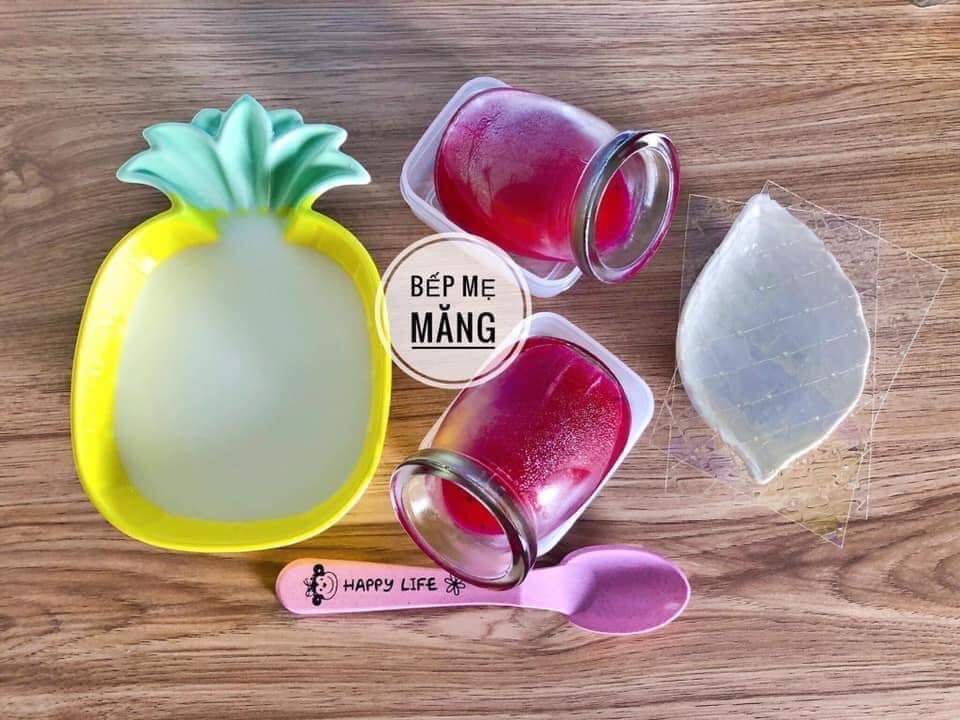 Ngoài ĐẬU HŨ NON YẾN MẠCH ra thì mẹ học lỏm được thêm vài món làm đậu hủ non từ : khoai lang tím - hạt sen - đậu xanh . Ngon & bổ dưỡng lắm 😝

🌻 ĐẬU HŨ YẾN MẠCH - KHOAI LANG TÍM: 
- Nguyên liệu : nữa củ khoai lang tím , 50gr yến mạch ( mình dùng loại yến mạch cán vỡ Nhật nhe ) , 150ml nước lọc . 
- Cách làm : 
1. Khoai lang tím gọt vỏ , rửa sạch , ngâm bớt mủ , cắt hạt lựu , hấp chín . 
2. Yến mạch ko ngâm . ( Hoặc ngâm xong lấy cã nước ngâm lun nha . Ko rửa yến mạch sẽ mất chất ạ )
3. Cho khoai lang hấp chín + yến mạch cùng 150ml nước vào máy xay nhuyễn . 
4. Lọc hỗn hợp vừa xay qua rây nhìu lần cho sạch bã.
5. Cho vào nồi bắt lửa nhỏ liu riu . Khoáy đều tay đến khi hỗn hợp sền sệt như hồ dán là dc . 
6. Cho vào khuôn ( khuôn nên thoa 1 tí dầu olive - hạnh nhân- óc chó j cũng dc miễn dầu ăn trẻ em là dc ) . Để khi lấy dễ mà ko bị dính ấy ạ . 

🌻 ĐẬU HŨ NON HẠT SEN - HẠT SEN: 
Tỉ lệ 1 đậu : 3 nước . Cách làm cũng giống ở trên nhưng đậu nên xay lúc còn sống thì khi mình nấu hỗn hợp sẽ sệt và kết dính hơn .

🌻 PUDDING THANH LONG ĐỎ - XOÀI MIX SỮA MẸ/SỮA CTH
- Nguyên liệu : 1 trái xoài ( hoặc nữa trái thanh long đỏ ) , 2 lá gelatine , 60ml sữa mẹ ( hoặc sữa cthuc ) , 60ml nước lọc . 
- Cách làm : 
1. Gelatine : cho 1 lá vào tô đổ ít nước ngâm cho nở . 
2. Xoài ( thanh long đỏ ) cắt lấy phần thịt cho vào máy xay nhuyễn cùng 1 ít nước lọc . Lọc qua rây sạch bã . 
3. Lấy lá gelatine đã ngâm nở cho vào chén , thêm 30ml nước lọc bắt bếp hấp cách thuỷ cho tan . Sau khi tan để nguội . 
4. Cho hỗn hợp xoài ( thanh long đỏ ) cùng gelatine trộn đều . Đổ vào hủ thuỷ tinh . Nếu mún nghiêng thì đặt hủ thuỷ tinh nằm nghiêng trog 1 cái chén hoặc hộp nhựa . Rồi cho vào ngăn mát tủ lạnh 2h cho đông . 
5. Cho 1 lá gelatine còn lại ngâm nước 15' cho nở . Sau khi nở vớt ra cho vào chén cùng 30ml nước lọc hấp cách thuỷ cho tan . Sau khi tan để nguội .
6. Cho 60ml sữa mẹ ( hoặc sữa cthuc ) còn ấm vào gelatine  trộn đều để nguội bớt . Rồi cho vào hủ đựng xoài hoặc thanh long đỏ . Mang để ngăn mát tủ lạnh 2h cho đông . 

Pudding làm vừa phải , mềm tan trong miệng em bé rất thích . Các mẹ đừng ham cho nhìu gelatine thì pudding bị cứng con ăn ko dc ấy ạ . Lúc làm chịu khó để thật đông hỗn hợp trái cây rồi hãy đổ thêm sữa vào ko thì nó sẽ bị lỏng ạ . 

Chúc các mẹ thành công nhé
Nguồn : bếp mẹ măng