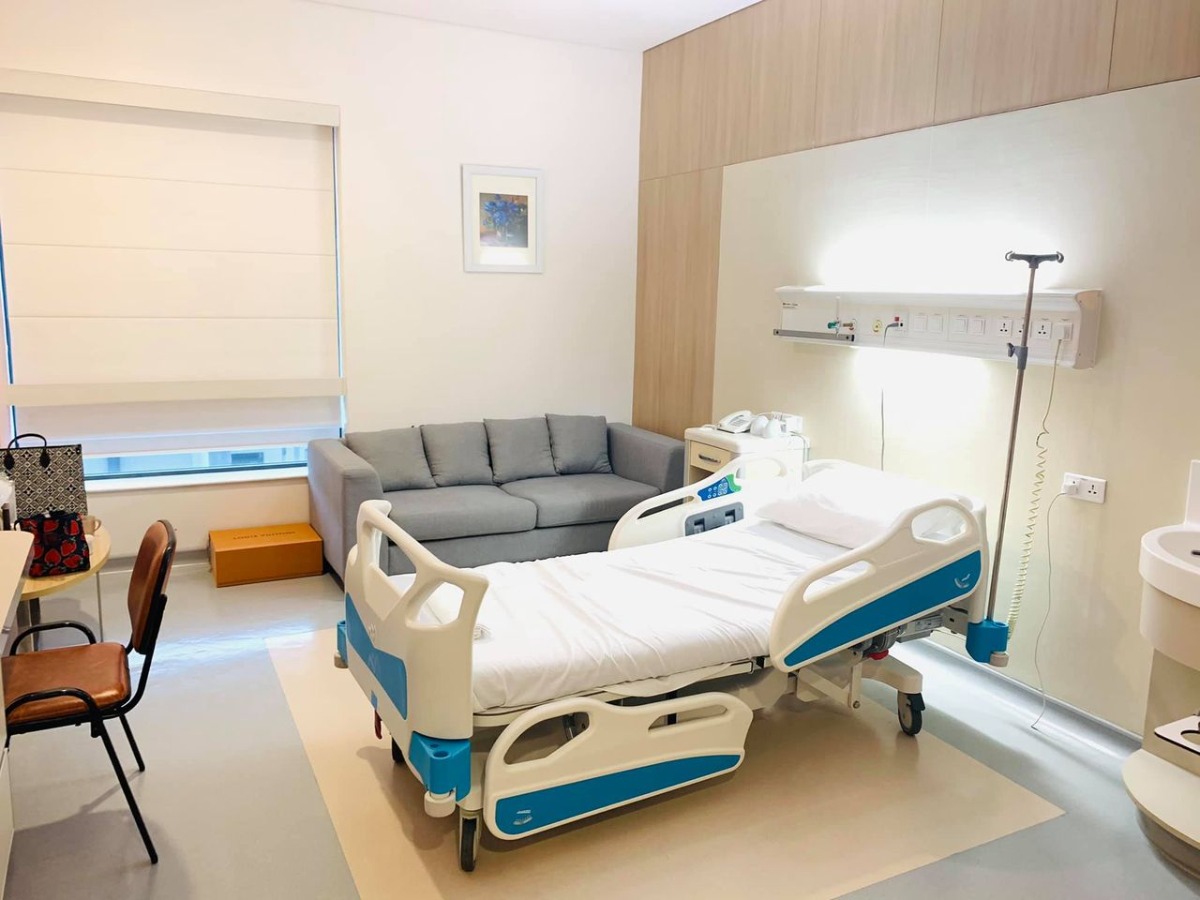 ✌️ [Review đẻ thường Việt Pháp - tháng 1/2021] 💛💛

✅ Gói thai sản 12 tuần

- Bác sĩ khám: Hồi đầu em đặt lịch khám tất cả các  bác hay sao ấy😂 mỗi lần 1 bác cho đến khi vào group nghe danh bác Nghị là chân ái nên sau là e book bác Nghị. Nhìn chung các bác đều khám nhẹ nhàng, ân cần thăm hỏi, dặn dò chu đáo. Nhưng bác Nghị vẫn là the best doctor❤️ Lúc nào cũng tận tâm và cẩn thân.

- Siêu âm: 3 lần 4D còn lần nào đi khám cũng đx siêu âm 2D tuy nhiên máy s/a ở Việt Pháp chắc tuổi cao sức yếu nên chả bao h nhìn đc mặt con 😂

- Gói 12 tuần là 46.900k . E đi hội thảo đc giảm 2tr còn 45tr. Khi xét nghiệm double test sẽ được giảm 20% và đc 1 phiếu miễn phí khám chuyên khoa bất kì. 

-Ngoài ra e đăng kí ở phòng vip cũng đc giảm 50% ngày đầu tiên còn 5tr đêm thôi ạ. Vì sinh xong phải chờ 72 giờ để lấy máu gót chân sàng lọc mà ở đây cứ bấm chuông là các chị hộ sinh có mặt ngay lập tức🥰 nên nhà e dki ở lại thêm 2 đêm. Những đêm sau thì chi phí 8tr/ đêm. Tổng e ở lại 4 ngày 3 đêm là 21tr tiền phòng. 

-Mua gói tiêm cho e bé cũng đc giảm 2tr còn 16tr vì từng đi hội thảo nha các mẹ. 

- Ra viện bsi sẽ yêu cầu mua thêm thuốc bổ cho mẹ và bé ( bổ máu, canxincho mẹ và dd vệ sinh vết khâu; vitamin D và cồn rửa rốn cho e bé) khoảng 2tr gì đó

- Mỗi lần đi khám nếu gặp vấn đề bên ngoài đều mất phí khám và xét nghiệm nhé. E bị tiểu đường thai kì nên mỗi lần đi khám với xn cũng mất thêm 2-3tr. 

- Từ tuần 36 sẽ chạy monitoring 30' mỗi buổi khám. Ngoài ra có 1 buổi khám với bác sĩ gây tê, bác sĩ giải thích nhẹ nhàng nhung mặt bsi thì rất khó hiểu 😂

✅ Đi sinh

- Phòng sinh thường- chồng được vào theo dõi tim thai và cơn co tử cung. E có sử dụng gây tê ngoài màng cứng (có trong gói), lúc làm thủ thuật tầm 15' người nhà sẽ ra ngoài. E ko biết hậu qả sau này của việc gây tê nhưng e biết ơn ng phát minh ra nó vô cùng vì nếu ko đc gây tê chắc e ngáo mất 😭. 

- E may mắn được bác Thu đỡ ❤️ Vì bác chuyên môn cao + các chị hộ sinh nhiệt tình nên e rặn 3p là e bé đã chào đời r. Vì đc gây tê nên khâu ko thấy hề hấn gì luôn ạ😆. Đến tận ngày hsau mới bdau thấy đau.

- Sinh xong sẽ đc đẩy qa phòng bên nghỉ để theo dõi 1 , 2 tiếng tại đó.

- Hàng ngày bác sĩ sản và có vào thăm khám, kiểm tra bụng và phần phụ của mẹ xem hồi phục ok ko. Các cô y tá sẽ vào đo huyết áp và các cô lao công dọn dẹp 2 lần/ ngày.

- Cơm viện nhìn ngon, hàng ngày có chị lên hỏi đủ thực đơn bò gà tôm cá, ngày 2 bữa cơm, tráng miệng có sữa chua hoặc sữa hộp, sáng các mẹ có thể chọn ăn cháo hoặc các loại bánh mì. Nhưng mẹ chồng e tự nấu e đem vào nên e vẫn chưa đc thử mùi cơm viện 😭

- Hàng ngày bé sẽ được tắm sau 8h sáng, gội đầu tắm rửa xà phòng sạch sẽ thơm tho. Mẹ được chiếu tia plasma giúp vết thương mau lành.

- Quà tặng của viện bao gồm: 1 bộ quần áo Vp cho bé + trà lợi sữa, khung ảnh, gấu bông, Bỉm và BVS cho mẹ. Nói chung là đủ đồ cơ bản, mẹ nào muốn mang thêm đồ cá nhân thì chủ động nhé. 

- QUAN TRỌNG, buổi đêm sau 10h có thể nhờ các chị y tá hỗ trợ trông bé đêm nếu mẹ nào cảm thấy mệt quá. Nhưng vợ chồng e nhớ con lắm, 30p lại p bấm chuông nhờ các c đưa con về phòng. E bé cứ khóc là lại bấm chuông nhờ ng hỗ trợ😂. Mấy hôm ở viện học được đủ skill cho bé ăn, dỗ bé khóc, vỗ ợ ... bla bla nên e thấy nếu được ở viện để học hỏi thêm 2,3 ngày là rất cần thiết.

✅ Ra viện
- Thủ tục làm nhanh, đóng tiền xong là lấy giấy chứng sinh cho con thôi. Gọi các chị vào check out phòng rồi đi về thôi ạ.

Chúc các mẹ năm mới mạnh khoẻ và các con hay ăn chóng nhớn nhé ❤️