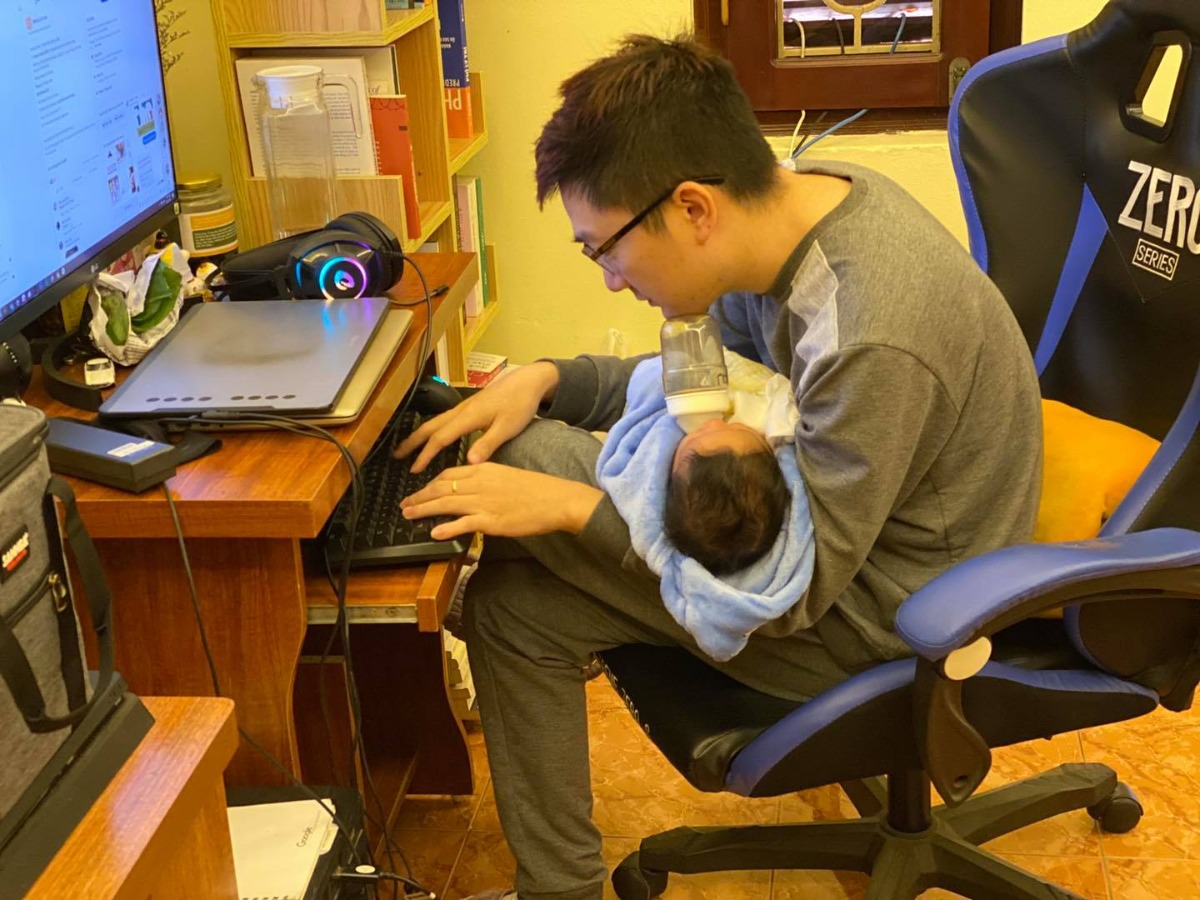 [Góc người bố] Khi Vợ giao cho bạn nhiệm vụ trông con mà bạn vẫn muốn chửi nhau với mấy thằng trẻ trâu trên mạng.