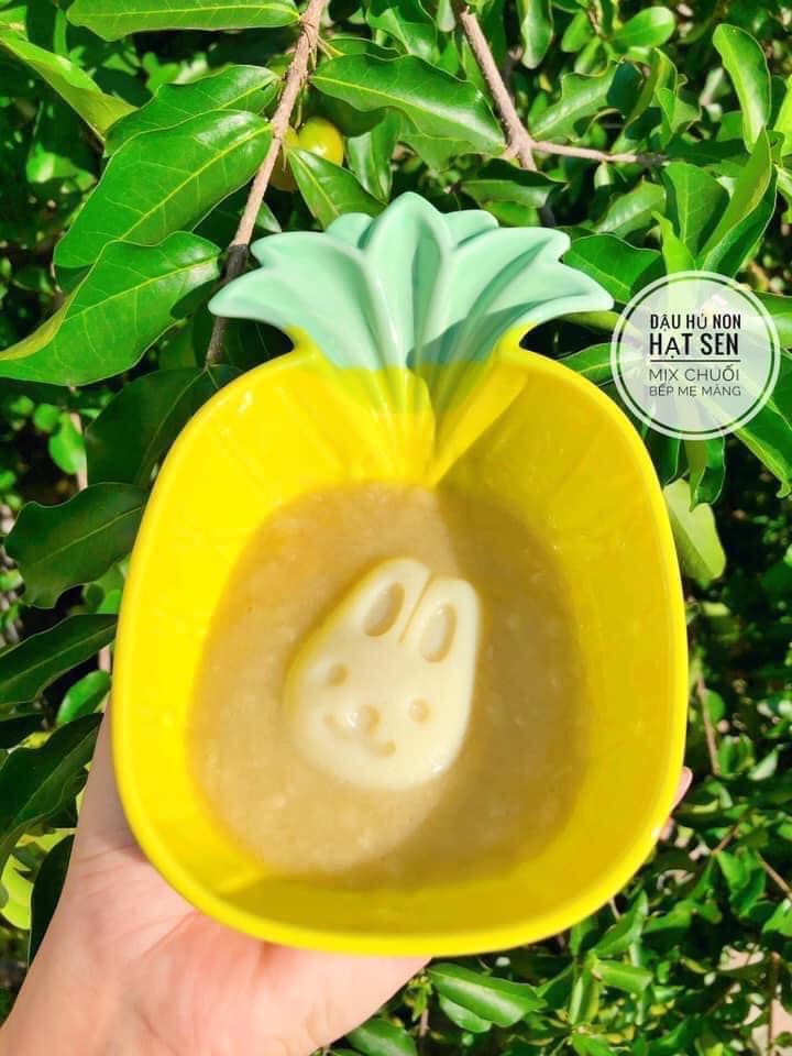 Ngoài ĐẬU HŨ NON YẾN MẠCH ra thì mẹ học lỏm được thêm vài món làm đậu hủ non từ : khoai lang tím - hạt sen - đậu xanh . Ngon & bổ dưỡng lắm 😝

🌻 ĐẬU HŨ YẾN MẠCH - KHOAI LANG TÍM: 
- Nguyên liệu : nữa củ khoai lang tím , 50gr yến mạch ( mình dùng loại yến mạch cán vỡ Nhật nhe ) , 150ml nước lọc . 
- Cách làm : 
1. Khoai lang tím gọt vỏ , rửa sạch , ngâm bớt mủ , cắt hạt lựu , hấp chín . 
2. Yến mạch ko ngâm . ( Hoặc ngâm xong lấy cã nước ngâm lun nha . Ko rửa yến mạch sẽ mất chất ạ )
3. Cho khoai lang hấp chín + yến mạch cùng 150ml nước vào máy xay nhuyễn . 
4. Lọc hỗn hợp vừa xay qua rây nhìu lần cho sạch bã.
5. Cho vào nồi bắt lửa nhỏ liu riu . Khoáy đều tay đến khi hỗn hợp sền sệt như hồ dán là dc . 
6. Cho vào khuôn ( khuôn nên thoa 1 tí dầu olive - hạnh nhân- óc chó j cũng dc miễn dầu ăn trẻ em là dc ) . Để khi lấy dễ mà ko bị dính ấy ạ . 

🌻 ĐẬU HŨ NON HẠT SEN - HẠT SEN: 
Tỉ lệ 1 đậu : 3 nước . Cách làm cũng giống ở trên nhưng đậu nên xay lúc còn sống thì khi mình nấu hỗn hợp sẽ sệt và kết dính hơn .

🌻 PUDDING THANH LONG ĐỎ - XOÀI MIX SỮA MẸ/SỮA CTH
- Nguyên liệu : 1 trái xoài ( hoặc nữa trái thanh long đỏ ) , 2 lá gelatine , 60ml sữa mẹ ( hoặc sữa cthuc ) , 60ml nước lọc . 
- Cách làm : 
1. Gelatine : cho 1 lá vào tô đổ ít nước ngâm cho nở . 
2. Xoài ( thanh long đỏ ) cắt lấy phần thịt cho vào máy xay nhuyễn cùng 1 ít nước lọc . Lọc qua rây sạch bã . 
3. Lấy lá gelatine đã ngâm nở cho vào chén , thêm 30ml nước lọc bắt bếp hấp cách thuỷ cho tan . Sau khi tan để nguội . 
4. Cho hỗn hợp xoài ( thanh long đỏ ) cùng gelatine trộn đều . Đổ vào hủ thuỷ tinh . Nếu mún nghiêng thì đặt hủ thuỷ tinh nằm nghiêng trog 1 cái chén hoặc hộp nhựa . Rồi cho vào ngăn mát tủ lạnh 2h cho đông . 
5. Cho 1 lá gelatine còn lại ngâm nước 15' cho nở . Sau khi nở vớt ra cho vào chén cùng 30ml nước lọc hấp cách thuỷ cho tan . Sau khi tan để nguội .
6. Cho 60ml sữa mẹ ( hoặc sữa cthuc ) còn ấm vào gelatine  trộn đều để nguội bớt . Rồi cho vào hủ đựng xoài hoặc thanh long đỏ . Mang để ngăn mát tủ lạnh 2h cho đông . 

Pudding làm vừa phải , mềm tan trong miệng em bé rất thích . Các mẹ đừng ham cho nhìu gelatine thì pudding bị cứng con ăn ko dc ấy ạ . Lúc làm chịu khó để thật đông hỗn hợp trái cây rồi hãy đổ thêm sữa vào ko thì nó sẽ bị lỏng ạ . 

Chúc các mẹ thành công nhé
Nguồn : bếp mẹ măng