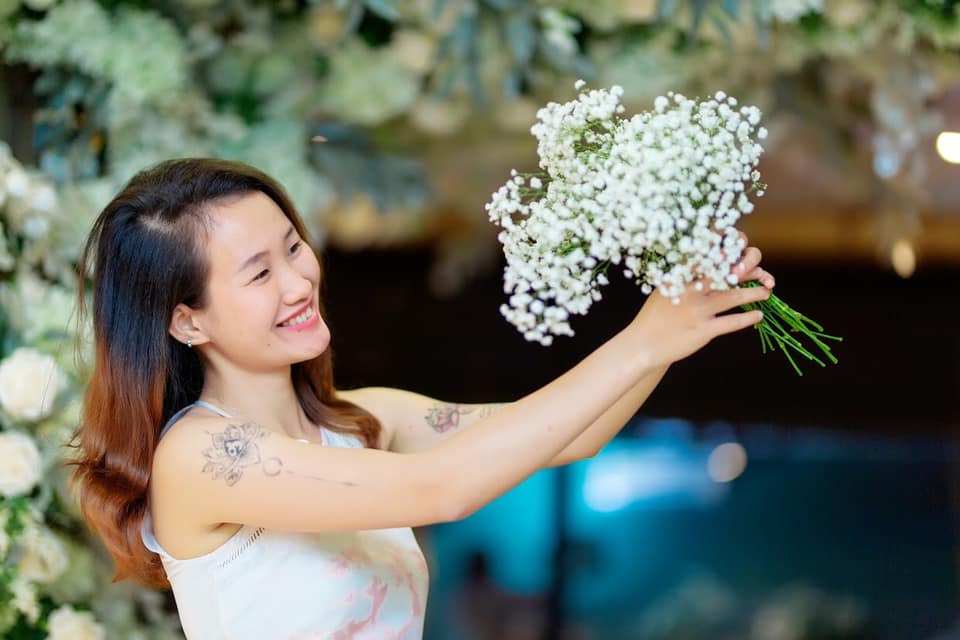 18 tủi bầu bất thình lình. Bồ bảo bỏ. Em nó bỏ bồ. Chủ động ngưng mọi liên lạc từ 8 tuần thai.
19 tủi đẻ. Nằm phòng mổ nhắn bồ cũ vào nhận con, không thấy hồi âm, em vẫn bình thản, chẳng chút oán giận, trách móc nào, bởi em hiểu sự kiện này xảy đến là điều cần cho sự trưởng thành của bản thân. Em ôm con nuôi con 1 mình với sự Đón Nhận mọi điều chẳng hề biết trước quái gì sẽ xảy ra tiếp theo...
Lặng lẽ, tích góp tiền đi học rất nhiều về phát triển bản thân, chuyên tâm kiếm tiền để đi học được nhiều hơn, chuyên tâm nâng cao năng lực làm mẹ, nâng cao tư duy và nâng cấp + nới rộng vòng tròn các mối quan hệ. ⛅️
Làm mẹ toàn thời gian 3,5 năm, nuôi con sữa mẹ 100% 39 tháng. 🤱
Đã đèo con lúc bé con chỉ 2tuổi, 2 đứa đi cùng nhau 1600km xuyên Tết 🧧2019 bằng motor.
Đã có những công việc kinh doanh mang lại những nguồn thu nhỏ nhỏ, giúp em thảnh thơi có thời gian đi học, thời gian làm mẹ và thời gian 1 năm gần đây là yêu đương ☺️

Sau 3,5 năm từ lúc em bầu, không có sự kết nối nào với ba bé, thì sau rất nhiều sự nỗ lực nâng cấp năng lượng và năng lực của bản thân, em và ba bạn nhỏ đã kết nối lại. Tụi em ở thành 1 cặp partner (đối tác nghiệp), rấT nhiều sự thấu cảm và chân quý nhau trong trái tim 💕 . Tụi em đã không yêu, đã chưa từng yêu (một cách fall in love nhau) và chắc có lẽ chẳng bao giờ yêu nhau đâu 🤪 Mà có điều tụi em ở hiện tại, rất tôn trọng và biết ơn nhau, xem nhau như người trong nhà và là cộng sự cùng nhau xây dựng dự án chung dài hạn tối thiểu là 14 năm nữa (con 4 tủi rồi) 🤪
Em có Bồ, em dắt ra giới thiệu, làm quen hỏi thăm nhau, vài bữa sau em bỏ Bồ, em kể ba bạn nhỏ nghe, em khóc muốn trôi luôn cái căn hộ em ở. Ba bạn nhỏ động viên em thư giãn nghỉ ngơi, bảo là em còn phải yêu thêm 2-3 mối nữa mới đậm đà thanh Xuân. ☺️
Rồi em đi gặp khách hàng, đi học, đi chơi, đi spa, đi chơi với Bồ mới...em nhắn trông con hộ, là nhận việc trông ngay nếu không đi công tác xa. ☺️

Rồi, sau 5 năm tủi trẻ, bây giờ em thật sự Biết Ơn cuộc đời này đã cho mình nhiều sự kiện lớn đến, để em biết rằng mình đủ sức vượt qua hết với dung lượng trái tim yêu thương có Hiểu Biết và không Phát Xét. ☘️
Giờ em thấy mình Hạnh Phúc và rất nhiều Phước lành luôn đó ♥️

Nếu không bị kẹt vào cái ý niệm riêng của mình thì còn gì để Mừng hay để Giận ?!!🙏🏻

Chính cái ham muốn của mình làm cho mình vướng vào khổ ái của thế gian. Và khi cái ham muốn lớn mạnh sẽ tạo ra khổ đau. 🙏🏻

Lạc thú sinh lo lắng
Ái ân sợ vô thường
Yêu nhau hay ghét nhau
Rốt cuộc rồi cũng phải xa nhau.