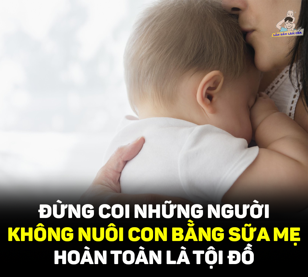 ĐỪNG COI NHỮNG NGƯỜI KHÔNG NUÔI CON BẰNG SỮA MẸ HOÀN TOÀN LÀ TỘI ĐỒ!

(Bài viết của mẹ Mika)

Tôi – một người mẹ nuôi con sữa mẹ gần-như-hoàn-toàn đến thời điểm này vẫn phải thốt lên với những người bạn mới sinh con của mình rằng: “Đừng cuồng, đừng thần thánh sữa mẹ”.

Tôi tin chắc khi tôi đăng bài viết này lên, sẽ có rất nhiều ý kiến trái chiều, có thể nói là sẽ nhận vô vàn gạch đá từ nhiều mẹ vì chúng ta khác nhau về quan điểm. Vậy nên, nếu như quan điểm không giống nhau, mong các mẹ chia sẻ bình tĩnh vì cùng làm mẹ, chúng ta luôn muốn những điều tốt đẹp nhất cho con.

Sữa mẹ là một điều kì diệu của tạo hóa ban cho người phụ nữ. Tôi công nhận! Bản thân tôi đến giờ vẫn chưa hề có ý định dừng nuôi con bằng sữa mẹ. Con tôi những lần ốm bỏ ăn, chỉ ti mẹ. Những lần hờn khóc, không thể dỗ bằng bất cứ cách nào cũng chỉ có thể nguôi ngoai khi được ngậm ti mẹ, m.út mát cái dòng sữa ấm nóng từ mẹ.

Tuy nhiên, nếu con không được bú sữa mẹ thì sao? Con vẫn sống, vẫn lớn lên và vẫn phát triển được.

Xin phép các mẹ cho tôi được kể lại những tháng năm đầu đời của con gái mình. Tại sao tôi lại nói mình là một người phụ nữ nuôi con sữa mẹ gần như hoàn toàn chứ không phải là sữa mẹ hoàn toàn? Vì con gái tôi từng uống sữa công thức trong hơn 2 tuần đầu sau khi chào đời.

Tôi hoàn toàn ý thức được việc cho con bú sữa non, cho con bú sữa sẽ về, rồi cả chuyện con khóc có thể không phải do con đói mà con lạ lẫm với môi trường xung quanh. Nhưng khi nặn sữa ra cho con bú, tôi phát hiện ra sữa của tôi còn đi du lịch đâu đó chưa về với hai mẹ con. Quá k.inh k.hủng! Thực sự điều này quá k.inh k.hủng khi con gái tôi trộm vía háu ăn, nó khóc, khóc đến lạc cả giọng và nhất định không ngủ. Tôi vẫn kiên quyết, con tôi chỉ bú mẹ mà thôi.

Thế là nguyên một đêm trong viện, cả phòng bệnh không sản phụ nào ngủ được vì con gái tôi khóc i ỉ cả đêm. Tôi vẫn cố nhét ti vào miệng con để cho con bú, cố nặn xem được giọt nào hay giọt ấy. Cuối cùng khi tôi buông xuôi vì quá mệt sau ca vượt cạn, bà đón lấy cháu, cho cháu ti 20ml sữa công thức, vỗ về và bé ngủ.

Khi đó, tôi nghĩ không sao đâu, chỉ một cữ sữa thôi, về nhà mình sẽ có sữa cho con, mình sẽ kích sữa, con sẽ ăn sữa của mẹ.

Tôi hì hục 2 tiếng hút sữa một lần, bất kể ngày đêm. Đầu ti bắt đầu c.hảy m.áu vì con bú sai khớp và kích hút quá nhiều. Tôi thậm chí cảm giác mình không còn thời gian để ngủ. Cữ hút cách nhau 2 giờ, tôi vừa hút xong sữa, chưa kịp nằm nghỉ, con gái tôi đã khóc. Lúc đấy, sữa hút kiệt rồi, cho con ăn cũng vẫn không đủ. May mà tôi xin được sữa trữ đông của bạn cho con ăn thêm lúc đó. Khổ nỗi, sữa trữ đông thì phải rã đông, rã đông xong hâm nóng chỉ để cho con ăn được trong 1 giờ. Trẻ sơ sinh thì giờ giấc lung tung, khi hâm sữa lên thì con chưa ăn lại đổ đi, khi thì hâm không kịp nóng con khóc đến lạc cả giọng.

Tôi đau khổ lắm, tôi dằn vặt bản thân mình vì không đủ nổi sữa cho con ăn. Mẹ gì mà đến cho con ti cũng không được. Chưa kể, đẻ xong, người đến thăm hỏi tôi khỏe chưa, ổn không thì ít mà hỏi sữa đâu thì nhiều. Tôi phát hoảng vì vẫn chưa đủ sữa cho con bú. Tôi vẫn điên cuồng lao vào việc kích hút hàng ngày. Tôi xuống cân nhanh đến mức độ, không một ai nghĩ tôi vừa sinh con vì quá gầy và xơ xác.

Đến ngày thứ 10, tôi quá mệt mỏi với việc kích hút, sữa trữ đông bạn tôi cho cũng chẳng còn. Tôi nghe lời mẹ đẻ, cứ cho con ti, ti được đến đâu thì ti, thiếu ăn thêm sữa công thức. Thậm chí, có những lúc tôi ngủ quên, mẹ tôi sẽ để cho tôi ngủ và cho cháu ăn tạm sữa công thức. Dần dần, khi ngủ đủ, có sức khỏe hơn, cho con bú đều đặn, sữa tôi lại về và dần dần đủ cho con ăn.

Tôi kể lại câu chuyện này để các mẹ nhiều sữa đang nuôi con sữa mẹ hoàn toàn hiểu nỗi khổ của những bà mẹ ít sữa như chúng tôi. Chúng tôi hiểu sữa mẹ tốt cho con ra sao, chúng tôi cố gắng gọi sữa về cho con như thế nào. Nhưng, không phải lúc nào cố gắng cũng được đền đáp và sự lựa chọn sữa công thức chính là cứu cánh cho chúng tôi trong tình thế đó.

Cho con ăn sữa ngoài không làm cho các mẹ bớt yêu thương con hơn.

Cho con ăn sữa ngoài không có nghĩa là kìm kẹp sự phát triển về đề kháng, thể chất, tinh thần của con.

Tôi vẫn luôn khuyên những người bạn sinh con sau tôi hãy cho con bú nhiều nhất có thể, bú ngày bú đêm, thậm chí bú vặt để kích thích sữa về cùng được, miễn là con được bú sữa mẹ. Nhưng cũng chính tôi đã từng khuyên một người bạn sinh mổ rằng nếu quá mệt mỏi, dặm thêm sữa ngoài cho con cũng được. Đừng quá khắt khe với bản thân. Sinh con, nuôi con là một quá trình dài, mẹ vui thì con mới khỏe. Thay vì cứ đau đáu về vấn đề sữa, hãy cứ để tinh thần được thoải mái, để con cảm nhận tình cảm từ mẹ.

Các mẹ ạ, nuôi con sữa mẹ trong 6 tháng đầu đời và tối thiếu 24 tháng như khuyến nghị của UNICEF là một điều tuyệt vời. Tuy nhiên, điều này không đồng nghĩa với việc người phụ nữ không nuôi con sữa mẹ là một tội đồ. Nếu như không trải qua những điều các mẹ ấy trải qua, ta sẽ không bao giờ có thể hiểu. Vậy nên, đừng vội vàng kết tội những người phụ nữ vốn đã tự dằn vặt mình, các mẹ nhé!
