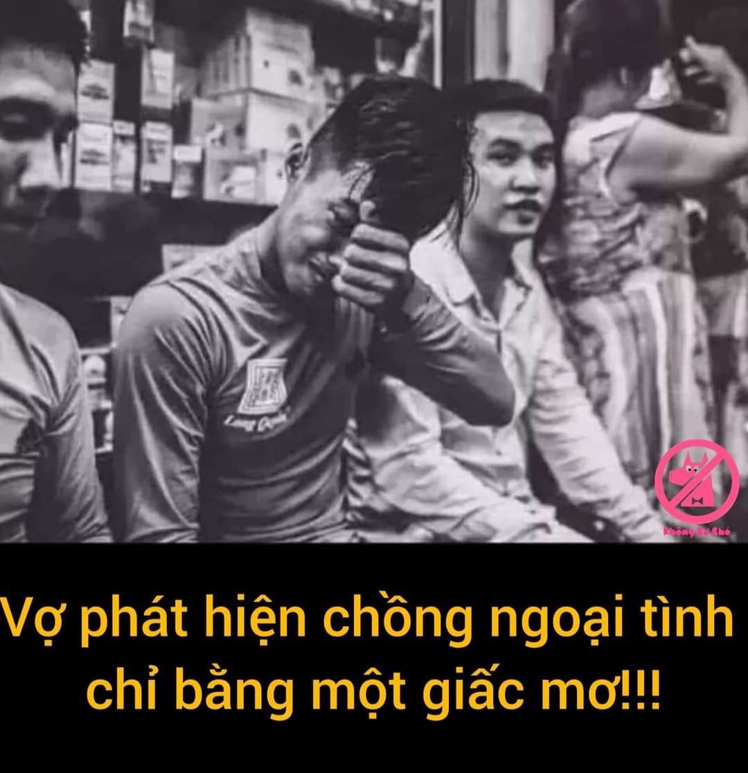 ĐỪNG ĐÙA VỚI LINH CẢM CỦA PHỤ NỮ ! 

Em vừa phát hiện chồng ngoại tình các chị ạ. 
Mọi hôm em chẳng bao giờ ngủ trưa cả, không biết hôm nay trời xui, quỷ khiến thế nào mà em lại nhất quyết phải ngủ trưa một giấc mới được. 

Vừa chợp mắt được 20 phút thì em mơ một giấc mơ không mấy tốt đẹp. 
Trong giấc mơ em thấy chồng em đang chở một con mặt nồi nào đó, con đấy dáng cũng cao cao, gầy gầy, ngồi chổng phao câu ra sau, hai tay thì ôm chặt lấy chồng em. 

Em giật mình tỉnh dậy, lấy điện thoại gọi ngay cho chồng, nhưng ck không bắt máy. 
Em nhắn tin zalo hỏi: 
-  hôm nay m đi đâu ?
Ck em rep lại ngay: đi làm chứ đi đâu ! 
Em bắt đầu hỏi: 
- Nay m chở con nào 
Ck em chắc nghe có mùi bị lộ nên gọi lại cho em ngay, em vừa bắt máy thì lão quát: 
- chở con nào, vợ bị đi.ên à, ngếu à, đi làm sấp mặt ra chở con nào !!!
Em bảo: Tao thấy hết cả rồi, mày không cần chối nữa, chúng mày ôm nhau tình cảm thế cơ mà, tao viết giấy li dị rồi, mày về nhanh ký cho tao. 

Chồng em vẫn chối bay, chối biến, vẫn mạnh mồm chử.i em bị ngá.o và thề là không chở con nào. 
Em bảo, mày có cần tao gửi luôn ảnh cho mày xem không, đến giờ phút này mày không nhận lỗi mà còn chối nữa à. 
Nghe đến đây chồng em chắc đánh hơi được mùi bị lộ và nghĩ quay đầu là bờ nên đã bắt đầu xin lỗi và thú nhận. Anh ấy bảo con đó là con em vừa chuyển đến cơ quan anh, nhưng 2 đứa chỉ chở nhau đi uống cafe chứ chưa làm gì quá giới hạn. 

Huhu, em cay quá, mơ linh tinh ai ngờ lại thật, lúc này 3 má.u, 6 cơn em lên, em chử.i 1 tràng không cần biết nó có nghe không ? 
Chử.i xong em tắt máy ngồi ở trong phòng khóc, 15 phút sau thì nó về, qu.ỳ xuống xin lỗi em đủ kiểu và hứa từ nay sẽ không vậy nữa 
Giờ em không biết phải làm sao, có nên tha thứ cho nó không các chị. Chứ phát hiện nhanh quá làm em choáng chưa biết phải xử lý thế nào !
Huhu

Cre: Tâm sự con gái