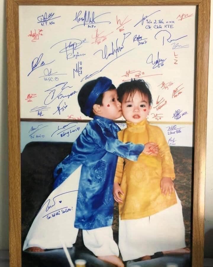 [Góc dễ thương]
Đặt gạch 1 nụ hôn từ 23 năm trước mới cưới được em ❤ 

Trong các bộ phim ngôn tình, chuyện cặp đôi là ‘thanh mai trúc mã’ từ nhỏ, có một tình yêu như mơ ,tưởng chỉ có trong phim hoá ra cũng tồn tại ngoài đời thật…

Nếu bạn không tin thì những tấm ảnh dưới đây là bằng chứng ❤️

ảnh : Bảo Quý Trọng Thuận