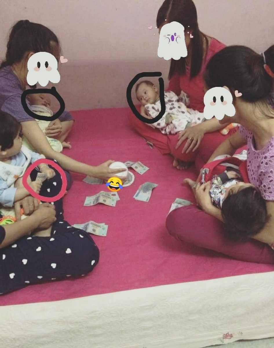 Cuộc sống bỉm sữa nó buồn chán lắm các momm ạ, chồng cả ngày đi làm, bỏ bê vợ con, ở ngoài ăn nhậu, thư ký thư củng, mình suốt ngày ôm con, dạy dỗ con.

Chỉ mong những ngày bạn bè họp mặt để bàn cách nuôi dạy con như này.

Bao tâm huyết của các mẹ không biết sau này có thằng nào làm được thần bài để các mẹ mở mày, mở mặt ra không.... 😂😂