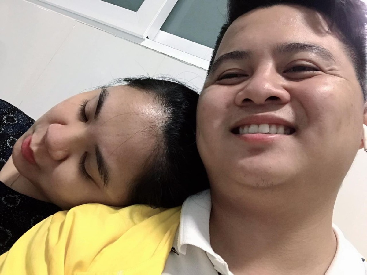 HÃY BÊN VỢ BẠN LÚC VỢ BẠN ĐẺ.
VÌ CHẲNG LÚC NÀO VỢ CẦN BẠN HƠN LÚC NÀY.
Hí anh em. Nay mình than thở vài lời về hành trình vượt cạn của Vợ và Milk.
Mình đã chuẩn bị sẵn tâm lý sẽ cùng vk vượt cạn, hỏi cả phòng dịch vụ ở BV Sản nhi, hỏi cả việc có được vào cạnh vợ lúc sinh hay là có được quay fipm chụp hình hay k. Nhưng tất cả đều khác trên youtube 😂.
12h đêm ngày 10/11 vợ bắt đầu có dấu hiệu, đó là khi huyết hồng tràn ra ngày càng nhiều. Mình thì đang cố gắng làm cho xong việc và bàn giao công việc lại cho nhân viên. Rồi ráng đợi thêm 1 chút xem tình hình ntn. Vợ bắt đầu run run. Chỉ có thề đứng cạnh rồi ôm vợ.
1h30 sáng 11/11. Huyết càng ngày càng nhiều. Mình chở vợ nhập viện sản nhi luôn. May là hành lý đều sẵn sàng nay chỉ nhấc mông đi. 🥰 mình cố tình tìm cái bài hát gì gì của Đông Nhi nhưng mãi k nhớ ra tên, thôi thì làm tạm quả Nhật Ký của Mẹ cho bạn ấy đỡ căng thẳng. Sau tới viện mới nhớ bài của Đông Nhi là bài Khi con là mẹ. (Các anh sau này nhớ bài này mà mở, giảm căng thẳng ngay).
Vì 2 vc ở Vinh nên quyết định k gọi cho 2 bà ở quê, sợ nửa đêm tội bà.
Thế rồi nhập viện, mọi thứ cũng đơn giản.nhận bộ đồ huyền thoại rồi đi siêu âm khám.  Nhưng hình như vợ lo, không ngủ đc. À còn phải đo độ gò của con nữa. Đo tận 30p, mình cố gắng đánh 1 giấc để cbi cho ngày mai nhưng tiếng máy cứ ọt ọt ọt ọt k ngủ được. Kkkk. 😂
Sáng ra hỏi vợ muốn ăn gì, chưa kịp nói thì mình đề xuất ngay súp lươn bà Lợi ngay Phan Đình Phùng 😂 cũng k biết ả ăn vì đói hay ăn để lấy sức chuẩn bị mà ăn thừa mỗi hành.
Điều hay ho là cả phòng chờ mỗi mình con trai, còn lại toàn bà gia hoặc mẹ đẻ đi chăm con. Ai cũng nhìn rành hay ho. Những lúc thay bỉm cho vk k còn rầy hay ngại chi nữa. K thấy bẩn luôn, cứ thế làm phát một. 💪💪💪
Vợ đau râm râm chứ k quằn quại như mấy bà hàng xóm hay đồng nghiệp doạ. 🤣🤣🤣
Sáng ra báo thông tin cho 2 bà ở quê, 2 bà nhanh nhanh phi xuống, nhưng nội quy BV Nhi là mếu cho ng ngoài vào thăm, chỉ ai có chiếc áo vàng huyền thoại kia mới đc vào, rồi mịn chiếm spotlight hơi nhiều với quả áo kia. Sau bảo 2 bà với mự về nhà nghỉ ngơi. Khúc này đúng thực sự, mẹ chăm con k bằng chồng chăm vợ đâu vì những lúc này ck là chỗ dựa tốt nhất.
Đến 3h chiều vk bắt đầu co thắt, mở đến 6p rồi nhập phòng. Khúc này bị bác sỹ thụt để cbi đẻ. Rồi vk chạy nhanh vào nhà vs để cbi (lại gặp mịa 1 con mẹ tranh thủ tắm, kêu mãi k ra bảo đợi tắm xong rồi ra - mình điên sôi máu lên định chửi thì may mọi ng dục nên bà ấy mở cửa).
Mình vào nhà vệ sinh vs vk. Thay bỉm xong, rồi đưa cho vk thêm 3 quả bỉm theo lời dặn của BS thế là tung tăng lên phòng đẻ. 🧐🧐🧐
Cứ nghĩ là lên sẽ đẻ liền như trong phim.🤔🤔🤔 Nhưng trồi ôi, lên phải chuyền rồi phải đợi. Và lần thừ n một mình mình là đàn ông đợi với 1 tập thể phụ nữ là các mẹ các bà 😂.  Các bà kêu con trai k nên ở đây vì ở đây mắc vía vk sẽ k đẻ đc 🤣 lại lần thứ 3 thấy khác trong phim, k giống cảnh ck đứng bên động viên an ủi cổ vũ vợ đẻ đâu. Nhưng mình đếch quan tâm cứ im lặng đi qua đi lại.
Rồi qua giờ hành chính 2 bà và cậu mự của 2 vc cũng đc lên thăm 😊😊😊. Nhưng lại tiếp tục phải đợi mình nóng ruột nhưng do mệt quá nên dựa tường ngủ luôn.
Nhìn qua khe cửa thấy vk mình nằm 1 mình, chỉ có 1 cô điều dưỡng đứng bên tiếp nc và sữa (k phải nguyên ekip động viện Hạnh ơi cố lên, em làm được đâu - mà là ai mở trước rặn khoẻ sẽ đc ưu tiên đỡ trc, còn nếu k thì cứ rứa mà rặn) thực sự nóng ruột.
Cứ lần lượt bác sỹ ra báo tin chúc mừng chị Hoa, chị Hữu... mà mình lại càng lo.
Thế rồi chị Lâm mà vk mình nhờ từ trc nt cho mình, chị đang ở vên Hạnh. Em nó mạnh mẽ lắm, lát bé sinh chị quay clip lại cho 🥰🥰🥰. Nghĩ tới khúc này mình vui thực sự.
18:38 chị Lâm ra khỏi phòng mổ tìm mình, bảo ck Hạnh đâu rồi đưa quần áo cho chị 🤩🤩🤩🤩 cảm xúc khó tả lắm, mình vui quá chỉ kịp hỏi bé sinh khi mấy h c. Chị báo 18:25p nặng 3,5kg.
Cả bà ngoại bà nội đều vui tột độ và mừng khoé mắt đỏ hoe.
Nhưng chưa đc gặp vk con liền. Lại phải đợi 30p để khâu. Rồi bắt đầu công cuộc đi xin sữa non (vợ đẻ ra chưa có sữa liền đâu, phải đi xin sữa của mẹ bầu khác hoặc uống sữa thanh meji) và công cuộc của mình với cậu (em vợ) 2 tiếng chạy đi xin sữa nhờ chị bạn của vk vắt 1 lần. Chỉ được lấy sữa nóng chứ k được hâm vì bé mới sinh...
Vậy đó. Mình đã đồng hành cùng vợ ở cái thời điểm vui nhất của cuộc đời. Mọi thứ trôi qua thật nhẹ nhàng nhưng những người trong cuộc thì đó là thời điểm của tình yêu thương, gia đình và mẫu tử.
Mình xin kết thúc những bài viết và lời chúc về cuộc vượt cạn của vk con ở đây.
Và gửi lời cảm ơn tới mọi người hôm qua tới giờ đã chúc cho gia đình mình.  Yêu thương.
Ps. Còn 1 vài chi tiết nhỏ mình k tiện kể hết kkk.
Nay con được gần 3 tháng roài nhưng vẫn muốn chia sẻ cho các anh em tí hehe.