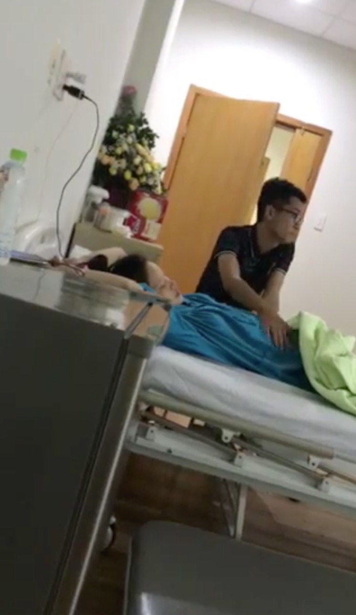 Kinh nghiệm đẻ ở bệnh viện Green
E sinh đc 2 tháng r hnay mới reveiw được cho mn. Chủ đề bệnh viện thì mn rw nhiều rồi nên hnay e đổi chủ đề rw chuyện “ ck nhà người ta ạ”
Nằm ở  phòng cũ được 2 hôm thì có 2 người ra viện nên họ chuyển mình sang ghép phòng vs 2 người bên cạnh. Tủi thân từ đây mà ra.. 🤣
Lúc đầu vừa vào phòng thì thấy có em nằm giường ngay cửa có lãng hoa to đùng, hỏi ra là mẹ ck e ấy tặng. Tiếp đến trên nóc tủ lạnh k biết bnhieu hoa quả các loại. Mình đi sinh thì k mang hoa quả gì mà quanh viện k có mà mua. Nhìn mà tỵ E ấy sinh mà toàn là ck ở lại viện chăm vợ là nhiều. Ck e ấy đẹp trai khéo lắm. Có 1 tối mẹ đẻ e ấy chăm thì cô ấy kể về con rể nghe rõ là tự hào luôn ,cô ấy bảo “ chúng nó lấy nhau 5 năm sinh đứa này là đứa t2 rồi, chưa bao giờ có nửa câu nào cô phải phàn nàn về con rể, nhà có việc gì nó cũng nhanh nhẹn làm, 1 dạ 2 vâng...mà ai cũng phải khen, nó nết lắm, em trai nó cũng thế, con gái cô đẻ như này có ck vs mẹ ck nó kiêng cữ cho yên tâm lắm. Mà cô cũng chưa từng thấy con cô về nhà nói bảo ck thế này mẹ ck thế kia bao giờ...
E ấy nết thật mn ợ. tối ở viện chăm vợ thì đi ngủ còn dặn “ tối vợ dậy vệ sinh nhớ gọi a nhé”
Mẹ vợ đến trông thay cho về thì thủ thỉ vs vợ” a về đây mai a lại ra vs mẹ con e”.
Tự đi đăng kí nộp tiền rồi gọi vợ xuống để tắm gội thảo dược. Ngoài ra xoa bụng, mát xa, bóp tay chân, thay bỉm, bế ẵm con... khéo lắm, khéo hết phần người khác luôn ấy..!
có thể còn có nhiều ông ck như vậy nhưng đẹp ng đẹp nết như e ấy thì lần đầu e gặp..!