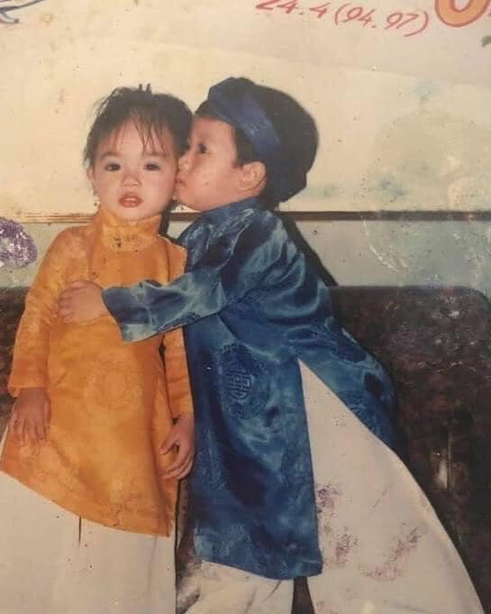 [Góc dễ thương]
Đặt gạch 1 nụ hôn từ 23 năm trước mới cưới được em ❤ 

Trong các bộ phim ngôn tình, chuyện cặp đôi là ‘thanh mai trúc mã’ từ nhỏ, có một tình yêu như mơ ,tưởng chỉ có trong phim hoá ra cũng tồn tại ngoài đời thật…

Nếu bạn không tin thì những tấm ảnh dưới đây là bằng chứng ❤️

ảnh : Bảo Quý Trọng Thuận