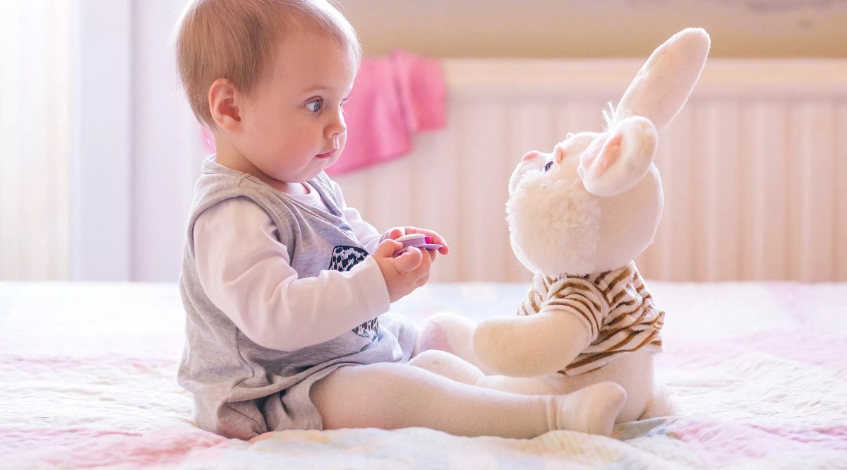 MẤT TRÍ NHỚ SAU SINH
Nhiều bạn hỏi tôi : có cách nào cải thiện trí nhớ sau khi sinh, gần như chỉ 30% khả năng nhớ so với trước sinh.
Đây là một trong những vấn đề thông thường của nhiều bà mẹ sau khi sinh em bé. Triệu chứng này có thể là tạm thời, nhưng cũng có thể ảnh hưởng vĩnh viễn trên não bộ của các bà mẹ sau sinh. Đây cũng là một trong những triệu chứng của tiền trầm cảm sau sinh. Dinh dưỡng là điều quan trọng giúp phục hồi lại trí nhớ và khả năng tập trung, giảm tổn hại các tế bào não bộ cụng như cung cấp các chất dinh dưỡng cần thiết cho não bộ sử dụng và loại bỏ những tế bào thần kinh không còn chức năng.

NGUYÊN NHÂN:
Ts.Bs. Chandler, ĐH Nevada, Mỹ đã tiết lộ rằng: có mối liên hệ của sự gia tăng tiết hormone sinh dục estrogen trong kì 3 thai kì và sư
mất trí nhớ tạm thời sau sinh, đặc biệt sự gặp khó khăn trong việc quên từ, quên hành động, vật thể. Hormone này liên quan đến chức năng của tế bào thần kinh nằm trên HypothaLamus (não bộ) thông qua hoạt động các thụ thể của hormone estrogen. Các Vấn đề hormone có thể sẽ được điều hòa ổn định sau sinh, nhưng cần thời gian.

Tuy nhiên, thông thường các bà mẹ trẻ sẽ gặp tình trạng này nhiều hơn so với các bà mẹ có kinh nghiệm - Ts.Bs. Chandler đã chia sẽ.
Báo cáo của Gs.Bs. Matthew , BV Quốc gia Neurology and Neurosurgery, Anh Quốc đã nhấn mạnh: thông thường nếu các bà mẹ sau sinh không gặp quá nhiều áp lực thì hormone sẽ trở lại bình thường và ít gặp nhiều vấn đề về trí nhớ, thường ở các bà mẹ có kinh nghiệm. Nhưng các bà mẹ trẻ thường có rất nhiều stress, thức khuya, ăn uống thất thường, sự thiếu kinh nghiệm trong việc chăm sóc bé nên nhiều áp lực, thiếu sự cảm thông và chia sẽ của chồng. Tất cả những nhân tố này làm tình trạng mất trí nhớ trở nên tồi tệ, tổn thương đến nhiều tế bào và chức năng não, nếu tổn thương nghiêm trọng đến chức năng nhận thức, họ có xu hướng trầm cảm, mệt mỏi, và việc chăm sóc bé trở nên không còn sáng suốt, các bé có mẹ quá nhiều áp lực và trầm cảm thì tỷ lệ trầm cảm của các bé cũng gia tăng khi bé ở độ tuổi lớn hơn.

CHẾ ĐỘ DINH DƯỠNG
Gs.Bs. Michelle, ĐH Washington State, Mỹ đã báo cáo rằng: Để phục hồi trí nhớ và giảm tổn hại do stress gây ra, cần cung cấp đầy đủ chất đạm và các chất dinh dưỡng cần thiết từ thực phẩm như chất béo tốt omega-3, Sắt, Folate, riboflavin, và vitamin B6.

NHỮNG LỜI KHUYÊN DÀNH CHO NGƯỜI MẸ SAU SINH:
1. Giảm stress tối đa bằng các cách sau:
a) Dành thời gian đọc sách về chăm sóc con để hiểu hơn về cân nặng của bé, các bệnh thường gặp, các vấn đề dinh dưỡng...

b) Lưu một số điện thoại của 1 chuyên gia về dinh dưỡng nhi để tư vấn khi có vấn đề. Đa phần không có vấn đề gì về bé khi bé ăn bú tốt, tăng trưởng bình thường. Việc đổ mồ hôi, rụng tóc, mọc răng là thông thường ở các bé dưới 1 tuổi.

c) Học cách để bé tự lập khi vừa mới sinh ra, hãy cho bé thời gian để khóc, tự điều chỉnh hành vi, đừng quá áp lực và cuốn cuồn lên khi nghe bé khóc. Chỉ lưu ý, nếu bé khóc quá nhiều, bỏ ăn bỏ bú, kèm sốt mệt mỏi thì tư vấn chuyên gia sức khỏe ngay. Thông thường khóc là cách bé giao tiếp, là cách bé cần yêu thương, không phải lúc nào khóc cũng là 1 vấn đề.

d) Khi bé vào tuổi ăn dặm, phương pháp ăn dặm nào không quan trọng, điều quan trọng nên hiểu là: các bé dưới 1 tuổi là ăn theo nhu cầu của bé, không phải theo nhu cầu của mẹ. Hiểu về luật mama, baby, nguyên tắc chung là giới thiệu từng món một, từ ít đến nhiều, thay vì bắt đầu với bột ăn dặm nên bắt đầu với cháo xay nhuyễn khi bắt đầu ăn dặm, không muối đường, nước mắm, ăn đúng lượng bé cần, ngồi trên ghế ăn. Làm tốt tất cả các điều này là bé không biếng ăn. Chỉ cần vi phạm 1 trong những nguyên tắc cơ bản này là sẽ biếng ăn ngay

e) Thường xuyên nói chuyện với chồng và chia sẽ công việc với chồng. Tôi nghĩ các ông bố cũng rất muốn chăm sóc con, nhưng có điều là họ không biết làm gì thôi, hãy đơn giản chỉ họ cách làm và bé sẽ lớn mà không gặp nhiều vấn đề khi được cả cha mẹ cùng chăm sóc bé.

2. Phân bố chế độ dinh dưỡng chú ý các điểm sau
a)Nguồn chất đạm nên chú ý: cá (chép,lươn, hồi, thu); thịt gà, đậu, thịt bò. Duy trì đủ 3 bữa/ngày, mỗi bữa lượng chất đạm = lưng bàn tay của bạn

b) Rau chọn rau cho lá xanh giàu vitamin B6 và folate. Ít nhất 2 bữa súp (4 loại củ)/tuần

3. Cho bé bú mẹ
Thường xuyên cho bé bú mẹ sẽ giúp bạn giảm stress vì mối liên hệ và tương tác da kề da là liệu pháp giúp cải thiện trí nhớ đã được báo cáo bởi Bs. Michelle.

- BS. Anh Nguyen