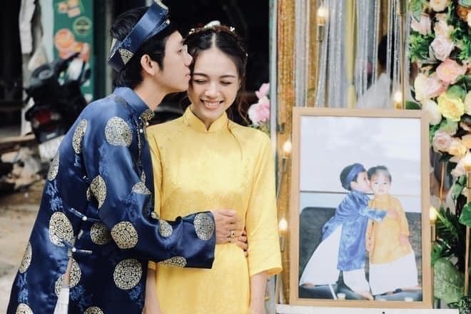 [Góc dễ thương]
Đặt gạch 1 nụ hôn từ 23 năm trước mới cưới được em ❤ 

Trong các bộ phim ngôn tình, chuyện cặp đôi là ‘thanh mai trúc mã’ từ nhỏ, có một tình yêu như mơ ,tưởng chỉ có trong phim hoá ra cũng tồn tại ngoài đời thật…

Nếu bạn không tin thì những tấm ảnh dưới đây là bằng chứng ❤️

ảnh : Bảo Quý Trọng Thuận