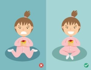 Trẻ ngồi tư thế chữ W chậm tiếp thu, dễ mang tật, hỏng cột sống

Hầu hết các bậc phụ huynh đều đã từng nghe thấy thuật ngữ “dáng ngồi W” – nhưng để hiểu tường tận về thuật ngữ này thì liệu chúng ta biết được bao nhiêu %, dáng ngồi này có tác hại như thế nào đối với con trẻ, và làm cách nào để có thể khắc phục việc này? Bài viết hôm nay của Mầm Nhỏ sẽ cung cấp cái nhìn tổng quát nhất về dáng ngồi “W” nhằm giúp các bậc phụ huynh có những thông tin hữu ích và tìm ra giải pháp phù hợp và cần thiết nhất để giúp đỡ cải thiện dáng ngồi cũng như sự phát triển của trẻ nhỏ.

DÁNG NGỒI “W” LÀ GÌ?
Ngồi “W” là hành động trẻ nhỏ ngồi ở dưới đất với bàn chân và đầu gối để phía sau. Nếu bố mẹ nhìn các bé từ trên xuống thì sẽ thấy chân các bé tạo thành hình chữ W.

Điều này thường thấy ở trẻ sơ sinh, mẫu giáo vì hành động ngồi này giúp các bé thoải mái hơn, dễ dàng đứng lên hơn các dáng ngồi khác. Nhưng điều này sẽ trở thành vấn đề khi các bé thường xuyên ngồi dáng ngồi W, và quên đi các dáng ngồi khác.

TẠI SAO KHI NGỒI DÁNG “W” THƯỜNG XUYÊN SẼ TRỞ THÀNH VẤN ĐỀ?
Theo bác sĩ Marianne McCormick – Trưởng khoa vật lý trị liệu tại bệnh viện Nhi đồng Sydney ở Randwick, việc ngồi tư thế này lâu sẽ khiến hông của trẻ đặt vào tư thế quay đầu, gây áp lực lên cẳng chân và bàn chân của trẻ. Một số trẻ áp dụng tư thế này của trẻ khiến chúng thiếu sức mạnh và khả năng kiểm soát cơ bắp của mình để tự chống đỡ khi ngồi bằng hai chân. Dáng ngồi này sẽ cho phép trọng lượng của trẻ dồn xuống đầu gối, điều này khiến các cơ bắp của trẻ hoạt động ít hơn. Khi ngồi như vậy, trẻ sẽ ít hoạt động hơn và điều này khiến trẻ gặp khó khăn khi đi bộ, đứng lên và cả chạy nữa.

Khi ngồi dáng W, trọng lượng của trẻ dồn xuống không đều, làm tăng sự chịu đựng của khớp hông và đầu gối của trẻ. Điều này có thể làm tăng nguy cơ đau đớn, ngăn chặn sự hình thành phát triển của xương đùi, hông và kéo theo việc trật khớp sau này. Chân bé có thể phát triển theo hướng cong, khuềnh.

Khi ngồi với dáng ngồi bình thường, hai chân được để thoải mái, thì việc chơi bằng cả hai tay của trẻ sẽ trở nên dễ dàng, thoải mái hơn. Trẻ quay sang 2 bên khi chơi và khi đó các cơ bắp của 2 bên tay sẽ được vận dụng một cách mạnh mẽ và kết hợp khả năng phối hợp linh động của chúng. Nhưng khi ngồi với dáng W thì để làm điều này, trẻ sẽ gặp khó khăn hơn.

CÁCH KHẮC PHỤC, HẠN CHẾ DÁNG NGỒI “W” CỦA TRẺ
Có những thời điểm trẻ nhỏ thích ngồi dáng ngồi này nhưng bố mẹ hãy yên tâm nhé, trẻ sẽ không ngồi như thế này lâu đâu. Nếu trẻ đã biết ngồi, khi thấy trẻ đang ngồi dáng ngồi này,việc bố mẹ cần làm ngay lúc này là đặt lại vị trí chân của bé,bố mẹ nhé.Nếu bé lớn hơn, thì bạn hãy nói cho bé hiểu rằng: “Mẹ/ Bố nghĩ con cần phải ngồi lại vì ngồi như này sẽ không tốt cho con!”.

Các bậc phụ huynh có thể gợi ý cho trẻ các dáng ngồi kiểu khác tốt hơn như ngồi thẳng duỗi hai chân hoặc để hai chân quay sang một bên, ngồi hai chân bắt chéo để trước mặt… và luôn nhắc nhở bé khi ngồi giữ thẳng lưng tạo điều kiện tốt cho sự phát triển của cột sống và chiều cao sau này. Thậm chí bố mẹ có thể khuyến khích con chơi trong tư thế quỳ, hoặc chuẩn bị cho con những túi hạt đậu xốp (hay còn gọi là bean bag) để ngồi khiến bé thoải mái hơn khi chơi.

Với sự gợi ý, khuyến khích con ngồi dáng ngồi mới, trẻ sẽ dần dần tự động không ngồi dáng ngồi W nữa. Bố mẹ hãy giúp con điều chỉnh dần dáng ngồi nhé, chỉ cần để ý một chút trẻ nhỏ sẽ được phát triển toàn diện, khỏe mạnh hơn,nhưng nếu lâu dài thì hậu quả sẽ khó có thể khắc phục được bố mẹ ạ! Tuy nhiên nếu bố mẹ nào còn lăn tăn về dáng ngồi này, cũng như sự phát triển của con mình thì bố mẹ hãy tham khảo ý kiến của bác sĩ nhi khoa nhé.

Đừng để khi con hơn 6 tuổi mẹ mới điều chỉnh dáng ngồi cho con thì đã muộn. Tốt hơn ngay khi trẻ biết ngồi, mẹ hãy rèn cho con tư thế ngồi phù hợp, không ảnh hưởng đến cấu trúc xương cũng như khả năng vận động của con.

Những đứa trẻ gặp vấn đề về dáng đi, đứng thường cảm thấy mặc cảm, dễ là đối tượng bị bắt nạt trong trường cũng như gặp nhiều trở ngại trong tương lai khi đi xin việc, kết hôn…Vì vậy, mẹ đừng để mình sinh ra một đứa trẻ lành lặn nhưng chỉ vì thói quen ngồi chữ W khiến trẻ gặp khuyết điểm về hình thể sau đó. Đây cũng chính là một trong những vấn đề mẹ cần lưu tâm trong chăm sóc nuôi dạy con.