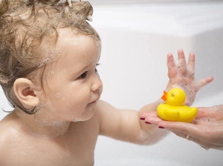 CHÚ VỊT VÀNG CAO SU TRONG BỒN TẮM - MỘT MÓN ĐỒ CHƠI NGUY HIỂM NHƯNG KHÔNG PHẢI AI CŨNG ĐỀ PHÒNG 🐤❌

Nếu cắt đôi chú vịt cao su đã sử dụng 1 thời gian, bạn sẽ té ngửa
Chú vịt cao su màu vàng dễ thương có lẽ là một trong những món đồ chơi nhà tắm được trẻ em yêu thích nhất. Thật khó tin rằng đôi khi những món đồ chơi có vẻ ngoài khá vô hại này lại là những chú vịt con xấu xí lại có thể mang mầm bệnh bên trong. 

Một trong những điều tuyệt vời nhất khi chơi với vịt cao su trong bồn tắm là hiệu ứng phun nước giúp trẻ giải trí. Nhưng điều gì thực sự xảy ra khi nước lọt vào bên trong món đồ chơi cao su này?

Sự thật là phòng tắm ẩm ướt tạo điều kiện hoàn hảo cho vi khuẩn và nấm phát triển và đồ chơi trong nhà tắm cũng không ngoại lệ. 

Theo thời gian, bề mặt bên trong của đồ chơi bị nhiễm bẩn và sau đó tất cả các vi khuẩn và nấm này sẽ thoát ra khỏi đồ chơi khi trẻ bóp nó.
Một nhóm các nhà khoa học từ Eawag (Viện Khoa học và Công nghệ Thủy sản Liên bang Thụy Sĩ), ETH Zurich (một trường đại học nghiên cứu công lập ở thành phố Zürich) và Đại học Illinois đã nghiên cứu vấn đề này. Họ đã thực hiện các thí nghiệm với đồ chơi dành cho việc tắm đã qua sử dụng và mới sau khi mô phỏng cách sử dụng của trẻ 11 tuần tuổi trong điều kiện gia đình. Sau đó, các nhà nghiên cứu cắt đồ chơi để có cái nghiên cứu kỹ hơn về bề mặt bên trong của chúng.

Tùy thuộc vào điều kiện thí nghiệm, bề mặt bên trong của vịt cao su có chứa từ 5 triệu đến 75 triệu tế bào nấm và vi khuẩn trên mỗi 0,155 inch vuông (1 cm vuông). Vi khuẩn gây bệnh tiềm tàng được tìm thấy trong quá trình nghiên cứu bao gồm Legionella.

Vậy đâu là nguyên nhân khiến nấm và vi khuẩn phát triển bên trong đồ chơi nhà tắm? Theo các nhà nghiên cứu, nguyên liệu nhựa mà những món đồ chơi này được làm là nguyên nhân chính. Thông thường những vật liệu này được làm bằng chất lượng kém, và chúng có thể “giải phóng một lượng đáng kể các hợp chất cacbon hữu cơ”.

Nó thậm chí còn tồi tệ hơn khi các yếu tố khác xuất hiện. Hãy tưởng tượng điều gì thực sự xảy ra khi một em bé chơi với một con vịt cao su trong bồn tắm. Vật liệu của đồ chơi cho phép vi khuẩn và nấm phát triển, nước bị nhiễm vi khuẩn từ cơ thể người, bụi bẩn bên ngoài và dấu vết của các sản phẩm chăm sóc cá nhân. 

Trẻ em, sức khỏe còn non yếu, sẽ bóp món đồ chơi liên tục để nước phun ra và tiếp xúc với nước bẩn đó. Tất nhiên, điều này không chỉ đúng đối với vịt mà còn đúng với các đồ chơi trong lúc tắm khác cùng loại, được làm bằng vật liệu tương tự.

Phát biểu về mối nguy hiểm tiềm ẩn đối với sức khỏe của vịt cao su, Frederik Hammes từ Eawag lưu ý: “Điều này có thể tăng cường hệ thống miễn dịch nhưng nó cũng có thể dẫn đến nhiễm trùng mắt, tai hoặc thậm chí đường tiêu hóa của trẻ.”

Một trong những giải pháp các bậc phụ huynh có thể làm là đóng kín chiếc lỗ bên dưới con vịt khi mua chúng để nước không bao giờ lọt vào bên trong.

Bright Side