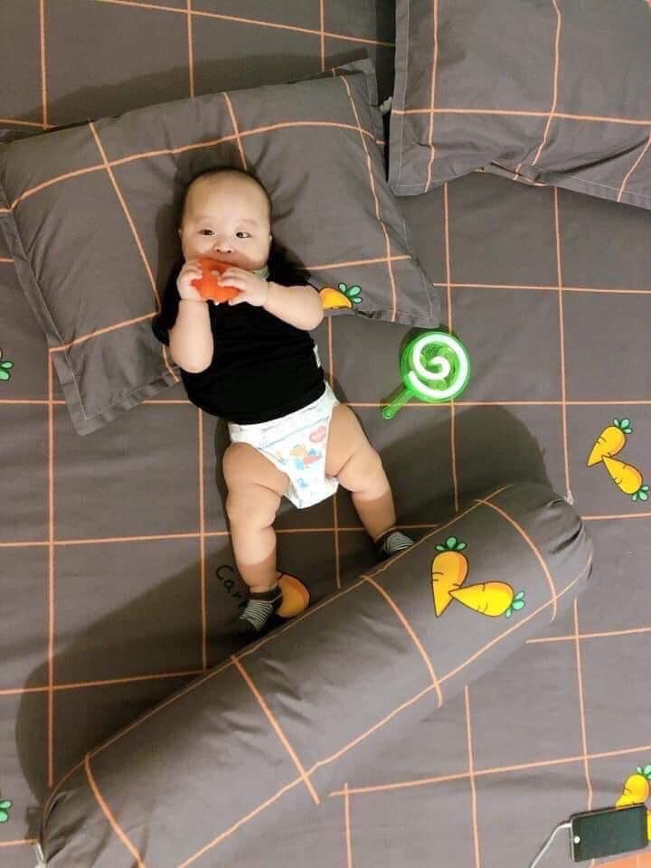 E ko có bán ga trải giường đâu, e khoe con lật thôi 🤣🤣