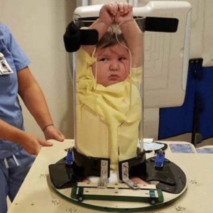 Khi bé chụp X-quang, tính phóng tui lên vũ trụ hay gì 😅😂🤣