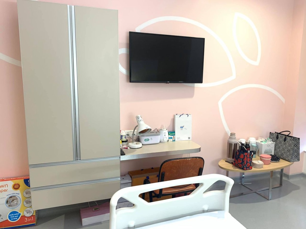 ✌️ [Review đẻ thường Việt Pháp - tháng 1/2021] 💛💛

✅ Gói thai sản 12 tuần

- Bác sĩ khám: Hồi đầu em đặt lịch khám tất cả các  bác hay sao ấy😂 mỗi lần 1 bác cho đến khi vào group nghe danh bác Nghị là chân ái nên sau là e book bác Nghị. Nhìn chung các bác đều khám nhẹ nhàng, ân cần thăm hỏi, dặn dò chu đáo. Nhưng bác Nghị vẫn là the best doctor❤️ Lúc nào cũng tận tâm và cẩn thân.

- Siêu âm: 3 lần 4D còn lần nào đi khám cũng đx siêu âm 2D tuy nhiên máy s/a ở Việt Pháp chắc tuổi cao sức yếu nên chả bao h nhìn đc mặt con 😂

- Gói 12 tuần là 46.900k . E đi hội thảo đc giảm 2tr còn 45tr. Khi xét nghiệm double test sẽ được giảm 20% và đc 1 phiếu miễn phí khám chuyên khoa bất kì. 

-Ngoài ra e đăng kí ở phòng vip cũng đc giảm 50% ngày đầu tiên còn 5tr đêm thôi ạ. Vì sinh xong phải chờ 72 giờ để lấy máu gót chân sàng lọc mà ở đây cứ bấm chuông là các chị hộ sinh có mặt ngay lập tức🥰 nên nhà e dki ở lại thêm 2 đêm. Những đêm sau thì chi phí 8tr/ đêm. Tổng e ở lại 4 ngày 3 đêm là 21tr tiền phòng. 

-Mua gói tiêm cho e bé cũng đc giảm 2tr còn 16tr vì từng đi hội thảo nha các mẹ. 

- Ra viện bsi sẽ yêu cầu mua thêm thuốc bổ cho mẹ và bé ( bổ máu, canxincho mẹ và dd vệ sinh vết khâu; vitamin D và cồn rửa rốn cho e bé) khoảng 2tr gì đó

- Mỗi lần đi khám nếu gặp vấn đề bên ngoài đều mất phí khám và xét nghiệm nhé. E bị tiểu đường thai kì nên mỗi lần đi khám với xn cũng mất thêm 2-3tr. 

- Từ tuần 36 sẽ chạy monitoring 30' mỗi buổi khám. Ngoài ra có 1 buổi khám với bác sĩ gây tê, bác sĩ giải thích nhẹ nhàng nhung mặt bsi thì rất khó hiểu 😂

✅ Đi sinh

- Phòng sinh thường- chồng được vào theo dõi tim thai và cơn co tử cung. E có sử dụng gây tê ngoài màng cứng (có trong gói), lúc làm thủ thuật tầm 15' người nhà sẽ ra ngoài. E ko biết hậu qả sau này của việc gây tê nhưng e biết ơn ng phát minh ra nó vô cùng vì nếu ko đc gây tê chắc e ngáo mất 😭. 

- E may mắn được bác Thu đỡ ❤️ Vì bác chuyên môn cao + các chị hộ sinh nhiệt tình nên e rặn 3p là e bé đã chào đời r. Vì đc gây tê nên khâu ko thấy hề hấn gì luôn ạ😆. Đến tận ngày hsau mới bdau thấy đau.

- Sinh xong sẽ đc đẩy qa phòng bên nghỉ để theo dõi 1 , 2 tiếng tại đó.

- Hàng ngày bác sĩ sản và có vào thăm khám, kiểm tra bụng và phần phụ của mẹ xem hồi phục ok ko. Các cô y tá sẽ vào đo huyết áp và các cô lao công dọn dẹp 2 lần/ ngày.

- Cơm viện nhìn ngon, hàng ngày có chị lên hỏi đủ thực đơn bò gà tôm cá, ngày 2 bữa cơm, tráng miệng có sữa chua hoặc sữa hộp, sáng các mẹ có thể chọn ăn cháo hoặc các loại bánh mì. Nhưng mẹ chồng e tự nấu e đem vào nên e vẫn chưa đc thử mùi cơm viện 😭

- Hàng ngày bé sẽ được tắm sau 8h sáng, gội đầu tắm rửa xà phòng sạch sẽ thơm tho. Mẹ được chiếu tia plasma giúp vết thương mau lành.

- Quà tặng của viện bao gồm: 1 bộ quần áo Vp cho bé + trà lợi sữa, khung ảnh, gấu bông, Bỉm và BVS cho mẹ. Nói chung là đủ đồ cơ bản, mẹ nào muốn mang thêm đồ cá nhân thì chủ động nhé. 

- QUAN TRỌNG, buổi đêm sau 10h có thể nhờ các chị y tá hỗ trợ trông bé đêm nếu mẹ nào cảm thấy mệt quá. Nhưng vợ chồng e nhớ con lắm, 30p lại p bấm chuông nhờ các c đưa con về phòng. E bé cứ khóc là lại bấm chuông nhờ ng hỗ trợ😂. Mấy hôm ở viện học được đủ skill cho bé ăn, dỗ bé khóc, vỗ ợ ... bla bla nên e thấy nếu được ở viện để học hỏi thêm 2,3 ngày là rất cần thiết.

✅ Ra viện
- Thủ tục làm nhanh, đóng tiền xong là lấy giấy chứng sinh cho con thôi. Gọi các chị vào check out phòng rồi đi về thôi ạ.

Chúc các mẹ năm mới mạnh khoẻ và các con hay ăn chóng nhớn nhé ❤️