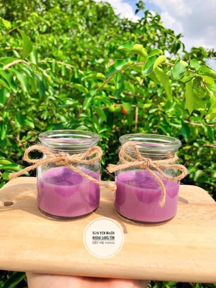 Ngoài ĐẬU HŨ NON YẾN MẠCH ra thì mẹ học lỏm được thêm vài món làm đậu hủ non từ : khoai lang tím - hạt sen - đậu xanh . Ngon & bổ dưỡng lắm 😝

🌻 ĐẬU HŨ YẾN MẠCH - KHOAI LANG TÍM: 
- Nguyên liệu : nữa củ khoai lang tím , 50gr yến mạch ( mình dùng loại yến mạch cán vỡ Nhật nhe ) , 150ml nước lọc . 
- Cách làm : 
1. Khoai lang tím gọt vỏ , rửa sạch , ngâm bớt mủ , cắt hạt lựu , hấp chín . 
2. Yến mạch ko ngâm . ( Hoặc ngâm xong lấy cã nước ngâm lun nha . Ko rửa yến mạch sẽ mất chất ạ )
3. Cho khoai lang hấp chín + yến mạch cùng 150ml nước vào máy xay nhuyễn . 
4. Lọc hỗn hợp vừa xay qua rây nhìu lần cho sạch bã.
5. Cho vào nồi bắt lửa nhỏ liu riu . Khoáy đều tay đến khi hỗn hợp sền sệt như hồ dán là dc . 
6. Cho vào khuôn ( khuôn nên thoa 1 tí dầu olive - hạnh nhân- óc chó j cũng dc miễn dầu ăn trẻ em là dc ) . Để khi lấy dễ mà ko bị dính ấy ạ . 

🌻 ĐẬU HŨ NON HẠT SEN - HẠT SEN: 
Tỉ lệ 1 đậu : 3 nước . Cách làm cũng giống ở trên nhưng đậu nên xay lúc còn sống thì khi mình nấu hỗn hợp sẽ sệt và kết dính hơn .

🌻 PUDDING THANH LONG ĐỎ - XOÀI MIX SỮA MẸ/SỮA CTH
- Nguyên liệu : 1 trái xoài ( hoặc nữa trái thanh long đỏ ) , 2 lá gelatine , 60ml sữa mẹ ( hoặc sữa cthuc ) , 60ml nước lọc . 
- Cách làm : 
1. Gelatine : cho 1 lá vào tô đổ ít nước ngâm cho nở . 
2. Xoài ( thanh long đỏ ) cắt lấy phần thịt cho vào máy xay nhuyễn cùng 1 ít nước lọc . Lọc qua rây sạch bã . 
3. Lấy lá gelatine đã ngâm nở cho vào chén , thêm 30ml nước lọc bắt bếp hấp cách thuỷ cho tan . Sau khi tan để nguội . 
4. Cho hỗn hợp xoài ( thanh long đỏ ) cùng gelatine trộn đều . Đổ vào hủ thuỷ tinh . Nếu mún nghiêng thì đặt hủ thuỷ tinh nằm nghiêng trog 1 cái chén hoặc hộp nhựa . Rồi cho vào ngăn mát tủ lạnh 2h cho đông . 
5. Cho 1 lá gelatine còn lại ngâm nước 15' cho nở . Sau khi nở vớt ra cho vào chén cùng 30ml nước lọc hấp cách thuỷ cho tan . Sau khi tan để nguội .
6. Cho 60ml sữa mẹ ( hoặc sữa cthuc ) còn ấm vào gelatine  trộn đều để nguội bớt . Rồi cho vào hủ đựng xoài hoặc thanh long đỏ . Mang để ngăn mát tủ lạnh 2h cho đông . 

Pudding làm vừa phải , mềm tan trong miệng em bé rất thích . Các mẹ đừng ham cho nhìu gelatine thì pudding bị cứng con ăn ko dc ấy ạ . Lúc làm chịu khó để thật đông hỗn hợp trái cây rồi hãy đổ thêm sữa vào ko thì nó sẽ bị lỏng ạ . 

Chúc các mẹ thành công nhé
Nguồn : bếp mẹ măng