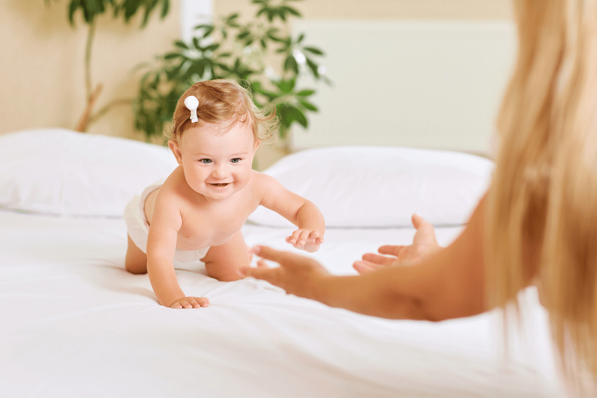Tập bò cho bé: 5 giai đoạn và 8 bài tập dễ nhất