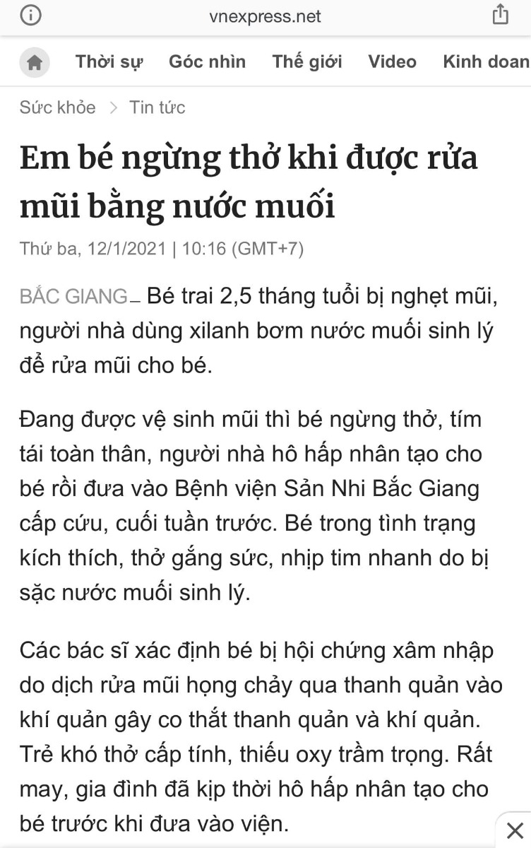 Rửa mũi cho mini

Nhân dịp không khí lạnh tràn về khắp nẻo quê hương báo hiệu một năm cũ sml sắp qua làm ruột lòng chúng ta nôn nao khó tả, đặc sản của mùa đông toàn quốc thật ra không phải là lẩu, nướng... mà lại là món thạch rau câu organic được sản xuất liên tục từ lỗ mũi. 

Không ai trong đời mà chưa từng sổ mũi nhất là giai đoạn từ 6 tháng đến vài tuổi. Giải pháp phổ biến chúng mình hay sử dụng để giải phóng đường thở cho mini là rửa mũi bằng nước muối. Lên Youtube gõ từ khoá “rửa mũi” là sẽ ra một biển kết quả hướng dẫn bơm hút cho mini vô cùng trực quan, sinh động nhưng đáng tiếc đa phần dựa vào kinh nghiệm cá nhân nên từ đó sáng tạo ra rất nhiều tư thế súc  rửa cho mini. Từ hút xilanh bơm ào ào vào mũi cho tới đè ngửa ra xịt thẳng nước vào xoang... khiến những ai có chút kiến thức chuyên môn chỉ biết lắc đầu ngán ngẩm. 
Mọi cái ngu trên đời đều phải trả giá, điển hình của việc dùng sai dung dịch, sai cách, sai tư thế là khiến nhiều mini bị viêm tai giữa nặng, tai chảy mủ, dịch có mùi hôi... rất đáng thương.

Nói nhanh cho dễ hình dung, trong mũi, xoang mũi có lớp niêm mạc liên tục tiết ra dịch. Đây là các dịch sinh lý không ngừng đào thải ra khỏi xoang, hốc mũi đóng vai trò vệ sinh, bảo vệ hệ thống mũi xoang. Dịch mũi sền sệt, kết dính để hạn chế tối đa tác động tiêu cực của dị vật (bụi, phấn hoa...).

Ngoài ra, trong môi trường dịch nhầy luôn cân bằng trực khuẩn, tức có cả vi khuẩn có lợi và có hại. Khi không hiểu được rõ nguyên lý, bản chất hoạt động đó của niêm mạc mũi, vô tình, khi vệ sinh sai cách, cha mẹ có thể làm mất cân bằng vi khuẩn, từ đó gây ra các bệnh liên quan đến đường hô hấp cho mini. Lúc này niêm mạc mũi khô rát rất dễ bị viêm, trẻ có nguy cơ mắc các bệnh viêm nhiễm mãn tính. 

Mũi – tai – họng thông nhau nên anh chị vào viện mới thấy có chuyên khoa Tai-Mũi-Họng, việc viêm mũi kéo dài có thể dẫn tới viêm tai, viêm họng. Và viêm tai lâu ngày, vừa khó điều trị dứt điểm, trẻ lại có nguy cơ bị điếc do viêm nhiễm nặng. Sai một ly là đi nguyên một két. 

Phổ biến nhất là các mẹ hăng hái dùng xilanh bơm mạnh vào mũi. Các cô nên nhớ rằng mũi các con đang nghẹt, cô bơm vào nước không chảy ngược ra hết thì nước bẩn ấy đi đâu? Đi vào tai chứ đi đâu nữa? Viêm tai giữa từ đó hình thành. Chưa kể sau mỗi lần sử dụng thì rửa xilanh không thể sạch được cho nên các lần sau vô tình lại là những lần vận chuyển vi khuẩn vào xoang mũi mini. 

Để tăng độ ép phê, nhiều mẹ sáng kiến việc pha thêm nước tỏi ngâm để xịt gây bỏng rát, phù nề, cháy niêm mạc, chảy máu cam…

Lời khuyên ở đây là gì?

Làm ơn đừng rửa mũi cho con nếu chưa có chỉ định. Đôi khi ngồi yên là việc tốt duy nhất các anh chị cần làm. Bình thường mũi mini khô sạch sẽ, không làm sao mà rửa mũi tự nhiên phá mất hết lớp bảo vệ của cơ thể. 

Đối với mini hơi lớn thì bảo nó xì mũi ra, xịt vài nhát nước biển sâu rồi hỉ sạch là được rồi. Với trẻ quá nhỏ, bác sĩ sẽ có chỉ định cụ thể cách rửa. 

Kỹ thuật không quá khó nhưng cần phải được hướng dẫn trực quan là tốt nhất. Và người hướng dẫn tất nhiên không thể tải về từ google mà phải ngồi ở bệnh viện và mặc áo blouse. 

Giữ ấm, vệ sinh tay chân sạch sẽ thường xuyên, không cho con ngậm đồ chơi, dị vật. Như thế là giảm mấy chục phần trăm nguy cơ viêm mũi rồi. Cần gì phải cao siêu?

Các anh chị cha mẹ trẻ hãy nhớ, phải đặt niềm tin vào khoa học, vào y học. Trẻ con thì nó phải ốm đau, đó là chân lý. Không có gì phải rối lên áp dụng đủ thứ mẹo vớ vẩn trên đời để nhét vào mũi của con. Dù dưới áp lực của ông bà, người thân đi chăng nữa. 

Đến bản lĩnh để bảo vệ con mình trước áp lực xung quanh mà còn không làm được thì tư cách gì đòi dạy nó lớn khôn?

Cre: Anh Ba Sai Gon