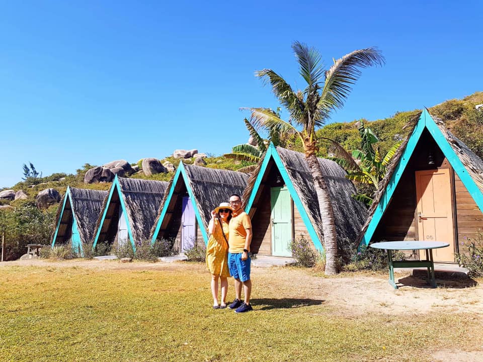 TOP 8 SAI LẦM THAI GIÁO PHỔ BIẾN NHẤT
(Và cách Mamibabi giúp mẹ tránh các sai lầm này để thai giáo cho bé an toàn, khỏe mạnh)

Beethoven, nhà soạn nhạc nổi tiếng người Đức, chắc đã rất quen thuộc với các mẹ. Thầy dạy nhạc đầu tiên cho Beethoven là cha ông. Cha Beethoven vốn rất ngưỡng mộ Mozart – người chỉ mới 5 tuổi đã biết soạn nhạc. 

Thấy Beethoven còn nhỏ mà đã thích bấm lên những phím đàn piano, cha muốn ông trở thành một thiên tài âm nhạc như Mozart nên cho ông tập đàn từ khi 3 tuổi. Tuy nhiên, sự kỷ luật nghiêm ngặt của bố lại làm ngăn cản sự phát triển của Beethoven. 

Cha Beethoven thường giục ông dậy vào lúc nửa đêm để tập chơi piano. Do vậy Beethoven thường rất mệt mỏi. Mối quan hệ giữa 2 cha con rất căng thẳng và xa cách. May mắn sau đó Beethoven đã được học nhạc với các thầy dạy nhạc khác, và thành công như hôm nay. 

Trong cuộc sống, đa số những sự ép buộc đều ko mang lại kết quả tốt, kể cả với thiên tài như Beethoven.

Tới đây, mình xin chia sẻ sai lầm đầu tiên các mẹ thường gặp khi thai giáo:

1. Ép mình nghe nhạc cổ điển, nhạc bác học:

Nếu ko thích nghe nhạc cổ điển, mẹ đừng ép mình nghe, cũng đừng ép bé nghe, cũng đừng bật to bắt chồng hay cả nhà phải cùng nghe.

Chưa có nghiên cứu nào chứng minh nhạc cổ điển sẽ có hiệu quả cao hơn các thể loại nhạc khác. Hãy nghe loại nhạc mình yêu thích, chú ý tránh các thể loại nhạc u buồn, ca từ tiêu cực hoặc nhạc quá mạnh như Rock... sẽ ảnh hưởng không tốt đến thính giác của bé.

Mamibabi có thư viện nhạc thai giáo lên tới hàng ngàn bài hát, rất đa dạng thể loại để mẹ có thể lựa chọn mỗi ngày.

2. Úp tai nghe vào bụng hoặc nghe nhạc quá to

Khi cho con nghe nhạc, mẹ đừng sử dụng tai nghe úp vào bụng hoặc đừng bật âm lượng quá lớn. Nhiều mẹ sợ con trong bụng sẽ ko nghe được nhạc mình bật bên ngoài nên bật to. Thực tế, nước ối khuếch đại âm thanh, con sẽ nghe thấy to hơn mình nghĩ. Nếu nghe quá to sẽ khiến bé khó chịu và ảnh hưởng không tốt đến thính giác.

Mẹ nên đặt điện thoại cạnh bụng, mở loa ngoài vừa đủ nghe. Có thể hẹn giờ trên app Mamibabi để sau đó nhạc tự tắt và 2 mẹ con cùng chìm vào giấc ngủ.

3. Áp dụng các hoạt động thai giáo sai giai đoạn

Ví dụ với hoạt động xoa bụng bầu (thai giáo vận động). Đây là hoạt động chỉ nên làm ở giai đoạn 3 tháng giữa và nếu đi khám thai nhi đã ổn định. Xoa bụng nhiều ở 3 tháng đầu dễ dẫn đến sảy thai, 3 tháng cuối dễ dẫn đến sinh non. 

Một cách an toàn hơn cho mẹ đó là cùng bố ôm ấp, nâng niu bụng bầu như đang ôm con và nói chuyện với con.

Với Mamibabi, lộ trình thai giáo mỗi ngày cần làm gì đã được sắp xếp và biên tập kỹ lưỡng, mỗi ngày mẹ chỉ cần làm theo mục Thai giáo hôm nay ngay khi mở app, không còn lo lắng về việc áp dụng sai giai đoạn nữa.

4. Lạm dụng thai giáo ánh sáng

Do được nhắc đến nhiều và bé cũng thường đáp ứng lại khi được mẹ thai giáo ánh sáng nên các mẹ rất hay lạm dụng hoạt động này. Thai giáo ánh sáng quá nhiều khiến  con mệt mỏi và ảnh hưởng đến thị giác do thị giác của con trong bụng mẹ còn non yếu và chưa hoàn thiện.

Mẹ chỉ nên thai giáo ánh sáng khi con được 27 tuần và mỗi lần nhiều nhất là 5 phút. Nếu con ko hợp tác cũng đừng buồn bã, mẹ hãy thử lại vào lần khác nhé. Mẹ xem thêm hướng dẫn tại đây: Https://mamibabi.com.vn/r/394215

5. Lười, ngại vì nghĩ thai giáo không cần thiết

Tâm lý này thường do mẹ chưa hiểu kỹ về thai giáo. Nhiều mẹ thường tới khi bầu bé thứ hai mới tiếc vì đã ko thai giáo cho bé đầu. 

Hơn nữa, khi mẹ tự làm các hoạt động thai giáo, ko theo lộ trình đầy đủ, chỉ xem theo các bài hướng dẫn trên mạng rồi mong có kết quả ngay, dẫn đến dễ bỏ dở giữa chừng. Công việc bận rộn cũng thường khiến các mẹ quên thai giáo cho bé, tối đi làm về mệt lại phải lên mạng xem hôm nay nên thai giáo gì... rất mất thời gian và rất ngại.

Mamibabi sinh ra giúp mẹ không còn những trở ngại này nữa. Tuy nhiên, Mamibabi sẽ ko thể giúp mẹ nếu như chính mẹ còn chưa hiểu về thai giáo và vai trò của thai giáo. Nếu chưa nắm được, mẹ hãy đọc thêm bài này nhé: Https://mamibabi.com.vn/r/875403

6. Để không khí gia đình căng thẳng

Nói tới gia đình phải nói tới sai lầm tiếp theo khi thai giáo là ko chú trọng ko khí gia đình, vợ chồng hay cáu gắt, mẹ con cãi nhau, lớn tiếng… Việc này ảnh hưởng rất ko tốt đến thai nhi vì con sẽ nhận được những năng lượng tiêu cực từ mẹ

Mẹ cần sống trong bầu ko khí hạnh phúc, đây chính là thai giáo tinh thần, một hình thức thai giáo gián tiếp. Hãy chú trọng các mối quan hệ trong gia đình, quan trọng nhất là lời ăn tiếng nói với nhau mẹ nhé.

7. Sai lầm khi không nói chuyện với thai nhi:

Nhiều mẹ nghĩ bé chưa hiểu gì hoặc sợ người nhà thấy ngồi nói chuyện một mình (hơi giống tự kỷ 🤣) nên hay ngại làm hoạt động này. 

Thực tế, bố mẹ tâm sự với bé sẽ đem lại năng lượng tích cực, giúp con cảm thấy an tâm. Bé rất thích nghe giọng của bố mẹ, sau này khi ra đời, bé đã cảm thấy thân thuộc và sẽ rất hợp tác. Nhiều bé còn mỉm cười khi nghe thấy giọng mẹ ngay khi vừa ra khỏi bụng.

Mẹ hãy rủ bố nói chuyện với con nữa nhé. Nếu bố đi làm cả ngày mệt hoặc ko giỏi bày tỏ cảm xúc, mẹ đừng ép làm bố căng thẳng. Đôi khi bố chỉ cần đặt tay lên bụng mẹ thôi cũng là thai giáo rồi vì con sẽ cảm nhận được hơi ấm và “vùng tối” tay bố tạo ra.

8. Cho rằng đi du lịch khi mang thai là điều nguy hiểm

Sai lầm cuối cùng, cũng liên quan tới thai giáo vận động, đó là cho rằng khi bầu thì ko nên đi du lịch. 

Thực tế, du lịch vừa tốt cho tinh thần vừa tốt cho thể chất của mẹ, chỉ cần mẹ chú ý là đi du lịch phải đảm bảo an toàn trên hết, tránh các hoạt động mạnh hoặc tránh những vùng thời tiết quá khắc nghiệt.

Trong ảnh là hình hai vợ chồng đi Quy Nhơn khi bé Heo đc 24 tuần. Mình sẽ chia sẻ những điều cần lưu ý khi đi du lịch trong thai kỳ ở một bài viết khác.
---
Trên đây là Top 8 sai lầm phổ biến nhất khi thai giáo mà nếu gặp phải rất có thể sẽ ảnh hưởng không tốt đến em bé.

Chúc các mẹ thai giáo thật hiệu quả cùng Mamibabi!
Thang Pham - CEO Mamibabi
---
Một số link hữu ích cho mẹ mới thai giáo:
- Thai giáo là gì? Https://mamibabi.com.vn/r/875403
- Bắt đầu thai giáo như thế nào? Https://mamibabi.com.vn/r/571946
- Thai giáo gồm những hoạt động nào? Phần 1: Thai giáo trực tiếp: Https://mamibabi.com.vn/r/292561
- Thai giáo gồm những hoạt động nào? Phần 2: Thai giáo gián tiếp: Https://mamibabi.com.vn/r/825197