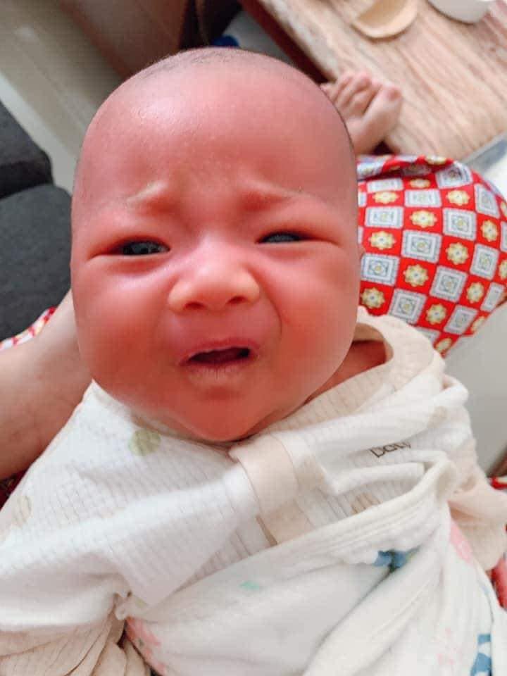 Đây là khuôn mặt đòi bú nhưng bà mẹ cố tình ghẹo không chó bú, để giận đỏ mặt tía tai như vầy nè...
Và sau đó là khuôn mặt đã được no nê của ẻm...!
Cre: Linh Trần
