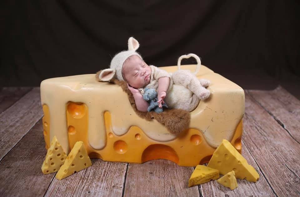 Mẹ con e đã về đích lúc 33w5d tuy k gọi là thành công rực rỡ như mọi người, nhưng đối với bản thân e đã gọi là may mắn nhiều nhiều lắm rồi ạ 😍

E lấy Ck từ năm 19/01/2012(AL)tới lúc e sinh 2 con là 11/09/2020(AL) thì các c tính xem em hiếm muộn bn năm ạ😣 Từng ấy năm trôi qua em đã khóc k biết bao nhiêu lần trải qua bao đau đớn nữa tất cả 4l chọc trứng và k biết tiêm bn mũi tiêm đủ thứ thuốc vào người rồi cũng đã làm đủ mọi cách mới có bầu được mặc váy bầu được cảm nhận lần máy nhẹ đầu tiên của con mà bao năm nay e đã mong muốn, e đã hái được  2 trái ngọt như ngày hôm nay thật sự e rất hạnh phúc các c à 😍👩‍👦‍👦

Em mang bầu trộm vía mẹ khỏe con khỏe mỗi lần đi siêu âm được nhìn thấy con nghịch trong bụng e thấy vui lắm e còn quay lại video về nhà e xem đi xem lại k biết bao nhiêu lần, tới tuần thai 25 e xn dung nạp đường lúc đi vui vẻ bao nhiêu lúc về e lại buồn và lo lắng bấy nhiêu, e bị cao luôn 3 chỉ số 7.29.14.20.14,29 bsi bảo e nhập viện nội tiết ngay k nguy hiểm tới e bé e lo sợ lắm ngày nào cũng nên hội xem các c chia sẻ xem thực đơn ăn uống như nào để e ăn theo sau đó e nằm viện BM 1w điều chỉnh để dò liều để tiêm insulin đường vẫn loạn k ổn định vì bsi của e nói e dễ bị tđ trước rồi e lại buồn hơn nữa nhưng e đã cố gắng k suy nghĩ ăn uống thật tốt để 3mc ổn định nhưng e lại dư ối và đa ối nữa e vẫn tiêm isulin liều 9-9-9-14 tới tận lúc e đi sinh 😣 e bị rỉ ối như vỡ ối luôn các c ạ mà siêu âm bsi bảo e nước ối vẫn mênh mông lắm nên e đỡ lo e bị lúc 32w5d e nằm viện pstw đúng 1w là con gò nhiều đòi ra ctc còn 1p thui bsi bảo thai đôi giữ tới được tầm này là ổn lắm rồi cho đi mổ gấp e đã khóc e run e sợ vì sợ sinh con bé tội thương con 😭 thế là y tá đẩy e đi nên phòng mổ chưa đầy 10p 3mc e đã gặp nhau các c ạ thấy con khóc to bsi bảo trộm vía mỗi bé được 2kg thế là bsi cho e nhìn 2 con thực sự lúc đó e đã rơi những giọt nước mắt ho các c ah e thầm nghĩ e đã làm được làm mẹ thật rồi 🥰 thế là c y tá bế con e đi vào khoa ss để theo dõi anh hôm sau được về với mẹ luôn còn e thì phải thở oxy 1w và dùng kháng sinh ổn định bsi gọi tới đón con về trộm vía 2 bé nhà e xn máu gót chân bt hết ksao ạ giờ 2 bé nhà e được 1w20d rồi e mới ngoi lên than thở vài câu hihi e viết hơi lủng củng các c đọc có gì thông cảm cho e nhé