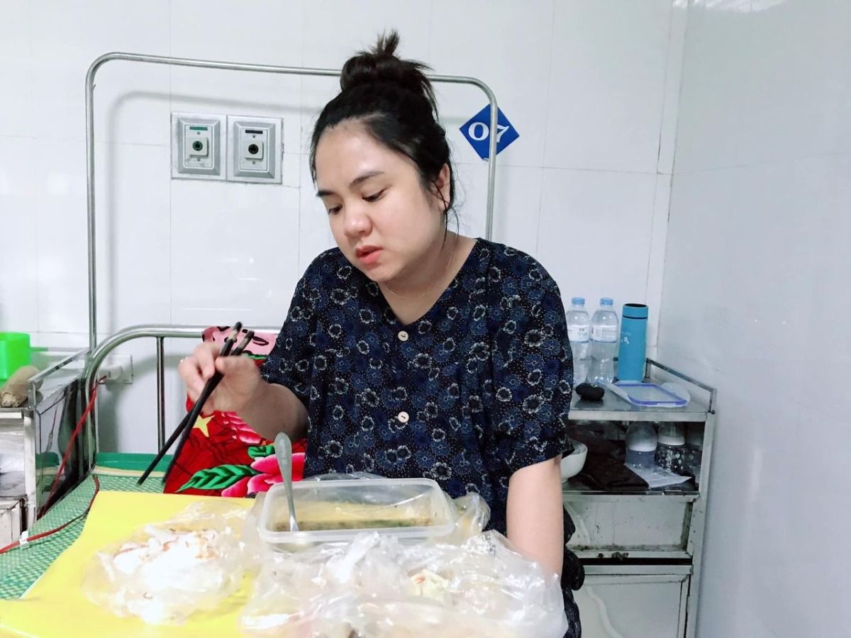 HÃY BÊN VỢ BẠN LÚC VỢ BẠN ĐẺ.
VÌ CHẲNG LÚC NÀO VỢ CẦN BẠN HƠN LÚC NÀY.
Hí anh em. Nay mình than thở vài lời về hành trình vượt cạn của Vợ và Milk.
Mình đã chuẩn bị sẵn tâm lý sẽ cùng vk vượt cạn, hỏi cả phòng dịch vụ ở BV Sản nhi, hỏi cả việc có được vào cạnh vợ lúc sinh hay là có được quay fipm chụp hình hay k. Nhưng tất cả đều khác trên youtube 😂.
12h đêm ngày 10/11 vợ bắt đầu có dấu hiệu, đó là khi huyết hồng tràn ra ngày càng nhiều. Mình thì đang cố gắng làm cho xong việc và bàn giao công việc lại cho nhân viên. Rồi ráng đợi thêm 1 chút xem tình hình ntn. Vợ bắt đầu run run. Chỉ có thề đứng cạnh rồi ôm vợ.
1h30 sáng 11/11. Huyết càng ngày càng nhiều. Mình chở vợ nhập viện sản nhi luôn. May là hành lý đều sẵn sàng nay chỉ nhấc mông đi. 🥰 mình cố tình tìm cái bài hát gì gì của Đông Nhi nhưng mãi k nhớ ra tên, thôi thì làm tạm quả Nhật Ký của Mẹ cho bạn ấy đỡ căng thẳng. Sau tới viện mới nhớ bài của Đông Nhi là bài Khi con là mẹ. (Các anh sau này nhớ bài này mà mở, giảm căng thẳng ngay).
Vì 2 vc ở Vinh nên quyết định k gọi cho 2 bà ở quê, sợ nửa đêm tội bà.
Thế rồi nhập viện, mọi thứ cũng đơn giản.nhận bộ đồ huyền thoại rồi đi siêu âm khám.  Nhưng hình như vợ lo, không ngủ đc. À còn phải đo độ gò của con nữa. Đo tận 30p, mình cố gắng đánh 1 giấc để cbi cho ngày mai nhưng tiếng máy cứ ọt ọt ọt ọt k ngủ được. Kkkk. 😂
Sáng ra hỏi vợ muốn ăn gì, chưa kịp nói thì mình đề xuất ngay súp lươn bà Lợi ngay Phan Đình Phùng 😂 cũng k biết ả ăn vì đói hay ăn để lấy sức chuẩn bị mà ăn thừa mỗi hành.
Điều hay ho là cả phòng chờ mỗi mình con trai, còn lại toàn bà gia hoặc mẹ đẻ đi chăm con. Ai cũng nhìn rành hay ho. Những lúc thay bỉm cho vk k còn rầy hay ngại chi nữa. K thấy bẩn luôn, cứ thế làm phát một. 💪💪💪
Vợ đau râm râm chứ k quằn quại như mấy bà hàng xóm hay đồng nghiệp doạ. 🤣🤣🤣
Sáng ra báo thông tin cho 2 bà ở quê, 2 bà nhanh nhanh phi xuống, nhưng nội quy BV Nhi là mếu cho ng ngoài vào thăm, chỉ ai có chiếc áo vàng huyền thoại kia mới đc vào, rồi mịn chiếm spotlight hơi nhiều với quả áo kia. Sau bảo 2 bà với mự về nhà nghỉ ngơi. Khúc này đúng thực sự, mẹ chăm con k bằng chồng chăm vợ đâu vì những lúc này ck là chỗ dựa tốt nhất.
Đến 3h chiều vk bắt đầu co thắt, mở đến 6p rồi nhập phòng. Khúc này bị bác sỹ thụt để cbi đẻ. Rồi vk chạy nhanh vào nhà vs để cbi (lại gặp mịa 1 con mẹ tranh thủ tắm, kêu mãi k ra bảo đợi tắm xong rồi ra - mình điên sôi máu lên định chửi thì may mọi ng dục nên bà ấy mở cửa).
Mình vào nhà vệ sinh vs vk. Thay bỉm xong, rồi đưa cho vk thêm 3 quả bỉm theo lời dặn của BS thế là tung tăng lên phòng đẻ. 🧐🧐🧐
Cứ nghĩ là lên sẽ đẻ liền như trong phim.🤔🤔🤔 Nhưng trồi ôi, lên phải chuyền rồi phải đợi. Và lần thừ n một mình mình là đàn ông đợi với 1 tập thể phụ nữ là các mẹ các bà 😂.  Các bà kêu con trai k nên ở đây vì ở đây mắc vía vk sẽ k đẻ đc 🤣 lại lần thứ 3 thấy khác trong phim, k giống cảnh ck đứng bên động viên an ủi cổ vũ vợ đẻ đâu. Nhưng mình đếch quan tâm cứ im lặng đi qua đi lại.
Rồi qua giờ hành chính 2 bà và cậu mự của 2 vc cũng đc lên thăm 😊😊😊. Nhưng lại tiếp tục phải đợi mình nóng ruột nhưng do mệt quá nên dựa tường ngủ luôn.
Nhìn qua khe cửa thấy vk mình nằm 1 mình, chỉ có 1 cô điều dưỡng đứng bên tiếp nc và sữa (k phải nguyên ekip động viện Hạnh ơi cố lên, em làm được đâu - mà là ai mở trước rặn khoẻ sẽ đc ưu tiên đỡ trc, còn nếu k thì cứ rứa mà rặn) thực sự nóng ruột.
Cứ lần lượt bác sỹ ra báo tin chúc mừng chị Hoa, chị Hữu... mà mình lại càng lo.
Thế rồi chị Lâm mà vk mình nhờ từ trc nt cho mình, chị đang ở vên Hạnh. Em nó mạnh mẽ lắm, lát bé sinh chị quay clip lại cho 🥰🥰🥰. Nghĩ tới khúc này mình vui thực sự.
18:38 chị Lâm ra khỏi phòng mổ tìm mình, bảo ck Hạnh đâu rồi đưa quần áo cho chị 🤩🤩🤩🤩 cảm xúc khó tả lắm, mình vui quá chỉ kịp hỏi bé sinh khi mấy h c. Chị báo 18:25p nặng 3,5kg.
Cả bà ngoại bà nội đều vui tột độ và mừng khoé mắt đỏ hoe.
Nhưng chưa đc gặp vk con liền. Lại phải đợi 30p để khâu. Rồi bắt đầu công cuộc đi xin sữa non (vợ đẻ ra chưa có sữa liền đâu, phải đi xin sữa của mẹ bầu khác hoặc uống sữa thanh meji) và công cuộc của mình với cậu (em vợ) 2 tiếng chạy đi xin sữa nhờ chị bạn của vk vắt 1 lần. Chỉ được lấy sữa nóng chứ k được hâm vì bé mới sinh...
Vậy đó. Mình đã đồng hành cùng vợ ở cái thời điểm vui nhất của cuộc đời. Mọi thứ trôi qua thật nhẹ nhàng nhưng những người trong cuộc thì đó là thời điểm của tình yêu thương, gia đình và mẫu tử.
Mình xin kết thúc những bài viết và lời chúc về cuộc vượt cạn của vk con ở đây.
Và gửi lời cảm ơn tới mọi người hôm qua tới giờ đã chúc cho gia đình mình.  Yêu thương.
Ps. Còn 1 vài chi tiết nhỏ mình k tiện kể hết kkk.
Nay con được gần 3 tháng roài nhưng vẫn muốn chia sẻ cho các anh em tí hehe.