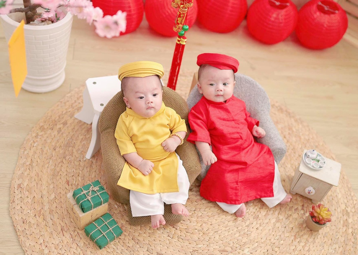 Chào mọi người tụi con là chuột con tháng 11 🐭🐭  
Bây giờ 2 ông cụ non được 2 tháng rưỡi rồi 🥰🥰 có bầu trộm vía mình không nghén ngày nào trong suốt thai kì luôn.. cả 2 bên nội ngoại đều không có ai sinh đôi nhưng hông biết sao lòi ra 2 mặt quậy này 😄 Niềm vui nhân đôi, bây giờ thì mệt cũng gấp đôi, mẹ đuối quá luôn hâhha.. 
chúc các mom thai kì khoẻ mạnh và thiệt nhiều năng lượng để chăm nỗi mấy thiên thần nhỏ hay la làng của chúng ta nha 🥰