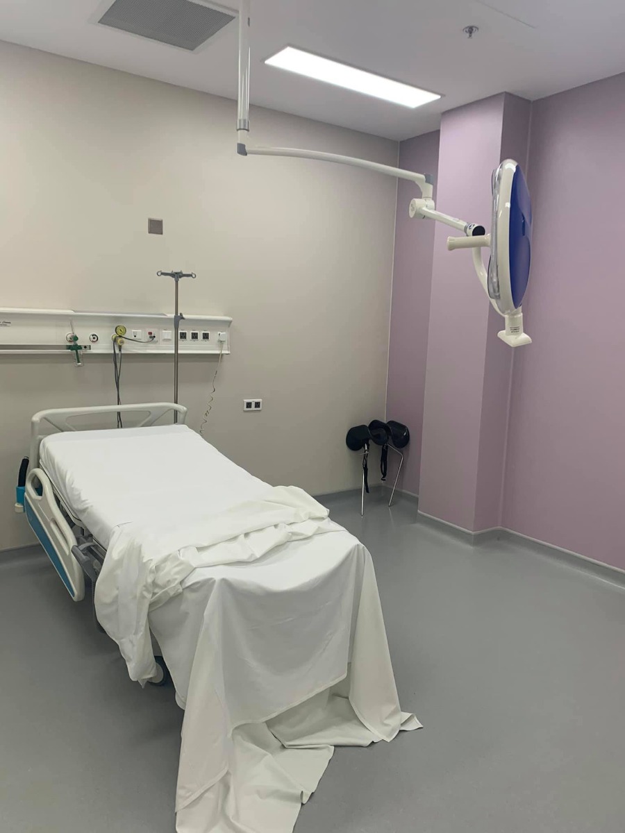 ✌️ [Review đẻ thường Việt Pháp - tháng 1/2021] 💛💛

✅ Gói thai sản 12 tuần

- Bác sĩ khám: Hồi đầu em đặt lịch khám tất cả các  bác hay sao ấy😂 mỗi lần 1 bác cho đến khi vào group nghe danh bác Nghị là chân ái nên sau là e book bác Nghị. Nhìn chung các bác đều khám nhẹ nhàng, ân cần thăm hỏi, dặn dò chu đáo. Nhưng bác Nghị vẫn là the best doctor❤️ Lúc nào cũng tận tâm và cẩn thân.

- Siêu âm: 3 lần 4D còn lần nào đi khám cũng đx siêu âm 2D tuy nhiên máy s/a ở Việt Pháp chắc tuổi cao sức yếu nên chả bao h nhìn đc mặt con 😂

- Gói 12 tuần là 46.900k . E đi hội thảo đc giảm 2tr còn 45tr. Khi xét nghiệm double test sẽ được giảm 20% và đc 1 phiếu miễn phí khám chuyên khoa bất kì. 

-Ngoài ra e đăng kí ở phòng vip cũng đc giảm 50% ngày đầu tiên còn 5tr đêm thôi ạ. Vì sinh xong phải chờ 72 giờ để lấy máu gót chân sàng lọc mà ở đây cứ bấm chuông là các chị hộ sinh có mặt ngay lập tức🥰 nên nhà e dki ở lại thêm 2 đêm. Những đêm sau thì chi phí 8tr/ đêm. Tổng e ở lại 4 ngày 3 đêm là 21tr tiền phòng. 

-Mua gói tiêm cho e bé cũng đc giảm 2tr còn 16tr vì từng đi hội thảo nha các mẹ. 

- Ra viện bsi sẽ yêu cầu mua thêm thuốc bổ cho mẹ và bé ( bổ máu, canxincho mẹ và dd vệ sinh vết khâu; vitamin D và cồn rửa rốn cho e bé) khoảng 2tr gì đó

- Mỗi lần đi khám nếu gặp vấn đề bên ngoài đều mất phí khám và xét nghiệm nhé. E bị tiểu đường thai kì nên mỗi lần đi khám với xn cũng mất thêm 2-3tr. 

- Từ tuần 36 sẽ chạy monitoring 30' mỗi buổi khám. Ngoài ra có 1 buổi khám với bác sĩ gây tê, bác sĩ giải thích nhẹ nhàng nhung mặt bsi thì rất khó hiểu 😂

✅ Đi sinh

- Phòng sinh thường- chồng được vào theo dõi tim thai và cơn co tử cung. E có sử dụng gây tê ngoài màng cứng (có trong gói), lúc làm thủ thuật tầm 15' người nhà sẽ ra ngoài. E ko biết hậu qả sau này của việc gây tê nhưng e biết ơn ng phát minh ra nó vô cùng vì nếu ko đc gây tê chắc e ngáo mất 😭. 

- E may mắn được bác Thu đỡ ❤️ Vì bác chuyên môn cao + các chị hộ sinh nhiệt tình nên e rặn 3p là e bé đã chào đời r. Vì đc gây tê nên khâu ko thấy hề hấn gì luôn ạ😆. Đến tận ngày hsau mới bdau thấy đau.

- Sinh xong sẽ đc đẩy qa phòng bên nghỉ để theo dõi 1 , 2 tiếng tại đó.

- Hàng ngày bác sĩ sản và có vào thăm khám, kiểm tra bụng và phần phụ của mẹ xem hồi phục ok ko. Các cô y tá sẽ vào đo huyết áp và các cô lao công dọn dẹp 2 lần/ ngày.

- Cơm viện nhìn ngon, hàng ngày có chị lên hỏi đủ thực đơn bò gà tôm cá, ngày 2 bữa cơm, tráng miệng có sữa chua hoặc sữa hộp, sáng các mẹ có thể chọn ăn cháo hoặc các loại bánh mì. Nhưng mẹ chồng e tự nấu e đem vào nên e vẫn chưa đc thử mùi cơm viện 😭

- Hàng ngày bé sẽ được tắm sau 8h sáng, gội đầu tắm rửa xà phòng sạch sẽ thơm tho. Mẹ được chiếu tia plasma giúp vết thương mau lành.

- Quà tặng của viện bao gồm: 1 bộ quần áo Vp cho bé + trà lợi sữa, khung ảnh, gấu bông, Bỉm và BVS cho mẹ. Nói chung là đủ đồ cơ bản, mẹ nào muốn mang thêm đồ cá nhân thì chủ động nhé. 

- QUAN TRỌNG, buổi đêm sau 10h có thể nhờ các chị y tá hỗ trợ trông bé đêm nếu mẹ nào cảm thấy mệt quá. Nhưng vợ chồng e nhớ con lắm, 30p lại p bấm chuông nhờ các c đưa con về phòng. E bé cứ khóc là lại bấm chuông nhờ ng hỗ trợ😂. Mấy hôm ở viện học được đủ skill cho bé ăn, dỗ bé khóc, vỗ ợ ... bla bla nên e thấy nếu được ở viện để học hỏi thêm 2,3 ngày là rất cần thiết.

✅ Ra viện
- Thủ tục làm nhanh, đóng tiền xong là lấy giấy chứng sinh cho con thôi. Gọi các chị vào check out phòng rồi đi về thôi ạ.

Chúc các mẹ năm mới mạnh khoẻ và các con hay ăn chóng nhớn nhé ❤️