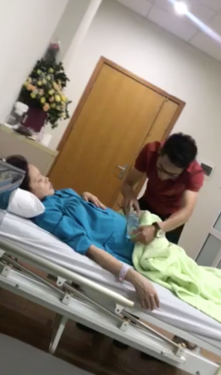 Kinh nghiệm đẻ ở bệnh viện Green
E sinh đc 2 tháng r hnay mới reveiw được cho mn. Chủ đề bệnh viện thì mn rw nhiều rồi nên hnay e đổi chủ đề rw chuyện “ ck nhà người ta ạ”
Nằm ở  phòng cũ được 2 hôm thì có 2 người ra viện nên họ chuyển mình sang ghép phòng vs 2 người bên cạnh. Tủi thân từ đây mà ra.. 🤣
Lúc đầu vừa vào phòng thì thấy có em nằm giường ngay cửa có lãng hoa to đùng, hỏi ra là mẹ ck e ấy tặng. Tiếp đến trên nóc tủ lạnh k biết bnhieu hoa quả các loại. Mình đi sinh thì k mang hoa quả gì mà quanh viện k có mà mua. Nhìn mà tỵ E ấy sinh mà toàn là ck ở lại viện chăm vợ là nhiều. Ck e ấy đẹp trai khéo lắm. Có 1 tối mẹ đẻ e ấy chăm thì cô ấy kể về con rể nghe rõ là tự hào luôn ,cô ấy bảo “ chúng nó lấy nhau 5 năm sinh đứa này là đứa t2 rồi, chưa bao giờ có nửa câu nào cô phải phàn nàn về con rể, nhà có việc gì nó cũng nhanh nhẹn làm, 1 dạ 2 vâng...mà ai cũng phải khen, nó nết lắm, em trai nó cũng thế, con gái cô đẻ như này có ck vs mẹ ck nó kiêng cữ cho yên tâm lắm. Mà cô cũng chưa từng thấy con cô về nhà nói bảo ck thế này mẹ ck thế kia bao giờ...
E ấy nết thật mn ợ. tối ở viện chăm vợ thì đi ngủ còn dặn “ tối vợ dậy vệ sinh nhớ gọi a nhé”
Mẹ vợ đến trông thay cho về thì thủ thỉ vs vợ” a về đây mai a lại ra vs mẹ con e”.
Tự đi đăng kí nộp tiền rồi gọi vợ xuống để tắm gội thảo dược. Ngoài ra xoa bụng, mát xa, bóp tay chân, thay bỉm, bế ẵm con... khéo lắm, khéo hết phần người khác luôn ấy..!
có thể còn có nhiều ông ck như vậy nhưng đẹp ng đẹp nết như e ấy thì lần đầu e gặp..!