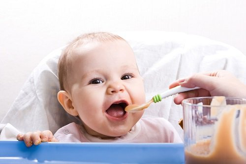 NGUYÊN TẮC ĂN DẶM “3 KHÔNG” MẸ CÀNG TỪ CHỐI CON CÀNG ĂN NGOAN

🥕 Không ép con ăn
Mỗi bữa ăn của bé chỉ nên kéo dài khoảng 30 phút, đừng vì lo con đói hay ốm yếu mà ép bé ăn cho bằng được mẹ nhé.
Ép buộc khiến con chán ghét, sợ mỗi khi đến bữa ăn. Hãy tạo cho bé cảm giác thèm ăn, hứng thú với bữa ăn bằng cách tôn trọng ý kiến của con, luôn bên cạnh động viên con, tạo không khí vui vẻ con mới cảm thấy ngon miệng và hấp thu tốt.

🥕 Không cho con ăn vặt trước bữa chính
Hãy cho con ăn đúng giờ và không cho ăn vặt thêm kẹo, bánh,…nhất là trước các bữa chính. Vì ăn vặt rất dễ khiến bé bị no ngang, không còn hứng thú với bữa chính nữa.

🥕 Không cho con làm việc khác khi đang ăn
Mẹ hãy rèn luyện cho con thói quen tập trung ăn, đến giờ ăn là chỉ ngồi vào bàn. Sai lầm của nhiều mẹ là lấy ipad, điện thoại, ti vi,…để dụ con ăn. Có thể lúc đó bé ăn rất nhanh nhưng điều này hoàn toàn không tốt cho hệ tiêu hóa. Chưa kể còn dễ hình thành thói quen xấu cho trẻ, phải có tivi, điện thoại,…mới chịu ăn. Như thế về sau nuôi con sẽ rất cực.

Về thức ăn dặm thì nên đổi món thường xuyên, vị giác của bé lúc này còn rất nhạy, dễ làm quen với hương vị mới, món ăn đa dạng giúp bé sau này không bị kén ăn. Có thể ưu tiên những món đơn giản nhưng hình thức bắt mắt, nhiều màu sắc để tạo hứng thú cho con mẹ nhé!