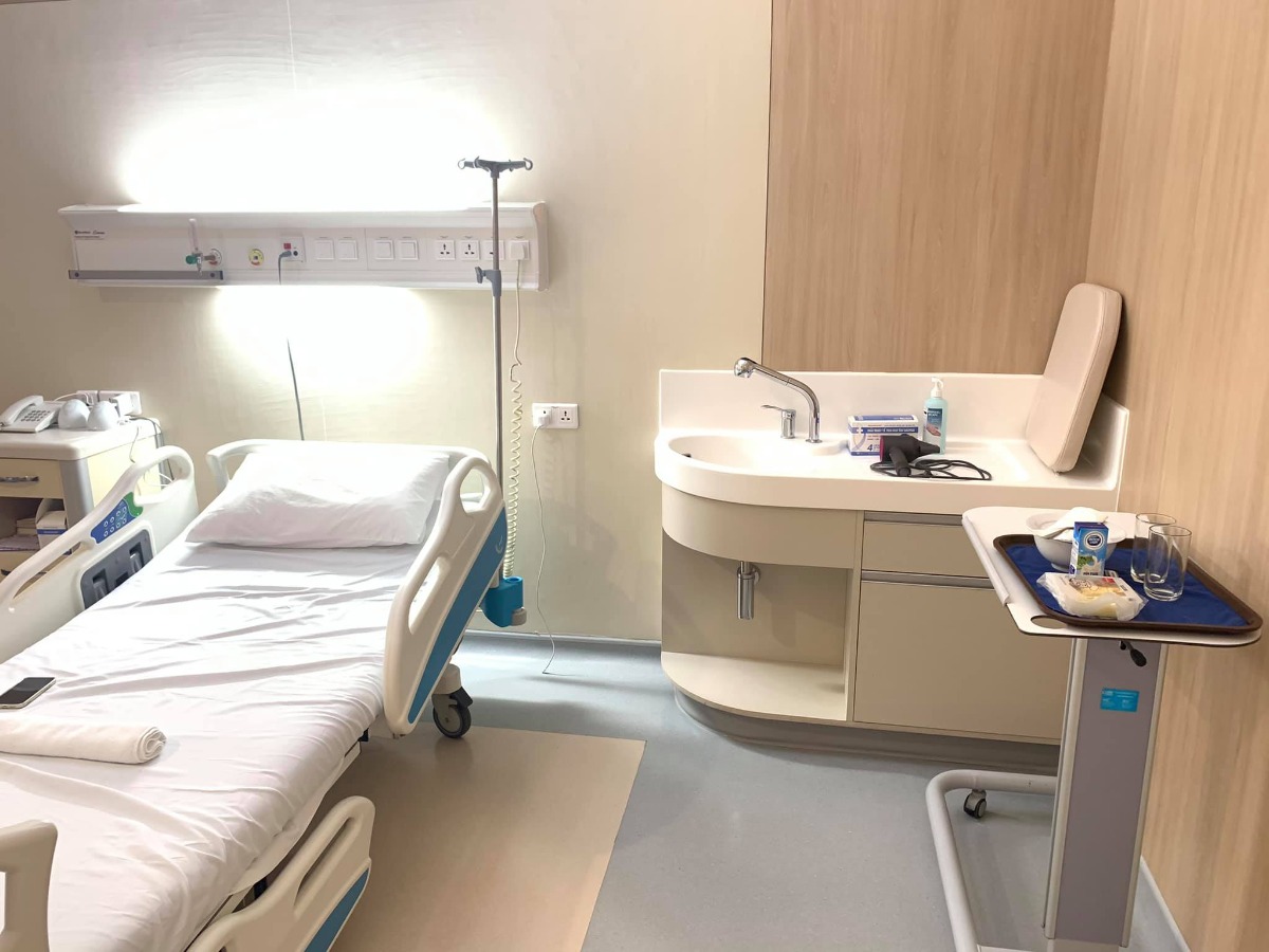 ✌️ [Review đẻ thường Việt Pháp - tháng 1/2021] 💛💛

✅ Gói thai sản 12 tuần

- Bác sĩ khám: Hồi đầu em đặt lịch khám tất cả các  bác hay sao ấy😂 mỗi lần 1 bác cho đến khi vào group nghe danh bác Nghị là chân ái nên sau là e book bác Nghị. Nhìn chung các bác đều khám nhẹ nhàng, ân cần thăm hỏi, dặn dò chu đáo. Nhưng bác Nghị vẫn là the best doctor❤️ Lúc nào cũng tận tâm và cẩn thân.

- Siêu âm: 3 lần 4D còn lần nào đi khám cũng đx siêu âm 2D tuy nhiên máy s/a ở Việt Pháp chắc tuổi cao sức yếu nên chả bao h nhìn đc mặt con 😂

- Gói 12 tuần là 46.900k . E đi hội thảo đc giảm 2tr còn 45tr. Khi xét nghiệm double test sẽ được giảm 20% và đc 1 phiếu miễn phí khám chuyên khoa bất kì. 

-Ngoài ra e đăng kí ở phòng vip cũng đc giảm 50% ngày đầu tiên còn 5tr đêm thôi ạ. Vì sinh xong phải chờ 72 giờ để lấy máu gót chân sàng lọc mà ở đây cứ bấm chuông là các chị hộ sinh có mặt ngay lập tức🥰 nên nhà e dki ở lại thêm 2 đêm. Những đêm sau thì chi phí 8tr/ đêm. Tổng e ở lại 4 ngày 3 đêm là 21tr tiền phòng. 

-Mua gói tiêm cho e bé cũng đc giảm 2tr còn 16tr vì từng đi hội thảo nha các mẹ. 

- Ra viện bsi sẽ yêu cầu mua thêm thuốc bổ cho mẹ và bé ( bổ máu, canxincho mẹ và dd vệ sinh vết khâu; vitamin D và cồn rửa rốn cho e bé) khoảng 2tr gì đó

- Mỗi lần đi khám nếu gặp vấn đề bên ngoài đều mất phí khám và xét nghiệm nhé. E bị tiểu đường thai kì nên mỗi lần đi khám với xn cũng mất thêm 2-3tr. 

- Từ tuần 36 sẽ chạy monitoring 30' mỗi buổi khám. Ngoài ra có 1 buổi khám với bác sĩ gây tê, bác sĩ giải thích nhẹ nhàng nhung mặt bsi thì rất khó hiểu 😂

✅ Đi sinh

- Phòng sinh thường- chồng được vào theo dõi tim thai và cơn co tử cung. E có sử dụng gây tê ngoài màng cứng (có trong gói), lúc làm thủ thuật tầm 15' người nhà sẽ ra ngoài. E ko biết hậu qả sau này của việc gây tê nhưng e biết ơn ng phát minh ra nó vô cùng vì nếu ko đc gây tê chắc e ngáo mất 😭. 

- E may mắn được bác Thu đỡ ❤️ Vì bác chuyên môn cao + các chị hộ sinh nhiệt tình nên e rặn 3p là e bé đã chào đời r. Vì đc gây tê nên khâu ko thấy hề hấn gì luôn ạ😆. Đến tận ngày hsau mới bdau thấy đau.

- Sinh xong sẽ đc đẩy qa phòng bên nghỉ để theo dõi 1 , 2 tiếng tại đó.

- Hàng ngày bác sĩ sản và có vào thăm khám, kiểm tra bụng và phần phụ của mẹ xem hồi phục ok ko. Các cô y tá sẽ vào đo huyết áp và các cô lao công dọn dẹp 2 lần/ ngày.

- Cơm viện nhìn ngon, hàng ngày có chị lên hỏi đủ thực đơn bò gà tôm cá, ngày 2 bữa cơm, tráng miệng có sữa chua hoặc sữa hộp, sáng các mẹ có thể chọn ăn cháo hoặc các loại bánh mì. Nhưng mẹ chồng e tự nấu e đem vào nên e vẫn chưa đc thử mùi cơm viện 😭

- Hàng ngày bé sẽ được tắm sau 8h sáng, gội đầu tắm rửa xà phòng sạch sẽ thơm tho. Mẹ được chiếu tia plasma giúp vết thương mau lành.

- Quà tặng của viện bao gồm: 1 bộ quần áo Vp cho bé + trà lợi sữa, khung ảnh, gấu bông, Bỉm và BVS cho mẹ. Nói chung là đủ đồ cơ bản, mẹ nào muốn mang thêm đồ cá nhân thì chủ động nhé. 

- QUAN TRỌNG, buổi đêm sau 10h có thể nhờ các chị y tá hỗ trợ trông bé đêm nếu mẹ nào cảm thấy mệt quá. Nhưng vợ chồng e nhớ con lắm, 30p lại p bấm chuông nhờ các c đưa con về phòng. E bé cứ khóc là lại bấm chuông nhờ ng hỗ trợ😂. Mấy hôm ở viện học được đủ skill cho bé ăn, dỗ bé khóc, vỗ ợ ... bla bla nên e thấy nếu được ở viện để học hỏi thêm 2,3 ngày là rất cần thiết.

✅ Ra viện
- Thủ tục làm nhanh, đóng tiền xong là lấy giấy chứng sinh cho con thôi. Gọi các chị vào check out phòng rồi đi về thôi ạ.

Chúc các mẹ năm mới mạnh khoẻ và các con hay ăn chóng nhớn nhé ❤️