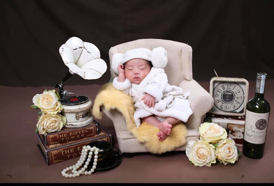 Mẹ con e đã về đích lúc 33w5d tuy k gọi là thành công rực rỡ như mọi người, nhưng đối với bản thân e đã gọi là may mắn nhiều nhiều lắm rồi ạ 😍

E lấy Ck từ năm 19/01/2012(AL)tới lúc e sinh 2 con là 11/09/2020(AL) thì các c tính xem em hiếm muộn bn năm ạ😣 Từng ấy năm trôi qua em đã khóc k biết bao nhiêu lần trải qua bao đau đớn nữa tất cả 4l chọc trứng và k biết tiêm bn mũi tiêm đủ thứ thuốc vào người rồi cũng đã làm đủ mọi cách mới có bầu được mặc váy bầu được cảm nhận lần máy nhẹ đầu tiên của con mà bao năm nay e đã mong muốn, e đã hái được  2 trái ngọt như ngày hôm nay thật sự e rất hạnh phúc các c à 😍👩‍👦‍👦

Em mang bầu trộm vía mẹ khỏe con khỏe mỗi lần đi siêu âm được nhìn thấy con nghịch trong bụng e thấy vui lắm e còn quay lại video về nhà e xem đi xem lại k biết bao nhiêu lần, tới tuần thai 25 e xn dung nạp đường lúc đi vui vẻ bao nhiêu lúc về e lại buồn và lo lắng bấy nhiêu, e bị cao luôn 3 chỉ số 7.29.14.20.14,29 bsi bảo e nhập viện nội tiết ngay k nguy hiểm tới e bé e lo sợ lắm ngày nào cũng nên hội xem các c chia sẻ xem thực đơn ăn uống như nào để e ăn theo sau đó e nằm viện BM 1w điều chỉnh để dò liều để tiêm insulin đường vẫn loạn k ổn định vì bsi của e nói e dễ bị tđ trước rồi e lại buồn hơn nữa nhưng e đã cố gắng k suy nghĩ ăn uống thật tốt để 3mc ổn định nhưng e lại dư ối và đa ối nữa e vẫn tiêm isulin liều 9-9-9-14 tới tận lúc e đi sinh 😣 e bị rỉ ối như vỡ ối luôn các c ạ mà siêu âm bsi bảo e nước ối vẫn mênh mông lắm nên e đỡ lo e bị lúc 32w5d e nằm viện pstw đúng 1w là con gò nhiều đòi ra ctc còn 1p thui bsi bảo thai đôi giữ tới được tầm này là ổn lắm rồi cho đi mổ gấp e đã khóc e run e sợ vì sợ sinh con bé tội thương con 😭 thế là y tá đẩy e đi nên phòng mổ chưa đầy 10p 3mc e đã gặp nhau các c ạ thấy con khóc to bsi bảo trộm vía mỗi bé được 2kg thế là bsi cho e nhìn 2 con thực sự lúc đó e đã rơi những giọt nước mắt ho các c ah e thầm nghĩ e đã làm được làm mẹ thật rồi 🥰 thế là c y tá bế con e đi vào khoa ss để theo dõi anh hôm sau được về với mẹ luôn còn e thì phải thở oxy 1w và dùng kháng sinh ổn định bsi gọi tới đón con về trộm vía 2 bé nhà e xn máu gót chân bt hết ksao ạ giờ 2 bé nhà e được 1w20d rồi e mới ngoi lên than thở vài câu hihi e viết hơi lủng củng các c đọc có gì thông cảm cho e nhé