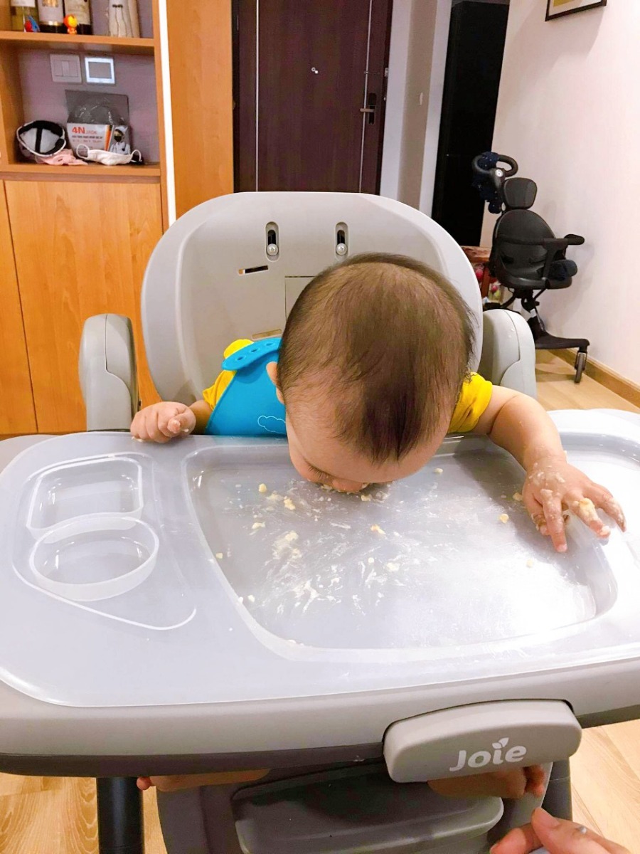 Xin chào cả nhà và xin đc gửi lời chúc mừng năm mới 2021 đến tất cả mọi người!

Mình là Thắng, CEO của Mamibabi, một số mẹ cũng đã biết và chat với mình nhiều lần qua zalo để tư vấn về Thai giáo và các bài tập giáo dục sớm cho bé.

Bước sang năm 2021, Mamibabi sẽ bước sang tuổi thứ 3 với hàng triệu thành viên là người Việt ở khắp mọi nơi trên thế giới.

Được sự động viên của rất nhiều mẹ từng nói chuyện với mình rằng "sao anh tư vấn tốt như vậy mà ko viết lại các bài chia sẻ để các mẹ có thể dễ dàng đọc đc"; "thông tin trên mạng giờ nhiều quá, các chia sẻ của anh rất cô đọng, dễ nắm bắt, anh nên viết lại các kiến thức đó...", từ năm nay, mình sẽ chia sẻ lại hành trình thai giáo từ khi vợ mình mang bầu, cũng như hành trình nuôi dạy bé Heo với các trò chơi thông minh sớm, và sắp tới là các kiến thức ăn dặm đầy đủ, thiết thực nhất.

Trong tút đầu tiên này, hãy để mình kể về sự ra đời của Mamibabi, cũng như lý do vì sao mình quyết định nghỉ công việc full time tại công ty để tập trung phát triển app. Bé Heo nhà mình hiện đc 14 tháng tuổi, trộm vía bé kháu khỉnh, rất vui tính, hay pha trò cho cả nhà cười và biết ăn cả thế giới (dù vẫn hơi còi) 😁

Mình không phải là một chuyên gia về thai giáo hay giáo dục sớm, trước khi làm Mamibabi, mình là phó giám đốc tại một công ty phần mềm. Mình làm ra Mamibabi ban đầu là để cho vợ mình thai giáo. Đợt đó khi vợ mang bầu, mình thấy vợ hay lên Youtube nghe nhạc giao hưởng. Đó là lần đầu tiên mình đc tiếp xúc với khái niệm Thai giáo. Mình thấy dùng Youtube nghe nhạc rất không tiện nên làm ra app Mamibabi này để vợ nghe cho tiện. Dần dần, khi tìm hiểu sâu hơn, mình thấy công dụng thực sự to lớn của thai giáo trong khi cách thai giáo lại rất đơn giản, mẹ nào cũng có thể áp dụng. Vợ mình khi bầu cũng thường xuyên rủ mình thai giáo cho con bằng các hành động đơn giản như xoa bụng, nói chuyện với con,...

Trộm vía có lẽ do dc thai giáo đều mà Heo sinh ra đã khá "hợp tác" với cả bố và mẹ, bé ngoan, dễ ăn, dễ ngủ; đến giờ 14 tháng đã khá hoạt ngôn và biết làm nhiều hoạt động thú vị. 

Nói về thai giáo, hồi đầu khi mới tìm hiểu, mình cũng giống như nhiều mẹ bị quá tải thông tin, đọc một hồi vẫn ko biết bắt đầu tư đâu. Công dụng của thai giáo bị nhiều bên thổi phồng quá mức để bán khóa học. Cách thai giáo thì thực sự đơn giản nhưng cũng bị cường điệu hóa tới mức nếu ko có hướng dẫn từ chuyên gia thì ko làm đc. Chuyên gia cũng có rất nhiều, mua khóa học về xong cũng rất khó thực hành theo vì phức tạp, chưa kể bận rộn, quên quên nhớ nhớ.

Vợ mình và mình đã quyết định tìm hiểu và tự lên "giáo trình" thai giáo cho Heo với mục tiêu phải thật đơn giản và dễ áp dụng. Như nhiều mẹ sau này nhận xét: "Đúng là anh chị tự làm cho chính mình dùng nên nó khác quá, vô cùng chi tiết nhưng lại dễ thực hành, cứ mở app làm theo là được, không bị chung chung như các tài liệu trên mạng". Đoạn sau thì mọi người cũng đã thấy, các kiến thức này được mình đưa lên app để vợ dễ dùng. Các câu chuyện thai giáo, nhạc, game, thơ thai giáo,... cứ theo đó được bổ sung theo thời gian.

Khi ra đời, vì mục đích ban đầu là làm cho vợ dùng nên mình cũng ko quảng cáo gì, chỉ đưa lên mạng và để đó. Nhưng ko ngờ sau một thời gian, app tự phát triển một lượng lớn người dùng và khi bạn đọc được những dòng này, mình rất vui mừng và thực sự cảm ơn vì bạn đã lựa chọn Mamibabi trong hành trình thai giáo và nuôi dạy con sắp tới.

Tháng 4 năm 2020, mình quyết định nghỉ việc tại công ty phần mềm để tập trung phát triển Mamibabi. Giờ Mamibabi ko chỉ có thai giáo mà còn có khóa học về giáo dục sớm cho bé qua các trò chơi. Cũng với tinh thần làm cho con mình dùng trước, con mình phải áp dụng được thì mới áp dụng đc cho con người khác. Và có lẽ do mình xuất phát từ dân kỹ thuật nên mọi thứ trên Mamibabi luôn hết sức đơn giản, ngắn gọn, cô đọng, xem xong là làm được ngay, ko mất thời gian tìm hiểu.

Hiện tại, việc mình dành nhiều thời gian nhất là tư vấn cho các mẹ về thai giáo và giáo dục sớm; qua chat hoặc gọi qua zalo cá nhân của mình 0908 303 699. Mình luôn chào đón các mẹ khi có bất kỳ thắc mắc nào. Các mẹ có thể đăng bài trên app để mình vào comment trực tiếp hoặc gọi, chat với mình qua zalo. Mình sẽ cố gắng trả lời sớm nhất, dù là ngoài giờ hành chính.

Trong các bài viết sắp tới, mình sẽ chia sẻ nhiều hơn về cách 2 vợ chồng mình thai giáo cho bé cũng như cách bọn mình cho Heo chơi các bài chơi đơn giản giúp bé phát triển vận động và thông minh sớm.

Cảm ơn các mẹ đã dành thời gian cho Mamibabi, mình biết ngoài kia có rất nhiều lựa chọn, cảm ơn mẹ đã lựa chọn Mamibabi. Mình thực sự tin vào luật nhân quả, khi làm ra Mamibabi và những bài tập trên này, mình mong muốn những điều tốt đẹp nhất dành cho bé Heo nhà mình. Mình tin rằng những điều tốt đẹp đó cũng sẽ đến với em bé nhà bạn khi bạn áp dụng những điều học được trên Mamibabi.

Giờ để bắt đầu, 
- Nếu mẹ muốn thai giáo, hãy làm theo mục Thai giáo hôm nay ở trang chủ
- Nếu mẹ muốn cho bé chơi các trò chơi giáo dục sớm, hãy làm theo mục Cho bé chơi gì hôm nay

App đã thiết kế sẵn các bài tập phù hợp để áp dụng cho bé rồi đó ạ.
Cảm ơn cả nhà và chúc mừng năm mới 2021!