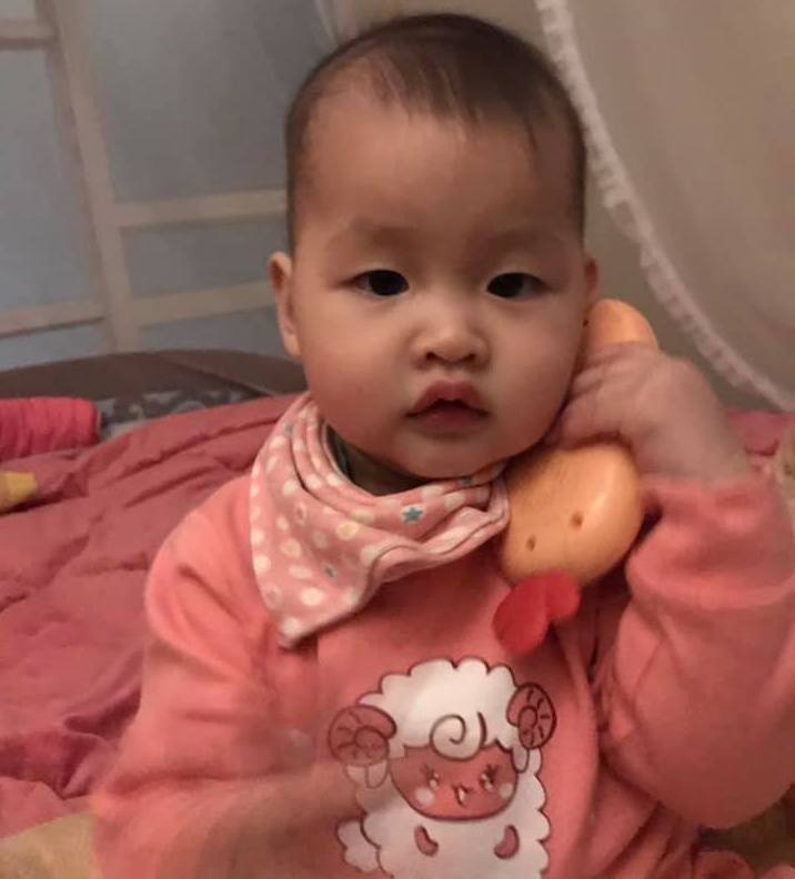 Chơi trò alo alo :))
Trò này chơi dc sớm chứ k cần đợi đến 12 tháng đâu các mẹ ạ
Lấy đồ chơi giả làm đt thôi, ko cho chơi đt sớm các mẹ nhé
CẦm lên xong bi bo gọi như thật :))