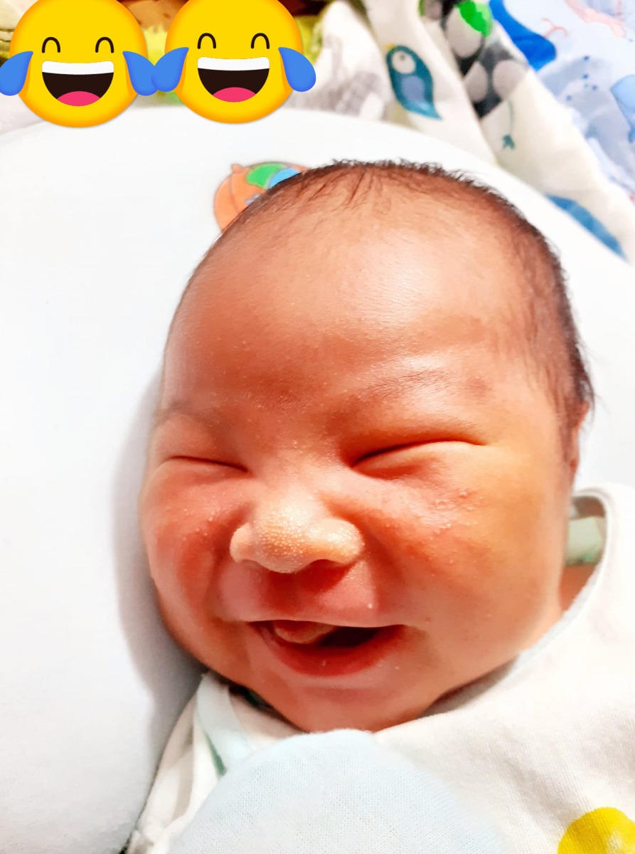 hihi 😆😆 sinh song hộ lý ẵm con đưa cho mình 😯 mình nhìn 😲😲😲 trong đầu suy nghỉ trời có phải con mình hong ta 🥺🥺🥺 sao mà nó xấu giữ vậy 😁😁