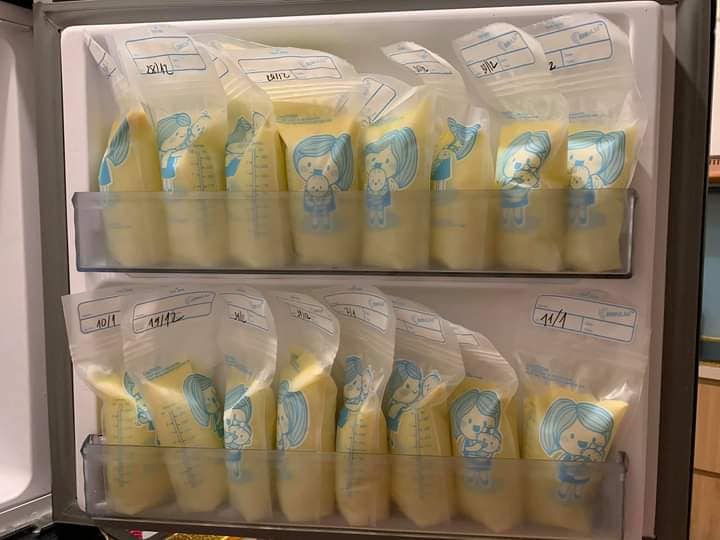 Như này có đc gọi là dậy thì thành công k các mẹ ơi 🤣🤣
Chuột nhà e sinh ở tuần 37w đc 3kg. Giờ đc tròn 2 tháng con đc 6,7kg. Tháng đầu con tăng 1,7kg, tháng thứ 2 tv tăng hẳn 2kg , ăn no xong lại ngủ😍
Có mẹ nào sau sinh mà sợ món móng giò heo như e k 😅 e sợ món đó như lúc nghén luôn.
Cô chị trước 3m mẹ đã mất sữa nên giờ đc bù đắp ngày nào cũng ké của e 500ml😅 em hút nhiều gầy rạc người mà nhìn 2 con ăn ngoan cũng mát ruột 😘