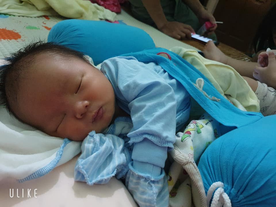 Mình sẽ chia sẻ với các bạn những gì mình còn nhớ. Mình thật may mắn khi đã thực hành thai giáo. 

Khi mang thai bé thứ ba, mình đã quyết định sẽ thực hành thai giáo vì trước đó không biết về thai giáo. Có một người bạn nói với mình rằng: "Hãy sinh bé khi có bố bên cạnh", mình thấy điều này thật đúng vì hồi tưởng lại quãng thời gian khó khăn, vất vả khi sinh bé thứ hai, mình suy nghĩ rất kỳ và quyết định rằng sẽ không để những chuyện như vậy lặp lại thêm lần nữa.

Dù nói là thực hành thai giáo nhưng mình cũng không hoàn toàn theo sát sao, mình ốm nghén mất khoảng năm tháng nên mình chỉ có thể trò chuyện với con khi mà sức khỏe tốt hơn. Mình nhắn nhủ với con rất nhiều điều. Về việc sinh nở, mình nhắn nhủ với con những điều sau:

• Con sinh ra nhẹ nhàng bằng chính sức lực của mình
• Vào khoảng thời gian dự sinh
• Lúc có ba ở bên cạnh
• Con nặng khoảng 3.500 gam
• Không để mất một lượng máu lớn do bị nhau cài răng lược như kỳ sinh trước
• Mẹ và con đều khỏe mạnh

Lo sợ sinh sớm nên mình nhập viện trước. Vào những tháng sắp sinh, mình đều đặn nói chuyện với con mỗi ngày. Khi nói chuyện với con, bỗng nhiên bản thân mình trở nên lạc quan hơn.

Mình đã sinh con chỉ trong vòng gần hai tiếng đồng hồ. Không một chút lo lắng, không bị xuất huyết máu hay thiếu máu, mình đã mẹ tròn con vuông.

Tóm lại, mình rất mừng khi mình đã áp dụng phương pháp thai giáo.

Ngoài việc nhắn nhủ với con về lúc chào đời, mình còn nhắn nhủ về "anh chị em hòa thuận" nữa, nên mình rất mong chờ sự trưởng thành của bé sau này.